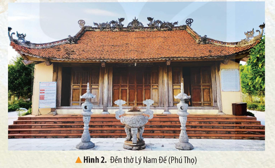 2. KỂ CHUYỆN VỀ MỘT SỐ NHÂN VẬT LỊCH SỬ TIÊU BIỂU TRONG CUỘC ĐẤU TRANH CHỐNG BẮC THUỘCCâu hỏi: Đọc thông tin và quan sát các hình từ 1 đến 3, em hãy:- Kể câu chuyện về một nhân vật lịch sử tiêu biểu trong cuộc đấu tranh chống Bắc thuộc.- Chia sẻ điều em biết được qua câu chuyện đó.Giải chi tiết:- Kể câu chuyện về Trưng Vương trừ giặc Hán:+ Có hai chị em gái tên là Trưng Trắc, Trưng Nhị giỏi võ nghệ, nuôi ý chí giành lại non sống. Bỗng một ngày chồng bà Trưng Trắc bị Thái thú Tô Định giết hại, Trưng Trắc đã cùng em gái phất cờ khởi nghĩa+ Cuộc khởi nghĩa được nhân dân hưởng ứng, sau đó giành thắng lợi, Trưng Trắc được tôn lên làm vua- Qua câu truyện trên, cuộc khởi nghĩa đã cho em thấy được tinh thần bất khuất của nhân dân ta, là tiền đề cho việc khôi phục nền độc lập, tự chủ của đất nước sau này. 3. LUYỆN TẬPCâu 1: Hãy vẽ và hoàn thiện trục thời gian (theo gợi ý dưới đây vào vở) thể hiện một số cuộc đấu tranh tiêu biểu trong thời kì Bắc thuộcGiải chi tiết:Thời gianCâu 2: Kể lại câu chuyện về một nhân vật tiêu biểu trong cuộc đấu tranh chống Bắc thuộc mà em sưu tầm được.Giải chi tiết:- Câu chuyện về Ngô Quyền đánh tan quân Nam Hán năm 938- Sau khi Dương Đình Nghệ - bố vợ của Ngô Quyền bị sát hại, Ngô Quyền đã đưa quân ra Bắc để trị tội kẻ phản nghịch- Khi nghe tin giặc sắp đến, Ngô Quyền cho người đem cọc lớn vạt nhọn, đầu bịt sắt đóng ngầm tên sông Bạch Đằng, sau đó giả vờ thua và rút chạy để dụ quân giặc vào trận địa- Khi thuỷ triều rút xuống, ông cho quân phản công khiến thuyền của giặc va vào bãi cọc, bị vỡ và đắm thuyền, quân ta đại thắng.4. VẬN DỤNG