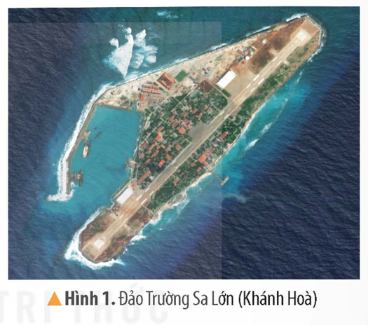 1. VỊ TRÍ ĐỊA LÍCâu hỏi: Đọc thông tin và quan sát hình 3 (trang 6), em hãy xác định vị trí địa lí của vùng biển, một số đảo, quần đảo lớn của Việt Nam.Giải chi tiết:- Vùng biển Việt Nam là một phần của biển Đông- Có các đảo tiêu biểu ở miền Bắc như: Bạch Long Vĩ, Cát Bà; miền Trung có: Cồn Cỏ, Lý Sơn; miền Nam có: Phú Quốc, Phú Quý- Có 2 quần đảo lớn nhất là quần đảo Hoàng Sa (Đà Nẵng) và Trường Sa (Khánh Hoà) nằm tại vị trí trung tâm biển Đông, có vị trí địa lý thuận lợi 2. CÔNG CUỘC BẢO VỆ CHỦ QUYỀN, CÁC QUYỀN VÀ LỢI ÍCH HỢP PHÁP CỦA VIỆT NAM Ở BIỂN ĐÔNGCâu hỏi: Đọc thông tin và quan sát các hình từ 5 đến 8, em hãy:-  Trình bày những nét chính về công cuộc bảo vệ chủ quyền, các quyền và lợi ích hợp pháp của Việt Nam ở Biển Đông.- Kể lại một câu chuyện về biển, đảo Việt NamGiải chi tiết:- Những nét chính về công cuộc bảo vệ chủ quyền, các quyền và lợi ích hợp pháp của Việt Nam ở Biển Đông:+ Từ xưa đến nay, các thế hệ người Việt đã dành nhiều công sức để khai phá, xác lập và bảo vệ chủ quyền biển đảo+ Ngày nay, Việt Nam có nhiều hoạt động bảo vệ chủ quyền như: thành lập các đơn vị hành chính ở 2 quần đảo, ban hành các văn bản pháp luật khẳng định chủ quyền biển đảo, tham gia Công ước của Liên hợp quốc về Luật Biển năm 1982,...- Kể một câu chuyện về biển, đảo Việt Nam:+ Chúa Nguyễn Phúc Nguyên lập đội Hoàng Sa có nhiệm vụ ra quần đảo Hoàng Sa thu lượm, khai thác sản vật,...+ Hàng năm từ tháng 3 đến tháng 8, họ giong buồm vượt biển qua quần đảo, đi 3 ngày 3 đêm mới đến trong điều kiện thiên nhiên khắc nghiệt+ Người dân ở đảo Lý Sơn tổ chức lễ Khao lề thế lính Hoàng Sa cầu bình an cho những người đi làm nhiệm vụ, tri ân những người có công trong việc bảo vệ biển đảo quê hương 3. LUYỆN TẬPCâu 1: Hoàn thành bảng (theo gợi ý dưới đây vào vở) về những hoạt động chính trong công cuộc bảo vệ chủ quyền, các quyền và lợi ích hợp pháp của Việt Nam ở Biển Đông.Giải chi tiết:Thời kìHoạt độngCác chúa NguyễnLập đội Hoàng Sa và Bắc Hải để thu lượm sản vật, đánh bắt hải sản,..., từng bước thực thi chủ quyền trên quần đảo Hoàng Sa và Trường SaTriều Nguyễn- Xác lập và thực thi chủ quyền bằng việc cắm cờ, dựng cột mốc,... trên quần đảo Hoàng Sa- Vua Minh Mạng cho vẽ Đại Nam nhất thống toàn đồ trong đó thể hiện 2 quần đảo thuộc chủ quyền Việt NamThời Pháp thuộcDựng bia chủ quyền, lập đơn vị hành chính ở 2 quần đảoNhà nước Cộng hoà xã hội chủ nghĩa Việt Nam- Thành lập các đơn vị hành chính- Ban hành các văn bản pháp luật khẳng định chủ quyền biển đảo- Tham gia Công ước của Liên hợp quốc về Luật Biển năm 1982- Phát triển kinh tế biển gắn với tăng cường tiềm lực quốc phòng Câu 2: Giới thiệu với bạn, thầy cô bài hát, bài thơ hoặc câu chuyện về biển, đảo mà em sưu tầm được.Giải chi tiết:Bài hát: Nơi đảo xa viết về người lính nơi hải đảo4. VẬN DỤNG