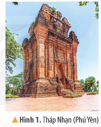 2. KỂ CHUYỆN VỀ ĐỀN THÁP CHĂMCâu hỏi: Đọc thông tin, em hãy kể một câu chuyện về đền tháp ChămGiải chi tiết:- Sự tích tháp Pô Klong Ga-rai kể về một cậu bé tên là Po Ong sinh ra với ngoại hình xấu xí, ghẻ chốc, một lần đi làm cậu ngủ thiếp bên tảng đá ven đường, có một đôi rồng trắng quấn quanh người cậu. Sau đó các vết ghẻ chốc trên người cậu bé biến mất- Nhà vua lúc đó băng hà nhưng không có người nối dõi, con voi trắng từ trong triều chạy ra ngoài tới quỳ trước Po Ong và rước ông về- Từ đó Po Ong lên làm vua, ông đã cho xây dựng nhiều công trình thuỷ lợi, dạy dân cày cấy,... khiến đời sống nhân dân hưng thịnh. Sau này tháp Pô Klong Ga-rai được xây dựng để tỏ lòng tôn kính với ông. 3. LUYỆN TẬPCâu 1: Hoàn thành bảng (theo gợi ý dưới đây vào vở) về các đền tháp Chăm ở Việt NamGiải chi tiết:STTTên đền thápĐịa điểm (tỉnh hoặc thành phố)1Thánh địa Mỹ SơnQuảng Nam2Tháp Mỹ KhánhThừa Thiên Huế3Tháp Khương MỹQuảng Nam4Tháp Dương Long Bình Định5Tháp Cảnh Tiên6Tháp Bình Lâm7Tháp Bánh Ít8Tháp Yang PrôngĐắk Lắk9Tháp NhạnPhú Yên10Tháp Pô-na-gaKhánh Hoà11Tháp Pô Klong Ga-rai Ninh Thuận12Tháp Hoà Lai13Tháp Pô Rô-mê14Tháp Pô Đam Bình Thuận15Tháp Phố Hài (Pô Sa I-nư) Câu 2: Làm thẻ ghi nhớ giới thiệu về một đền tháp Chăm theo gợi ý: tên gọi, địa điểm, một số nét chính về kiến trúc.Giải chi tiết:- Giới thiệu về đền tháp Chăm: Tháp Bánh Ít- Địa điểm: Bình Định- Một số nét chính về kiến trúc:+ Gồm 4 ngọn tháp đứng gần nhau: có 1 tháp chính ở giữa đỉnh đồi và 3 tháp nhỏ thấp hơn+ Bên trong tháp chính đặt tượng nữ thần Si-va toạ trên đài sen+ Đỉnh mỗi tháp đều gắn tượng thần Si-va bằng đá 4. VẬN DỤNG