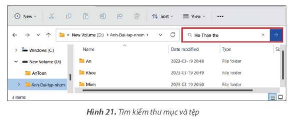 1. TẠO THƯ MỤC VỚI CẤU TRÚC CÂY HỢP LÍHoạt động: Thế nào là một cấu trúc cây thư mục hợp lí?Em hãy quan sát hai cây thư mục trong Hình 18, Hình 19 và trả lời các câu hỏi sau:Cây thư mục nào có cấu trúc hợp lí hơn? Tại sao?Giải chi tiết:Cây thư mục 2 đã được sắp xếp hợp lý vì: Tên thư mục được đặt theo cách hợp lý: bài tập nhóm. Bên cạnh đó, có các thư mục nhỏ hơn được đặt một cách thống nhất (sử dụng tên của các bạn)  Câu hỏi: Tại sao việc đặt tên cho thư mục và tệp lại quan trọng Giải chi tiết:Nhận diện nội dung: Một cái tên rõ ràng và mô tả sẽ giúp bạn nhận biết nhanh chóng nội dung của thư mục hoặc tệp tin. Khi bạn cần tìm kiếm một tệp tin cụ thể, một tên rõ ràng sẽ giúp bạn nhớ và xác định nhanh chóng đúng tệp tin mà bạn đang tìm kiếm.Dễ tìm kiếm: Khi bạn có một số lượng lớn thư mục và tệp tin, việc đặt tên hợp lý giúp tạo ra một cấu trúc cây thư mục có tổ chức và giúp bạn tìm kiếm nhanh chóng. Bằng cách sắp xếp tệp tin theo thứ tự chữ cái hoặc theo tiêu chí khác, bạn có thể tìm kiếm và truy cập vào tệp tin một cách dễ dàng hơn. 2. CÔNG CỤ TÌM KIẾM TRÊN MÁY TÍNH Câu hỏi: Quan sát Hình 21 và chọn phương án trả lời đúng. Sau khi nhập cụm từ tìm kiếm Ho-Than-tho vào ô tìm kiếm và nhấn phím Enter thì công cụ tìm kiếm sẽ tìm kiếm thư mục hoặc tệp có tên Ho-Than-tho ở đâu? Trong ổ đĩa DTrong thư mục Anh-Bai-tap-nhomTrong máy tính Trong thư mục AnGiải chi tiết:Đáp án B LUYỆN TẬP