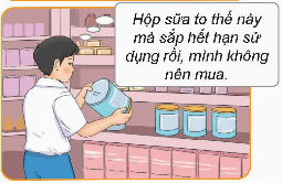 MỞ ĐẦU Em hãy chia sẻ thói quen tiêu dùng của bản thân hoặc người thân trong gia đình và nêu kết quả của mỗi thói quen đóGiải chi tiết:Gia đình em sẽ lên danh sách những món đồ cần mua trong một khoảng thời gian nhất định, xem xét tính dài hạn – ngắn hạn của từng vật phẩm, để dành một khoản để đút lợn tiết kiệm, tránh mua những thứ không cần thiết, những thứ hứng lên mua không có trong danh sách chi tiêu 1. TIÊU DÙNG THÔNG MINH VÀ LỢI ÍCH CỦA TIÊU DÙNG THÔNG MINHa. Trong các hình ảnh trên, bạn nào có thói quen tiêu dùng tốt, bạn nào có thói quen tiêu dùng chưa tốt? Vì sao?b. Theo em, thế nào là tiêu dùng thông minhc. Từ những hình ảnh trên, em hãy cho biết biểu hiện của người tiêu dùng thông minh và người tiêu dùng kém thông minh. Những hành vi tiêu dùng thông minh mang lại lợi ích gìGiải chi tiết:a. Tiêu dùng tốt: 1 => biết cân đối chi tiêu hợp lý để thực hiện mong muốn của bản thân, 4 => biết lựa chọn thời gian hợp lý để mua được thứ bản thân yêu thích mà giá rẻ hơnTiêu dùng chưa tốt: 2 => mua những thứ không cần thiết, vượt ngoài chi tiêu của bản thân, 3 => mua vượt quá chỉ tiêu, những thứ đồ chưa cần dùng đến vì cảm hứng của bản thânb. Tiêu dùng thông minh là việc biết chi tiêu có kế hoạch, hiệu quả, phù hợp với đặc điểm của bản thânc. Tiêu dùng thông minh là mua sắm những món đồ phù hợp với mục đích tiêu dùng của cá nhân, thực hiện đúng kế hoạch chi tiêu, giúp cho người tiêu dùng mua được những sản phẩm chất lượng, thực tế, đảm bảo kinh tế bền vững 2. CÁCH TIÊU DÙNG THÔNG MINHa. Từ thông tin và hình ảnh trên, em hãy nêu những điểm cần lưu ý trong việc xây dựng kế hoạch chi tiêu, tìm hiểu thông tin sản phẩm, sử dụng sản phẩm an toàn và lựa chọn phương thức thanh toán. Theo em, những việc làm đó mang lại lợi ích gì cho người tiêu dùngb. Dựa vào những hướng dẫn trên, em hãy nhận xét việc thực hiện các cách tiêu dùng thông minh của bản thân. Nêu ví dụ minh hoạGiải chi tiết:a. Chỉ nên mua những thứ phục vụ cho nhu cầu thiết yếu, phù hợp với khả năng kinh tế, nhu cầu của bản thân. Cần phải tìm hiểu thông tin về chất lượng sản phẩm, thời hạn, mẫu mã ở nhiều nguồn, tem chống hàng giả. Có nhiều hình thức thanh toán có thể sử dụng như bằng thẻ, tiền mặt. Trước khi thanh toán cần kiểm tra xem đã đúng loại hàng, số lượng, giá tiền chưa. b. Mỗi khi mua hàng em đều tham khảo giá cả ở nhiều nơi, lựa chọn mua hàng ở các cửa hàng uy tín, thanh toán bằng thẻ để dễ dàng kiểm soát chi tiêu, mua hàng trên mạng thường lựa chọn các cửa hàng có gắn mall để đảm bảo hàng chính hãng LUYỆN TẬPCâu 1: Trong các trường hợp dưới đây, ai là người tiêu dùng thông minh, ai là người tiêu dùng kém thông minh? Vì sao? a. Khi mua hàng, chị A luôn quan tâm đến chất lượng sản phẩmb. Anh C có thói quen chỉ mua sắm những sản phẩm của nước ngoài nhập khẩu vào Việt Namc. Khi mua rau, quả, bạn Q tìm mua sản phẩm có nguồn gốc, xuất xứ rõ ràng ở các địa chỉ đáng tin cậyGiải chi tiết:a. Người tiêu dùng thông minh. Khi mua hàng cần xem xét kỹ về chất lượng của sản phẩmb. Kém thông minh. Không phải là hàng nhập khẩu đều tốt. Có những sản phẩm gắn mác hàng Việt Nam chất lượng cao dùng rất ổn. Thậm chí một số hàng nhập khẩu là hàng nhái, hàng giả, không đảm bảo chất lượng sản phẩmc. Thông minh. Đây là điều quan trọng khi mua bất kỳ sản phẩm nào Câu 2: Vận dụng cách tiêu dùng thông minh để nhận xét hành vi mua sắm của các nhân vật trong những trường hợp dưới đây: a. Bạn H được mẹ giao…được đầy đủ b. Bạn D rất thích các món…rõ nguồn gốcc. Một người bạn thân…nhu cầuGiải chi tiết:a. Bạn H nên nghe lời mẹ và lên danh sách các đồ thật sự cần thiết mua, tránh mua những thứ lặt vặt, không cần thiếtb. Bạn D nên tìm hiểu kỹ thông tin, tránh tiền mất tật mang, ảnh hưởng đến sức khoẻc. C nên kiên định với hoàn cảnh của bản thân, không nên vì cái lợi trước mắt Câu 3: Hãy nêu lợi ích của những hành vi tiêu dùng thông minh dưới đây: a. Chị A thường tìm…chức năng đób. Đang chuẩn bị xây nhà…quyết định muac. Bạn H thường…mua sắmGiải chi tiết:a. Đảm bảo việc sử dụng các sản phẩm đúng mục đích, không lãnh phí và có hiệu quả các chức năngb. Tìm các nguồn cung cấp khác nhau để tham khảo giá là điều nên làm khi đi mua hàng, việc này có thể khiến cho anh B lựa chọn được nguồn hàng giá hợp lý và chất lượng cũng đáp ứng được nhu cầu tiêu dùng của anh Bc. Bạn H sáng suốt trong việc lựa chọn nơi mua hàng khi biết tìm những kênh bán hàng uy tín Câu 4: Tư vấn cho nhân vật trong các trường hợp dưới đây thực hiện cách tiêu dùng thông minh: a. Lên lớp 9, K được mua xe đạp mới để đi học. Em hãy gợi ý cho bạn K cách tìm hiểu thông tin sản phẩm để chọn được chiếc xe đạp phù hợpb. Y được mẹ giao nhiệm vụ đi chợ mua thức ăn cho cả nhà. Em hãy tư vấn giúp Y lập kế hoạch mua sắm và lựa chọn sản phẩm an toànGiải chi tiết:a. K có thể lên website tìm kiếm các hãng xe đạp dành cho học sinh, tham khảo nhiều nguồn, từ cửa hàng trực tiếp đến trực tuyến, liên hệ với gia đình để được nhận lời khuyênb. Y nên mua những sản phẩm có lợi cho sức khỏe, nên nắm bắt được giá cả của sản phẩm để tránh bị mua hơn giá thường bán, lên kế hoạch cho từng khẩu phần trong gia đình để mua đủ, tránh mua thừa VẬN DỤNG