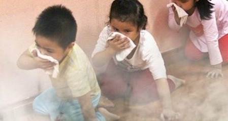CHÀO CỜ: TỰ BẢO VỆ BẢN THÂN- Giao lưu với cảnh sát phòng cháy, chữa cháy và cứu nạn, cứu hộ- Diễn tập một số động tác thoát hiểm khi có hỏa hoạn theo hướng dẫnGợi ý:- Giao lưu cảnh sát phòng cháy, chữa cháy và cứu nạn, cứu hộ- Diễn tập một số động tác thoát hiểm khi có hỏa hoạn theo hướng dẫn: HOẠT ĐỘNG GIÁO DỤC: NGUYÊN NHÂN VÀ CÁCH PHÒNG CHỐNG HỎA HOẠN1. Tìm hiểu nguyên nhân gây hỏa hoạn- Quan sát và truy tìm nguồn lửa trong hình bên:+ Tìm những nơi có khả năng tạo ra nguồn lửa+ Chỉ ra những đồ vật dễ cháy, dễ bắt lửa ở gần nguồn lửa.- Liệt kê những nguyên nhân dẫn đến hỏa hoạn.Gợi ý:- Nguồn lửa có trong các hình bên là:+ Nơi có khả năng tạo ra nguồn lửa: Bếp ga, bình ga, ngọn nến+ Những đồ vật dễ cháy, dễ bắt lửa: sách vở, vải, rèm cửa sổ, tủ gỗ,…- Những nguyên nhân dẫn đến hỏa hoạn gồm:+ Rò rỉ bình ga+ Không cẩn thận khi sử dụng thiết bị điện+ Để vật dễ cháy gần nguồn lửa+ …….. 2. Xác định cách phòng chống hỏa hoạn- Lựa chọn một nội dung để thảo luận về cách phòng chống hỏa hoạn- Xác định dấu hiệu nhận biết có hỏa hoạn.Gợi ý:- Cách phòng chống hỏa hoạn là:+ Sắp xếp các chất dễ cháy, chất dẫn nhiệt, dễ bắt lửa,… tránh xa các nguồn lửa+ Phòng chống hỏa hoạn đối với các thiết bị điện trong gia đình+ Khóa kĩ bình ga khi không sử dụng+ Không sử dụng nhiều thiết phụ điện cùng một lúc trong một ổ cắm điện…- Những dấu hiệu nhận biết có hỏa hoạn:+ Không khí có mùi khét+ Có khói xuất hiện+ Có tiếng hô hoán hoặc tiếng chuông báo động cháy+ Có tiếng nổ lớn từ bình ga hoặc các thiết bị điện …3. Luyện tập một số kĩ năng thoát hiểm khi gặp hỏa hoạn- Xác định đường thoát hiểm tối ưu- Dùng khăn hoặc các vật dụng bằng vải được nhúng nước để che mũi, che đầu.- Đi lom khom hoặc bò sát mặt đất khi có khói.Gợi ý:- Xác định đường thoát hiểm tối ưu- Dùng khăn hoặc các vật dụng bằng vải được nhúng nước để che mũi, che đầu.- Đi lom khom hoặc bò sát mặt đất khi có khói. SINH HOẠT LỚP: THỰC HÀNH THOÁT HIỂM