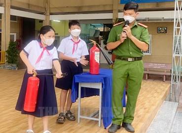 CHÀO CỜ: TỰ BẢO VỆ BẢN THÂN- Giao lưu với cảnh sát phòng cháy, chữa cháy và cứu nạn, cứu hộ- Diễn tập một số động tác thoát hiểm khi có hỏa hoạn theo hướng dẫnGợi ý:- Giao lưu cảnh sát phòng cháy, chữa cháy và cứu nạn, cứu hộ- Diễn tập một số động tác thoát hiểm khi có hỏa hoạn theo hướng dẫn: HOẠT ĐỘNG GIÁO DỤC: NGUYÊN NHÂN VÀ CÁCH PHÒNG CHỐNG HỎA HOẠN1. Tìm hiểu nguyên nhân gây hỏa hoạn- Quan sát và truy tìm nguồn lửa trong hình bên:+ Tìm những nơi có khả năng tạo ra nguồn lửa+ Chỉ ra những đồ vật dễ cháy, dễ bắt lửa ở gần nguồn lửa.- Liệt kê những nguyên nhân dẫn đến hỏa hoạn.Gợi ý:- Nguồn lửa có trong các hình bên là:+ Nơi có khả năng tạo ra nguồn lửa: Bếp ga, bình ga, ngọn nến+ Những đồ vật dễ cháy, dễ bắt lửa: sách vở, vải, rèm cửa sổ, tủ gỗ,…- Những nguyên nhân dẫn đến hỏa hoạn gồm:+ Rò rỉ bình ga+ Không cẩn thận khi sử dụng thiết bị điện+ Để vật dễ cháy gần nguồn lửa+ …….. 2. Xác định cách phòng chống hỏa hoạn- Lựa chọn một nội dung để thảo luận về cách phòng chống hỏa hoạn- Xác định dấu hiệu nhận biết có hỏa hoạn.Gợi ý:- Cách phòng chống hỏa hoạn là:+ Sắp xếp các chất dễ cháy, chất dẫn nhiệt, dễ bắt lửa,… tránh xa các nguồn lửa+ Phòng chống hỏa hoạn đối với các thiết bị điện trong gia đình+ Khóa kĩ bình ga khi không sử dụng+ Không sử dụng nhiều thiết phụ điện cùng một lúc trong một ổ cắm điện…- Những dấu hiệu nhận biết có hỏa hoạn:+ Không khí có mùi khét+ Có khói xuất hiện+ Có tiếng hô hoán hoặc tiếng chuông báo động cháy+ Có tiếng nổ lớn từ bình ga hoặc các thiết bị điện …3. Luyện tập một số kĩ năng thoát hiểm khi gặp hỏa hoạn- Xác định đường thoát hiểm tối ưu- Dùng khăn hoặc các vật dụng bằng vải được nhúng nước để che mũi, che đầu.- Đi lom khom hoặc bò sát mặt đất khi có khói.Gợi ý:- Xác định đường thoát hiểm tối ưu- Dùng khăn hoặc các vật dụng bằng vải được nhúng nước để che mũi, che đầu.- Đi lom khom hoặc bò sát mặt đất khi có khói. SINH HOẠT LỚP: THỰC HÀNH THOÁT HIỂM