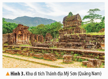 2. KỂ CHUYỆN VỀ ĐỀN THÁP CHĂMCâu hỏi: Đọc thông tin, em hãy kể một câu chuyện về đền tháp ChămGiải chi tiết:- Sự tích tháp Pô Klong Ga-rai kể về một cậu bé tên là Po Ong sinh ra với ngoại hình xấu xí, ghẻ chốc, một lần đi làm cậu ngủ thiếp bên tảng đá ven đường, có một đôi rồng trắng quấn quanh người cậu. Sau đó các vết ghẻ chốc trên người cậu bé biến mất- Nhà vua lúc đó băng hà nhưng không có người nối dõi, con voi trắng từ trong triều chạy ra ngoài tới quỳ trước Po Ong và rước ông về- Từ đó Po Ong lên làm vua, ông đã cho xây dựng nhiều công trình thuỷ lợi, dạy dân cày cấy,... khiến đời sống nhân dân hưng thịnh. Sau này tháp Pô Klong Ga-rai được xây dựng để tỏ lòng tôn kính với ông. 3. LUYỆN TẬPCâu 1: Hoàn thành bảng (theo gợi ý dưới đây vào vở) về các đền tháp Chăm ở Việt NamGiải chi tiết:STTTên đền thápĐịa điểm (tỉnh hoặc thành phố)1Thánh địa Mỹ SơnQuảng Nam2Tháp Mỹ KhánhThừa Thiên Huế3Tháp Khương MỹQuảng Nam4Tháp Dương Long Bình Định5Tháp Cảnh Tiên6Tháp Bình Lâm7Tháp Bánh Ít8Tháp Yang PrôngĐắk Lắk9Tháp NhạnPhú Yên10Tháp Pô-na-gaKhánh Hoà11Tháp Pô Klong Ga-rai Ninh Thuận12Tháp Hoà Lai13Tháp Pô Rô-mê14Tháp Pô Đam Bình Thuận15Tháp Phố Hài (Pô Sa I-nư) Câu 2: Làm thẻ ghi nhớ giới thiệu về một đền tháp Chăm theo gợi ý: tên gọi, địa điểm, một số nét chính về kiến trúc.Giải chi tiết:- Giới thiệu về đền tháp Chăm: Tháp Bánh Ít- Địa điểm: Bình Định- Một số nét chính về kiến trúc:+ Gồm 4 ngọn tháp đứng gần nhau: có 1 tháp chính ở giữa đỉnh đồi và 3 tháp nhỏ thấp hơn+ Bên trong tháp chính đặt tượng nữ thần Si-va toạ trên đài sen+ Đỉnh mỗi tháp đều gắn tượng thần Si-va bằng đá 4. VẬN DỤNG