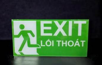 CHÀO CỜ: TỰ BẢO VỆ BẢN THÂN- Giao lưu với cảnh sát phòng cháy, chữa cháy và cứu nạn, cứu hộ- Diễn tập một số động tác thoát hiểm khi có hỏa hoạn theo hướng dẫnGợi ý:- Giao lưu cảnh sát phòng cháy, chữa cháy và cứu nạn, cứu hộ- Diễn tập một số động tác thoát hiểm khi có hỏa hoạn theo hướng dẫn: HOẠT ĐỘNG GIÁO DỤC: NGUYÊN NHÂN VÀ CÁCH PHÒNG CHỐNG HỎA HOẠN1. Tìm hiểu nguyên nhân gây hỏa hoạn- Quan sát và truy tìm nguồn lửa trong hình bên:+ Tìm những nơi có khả năng tạo ra nguồn lửa+ Chỉ ra những đồ vật dễ cháy, dễ bắt lửa ở gần nguồn lửa.- Liệt kê những nguyên nhân dẫn đến hỏa hoạn.Gợi ý:- Nguồn lửa có trong các hình bên là:+ Nơi có khả năng tạo ra nguồn lửa: Bếp ga, bình ga, ngọn nến+ Những đồ vật dễ cháy, dễ bắt lửa: sách vở, vải, rèm cửa sổ, tủ gỗ,…- Những nguyên nhân dẫn đến hỏa hoạn gồm:+ Rò rỉ bình ga+ Không cẩn thận khi sử dụng thiết bị điện+ Để vật dễ cháy gần nguồn lửa+ …….. 2. Xác định cách phòng chống hỏa hoạn- Lựa chọn một nội dung để thảo luận về cách phòng chống hỏa hoạn- Xác định dấu hiệu nhận biết có hỏa hoạn.Gợi ý:- Cách phòng chống hỏa hoạn là:+ Sắp xếp các chất dễ cháy, chất dẫn nhiệt, dễ bắt lửa,… tránh xa các nguồn lửa+ Phòng chống hỏa hoạn đối với các thiết bị điện trong gia đình+ Khóa kĩ bình ga khi không sử dụng+ Không sử dụng nhiều thiết phụ điện cùng một lúc trong một ổ cắm điện…- Những dấu hiệu nhận biết có hỏa hoạn:+ Không khí có mùi khét+ Có khói xuất hiện+ Có tiếng hô hoán hoặc tiếng chuông báo động cháy+ Có tiếng nổ lớn từ bình ga hoặc các thiết bị điện …3. Luyện tập một số kĩ năng thoát hiểm khi gặp hỏa hoạn- Xác định đường thoát hiểm tối ưu- Dùng khăn hoặc các vật dụng bằng vải được nhúng nước để che mũi, che đầu.- Đi lom khom hoặc bò sát mặt đất khi có khói.Gợi ý:- Xác định đường thoát hiểm tối ưu- Dùng khăn hoặc các vật dụng bằng vải được nhúng nước để che mũi, che đầu.- Đi lom khom hoặc bò sát mặt đất khi có khói. SINH HOẠT LỚP: THỰC HÀNH THOÁT HIỂM