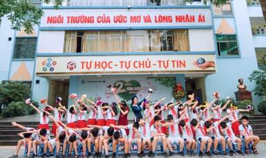 CHÀO CỜ: TRÒ CHUYỆN VỀ CHỦ ĐỀ “KHOA HỌC SÁNG TẠO”- Nghe trò chuyện về chủ đề “Khoa học sáng tạo”- Tham gia hoạt động sáng tạo khoa học theo lớp.Gợi ý:- Một số gợi ý các hạng mục sáng tạo khoa học:+ Đồ dùng học tập+ phần mềm tin học+ Sản phẩm thân thiện môi trường.+ Dụng cụ sinh hoạt gia đình và đồ chơi trẻ em.+ Giải pháp ứng phó biến đổi khí hậu, bảo vệ môi trường, phát triển kinh tế. HOẠT ĐỘNG GIÁO DỤC: KẾ HOẠCH HOẠT ĐỘNG “CÙNG LÀM NÊN KỈ NIỆM”1. Lập kế hoạch “Cùng làm nên kỉ niệm”- Lập kế hoạch cho hoạt động “Cùng làm nên kỉ niệm” mà tổ em đã chọn.- Chia sẻ kế hoạch của tổ mình trước lớp để nhận góp ý của thầy cô và các bạn- Lựa chọn một bản kế hoạch khả thi để thực hiện vào tiết Sinh hoạt lớp.Gợi ý:- Kế hoạch “Chụp ảnh kỉ niệm” của lớp 5B2KẾ HOẠCH CHỤP ẢNH KỈ YẾU CỦA LỚP 5B2- Mục tiêu: Cùng nhau hỗ trợ, giúp đỡ lần nhau để cùng tạo ra được những khoảnh khắc đáng nhớ bên bạn bè và thầy cô trong năm học cuối cấp tiểu học.- Nội dung: Chụp ảnh kỉ niệm cùng các bạn, thầy cô, bố mẹ trong khuôn viên nhà trường và lớp học.STTCông việc cần thực hiệnThời gian bắt đầu thực hiệnThời gian hoàn thànhNgười phụ trách1Cán bộ lớp tổ chức lấy ý kiến các thành viên trong lớp, thống nhất và trình ý kiến lên giáo viên chủ nhiệm, ban đại diện phụ huynh và nhà trường.………2Thảo luận lựa chọn trang phục, thợ chụp ảnh, đô dùng phụ họa…………3Chuẩn bị thư mời thầy cô và phụ huynh tham gia buổi chụp hình.………4Chụp ảnh kỉ niệm………5Lựa chọn ảnh đẹp nhất để mỗi bạn in ra làm kỉ niệm.……… SINH HOẠT LỚP: CÙNG LÀM NÊN KỈ NIỆM