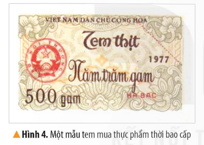 2. ĐẤT NƯỚC THỜI KÌ ĐỔI MỚICâu 1: Đọc thông tin và quan sát các hình từ 6 đến 9, em hãy nêu một số thành tựu về kinh tế - xã hội của đất nước thời kì Đổi mới.Giải chi tiết:Một số thành tựu về kinh tế - xã hội của đất nước thời kì Đổi mới là:- Kinh tế ngày càng phát triển, hàng hoá dồi dào, nhiều sản phẩm vừa cung cấp đủ nhu cầu trong nước vừa được xuất khẩu- Việt Nam vươn lên trở thành một trong những nước xuất khẩu gạo hàng đầu thế giới- Đời sống vật chất và tinh thần của người dân ngày càng được cải thiện, tăng vị thế và uy tín trên trường quốc tế Câu 2: Hãy mô tả một hiện vật hoặc một công trình cụ thể của thời kì Đổi mới ở nước ta hiện nay.Mô tả máy vi tính:- Có nhiều loại khác nhau nhưng thường có 2 loại phổ biến là máy tính để bàn và máy tính xách tay- Một máy tính bao gồm các bộ phận như: bộ xử lý trung tâm (CPU), nộ nhớ (Memory), bộ vào (Input device),...- Máy tính có khả năng xử lý thông tin với tốc độ nhanh chóng, cho phép chúng ta thực hiện các nhiệm vụ mà bằng tay thì không thể hoặc tốn nhiều thời gian3. LUYỆN TẬPHoàn thành bản thống kê (theo gợi ý dưới đây vào vở) về một số thành tựu tiêu biểu của đất nước thời kì Đổi mớiGiải chi tiết:Lĩnh vựcThành tựu tiêu biểuKinh tế- Xuất khẩu các mặt hàng như: gạo, nông sản, thuỷ sản,..- Trở thành một trong những nước xuất khẩu gạo hàng đầu thế giớiVăn hoá, xã hội- Đời sống vật chất và tinh thần của người dân ngày càng được cải thiện- Tăng vị thế và uy tín của Việt Nam trên trường quốc tế 4. VẬN DỤNG