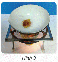 Mở đầu: Để tạo hương vị cho bánh kẹo như bánh phở-lăng (flan), người ta thường thêm ca-ra-men. Dù được nấu từ đường có màu trắng và vị ngọt nhưng ca-ra-men lại có màu nâu, vị đắng và ngọt dịu. Ca-ra-men Vậy biến đổi nào đã xảy ra?Giải chi tiết:Dù được nấu từ đường có màu trắng và vị ngọt nhưng ca-ra-men lại có màu nâu, vị đắng và ngọt dịu. Ca-ra-men Vậy biến đổi hóa học đã xảy ra. 1. BIẾN ĐỔI HÓA HỌCHoạt động khám pháCâu 1: Quan sát hình 2 và nhận xét về màu sắc, hình dạng mẫu giấy trước và sau khi đốt. Từ đó, hãy cho biết có sự biến đồi nào đã xảy ra.Giải chi tiết:Màu sắc chuyển từ trắng thành đen và hình dạng không còn như van đầu nữa.Câu 2: Nhận xét sự biến đổi màu của đường dưới tác dụng của nhiệtCho biết hiện tượng xảy ra, nếu tiếp tục đun.Giải chi tiết:Sau khi đun thì đường chuyển sang màu nâu. Nếu tiếp tục đun đường sẽ chuyển sang màu đen và có mùi khét và nếu thử có vị đắng,Luyện tập, vận dụngCâu 1: Quan sát hình 4 và cho biết biến đổi nào đã xảy ra. Vì sao?Giải chi tiết:Than củi biến đổi từ màu đen sang màu xám. Vì dưới tác động của nhiệt biến đổi hóa học xảy ra khiến cho Than củi biến đổi từ màu đen sang màu xám.Câu 2: Quan sát hình 5, cho biết trường hợp nào là biến đổi hoá học và giải thích.Giải chi tiết:Trường hợp a, b, d,e là biến đổi hóa học vì ta thấy được sự biến đổi tính chất của chất như trường hợp a thay đổi màu sắc, trường hợp b và trường hợp d, e là thay đổi về trạng thái, hình dạng. 2. MỘT SỐ VÍ DỤ VỀ BIẾN ĐỔI HÓA HỌC TRONG CUỘC SỐNG