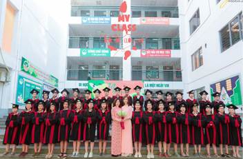 CHÀO CỜ: TRÒ CHUYỆN VỀ CHỦ ĐỀ “KHOA HỌC SÁNG TẠO”- Nghe trò chuyện về chủ đề “Khoa học sáng tạo”- Tham gia hoạt động sáng tạo khoa học theo lớp.Gợi ý:- Một số gợi ý các hạng mục sáng tạo khoa học:+ Đồ dùng học tập+ phần mềm tin học+ Sản phẩm thân thiện môi trường.+ Dụng cụ sinh hoạt gia đình và đồ chơi trẻ em.+ Giải pháp ứng phó biến đổi khí hậu, bảo vệ môi trường, phát triển kinh tế. HOẠT ĐỘNG GIÁO DỤC: KẾ HOẠCH HOẠT ĐỘNG “CÙNG LÀM NÊN KỈ NIỆM”1. Lập kế hoạch “Cùng làm nên kỉ niệm”- Lập kế hoạch cho hoạt động “Cùng làm nên kỉ niệm” mà tổ em đã chọn.- Chia sẻ kế hoạch của tổ mình trước lớp để nhận góp ý của thầy cô và các bạn- Lựa chọn một bản kế hoạch khả thi để thực hiện vào tiết Sinh hoạt lớp.Gợi ý:- Kế hoạch “Chụp ảnh kỉ niệm” của lớp 5B2KẾ HOẠCH CHỤP ẢNH KỈ YẾU CỦA LỚP 5B2- Mục tiêu: Cùng nhau hỗ trợ, giúp đỡ lần nhau để cùng tạo ra được những khoảnh khắc đáng nhớ bên bạn bè và thầy cô trong năm học cuối cấp tiểu học.- Nội dung: Chụp ảnh kỉ niệm cùng các bạn, thầy cô, bố mẹ trong khuôn viên nhà trường và lớp học.STTCông việc cần thực hiệnThời gian bắt đầu thực hiệnThời gian hoàn thànhNgười phụ trách1Cán bộ lớp tổ chức lấy ý kiến các thành viên trong lớp, thống nhất và trình ý kiến lên giáo viên chủ nhiệm, ban đại diện phụ huynh và nhà trường.………2Thảo luận lựa chọn trang phục, thợ chụp ảnh, đô dùng phụ họa…………3Chuẩn bị thư mời thầy cô và phụ huynh tham gia buổi chụp hình.………4Chụp ảnh kỉ niệm………5Lựa chọn ảnh đẹp nhất để mỗi bạn in ra làm kỉ niệm.………  SINH HOẠT LỚP: CÙNG LÀM NÊN KỈ NIỆM