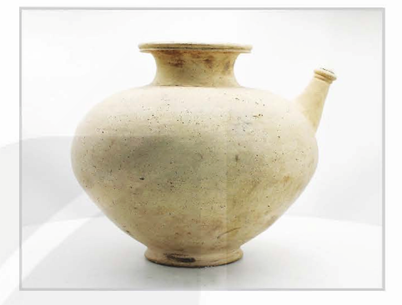 2. MỘT SỐ HIỆN VẬT KHẢO CỔ HỌC CỦA VƯƠNG QUỐC PHÙ NAMCâu hỏi: Đọc thông tin và quan sát các hình từ 4 đến 7, hãy kể tên và mô tả một số hiện vật khảo cổ học của Vương quốc Phù NamGiải chi tiết:- Cà càng (bếp đun) được làm bằng đất nung, có thành che gió, đáy giữ tro, đun bằng củi hoặc than, thuận tiện khi sử dụng ở nhà sàn hoặc trên thuyền, ghe- Khuyên tai được làm bằng vàng, thiết kế tinh xảo, cho thấy đời sống tinh thần khá phong phú, thoải mái của người dân Phù Nam 3. LUYỆN TẬPCâu 1: Trình bày sự thành lập Vương quốc Phù NamGiải chi tiết:- Thời gian và địa điểm thành lập:+ Ra đời vào khoảng thế kỉ I+ Địa bàn cư trú của cư dân Phù Nam chủ yếu thuộc khu vực Nam Bộ Việt Nam hiện nay- Gắn với truyền thuyết về Hỗn Điền – Liễu Diệp cùng một số bằng chứng khảo cổ học Câu 2: Hoàn thành bảng (theo gợi ý dưới đây vào vở) về một số hiện vật khảo cổ học của Vương quốc Phù NamGiải chi tiết:Lĩnh vựcHiện vậtĐời sống vật chấtĐồng tiền, nồi và cà ràngĐời sống tinh thầnKhuyên tai, tượng Phật Bình Hoà 4. VẬN DỤNG