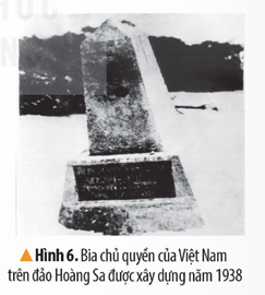 1. VỊ TRÍ ĐỊA LÍCâu hỏi: Đọc thông tin và quan sát hình 3 (trang 6), em hãy xác định vị trí địa lí của vùng biển, một số đảo, quần đảo lớn của Việt Nam.Giải chi tiết:- Vùng biển Việt Nam là một phần của biển Đông- Có các đảo tiêu biểu ở miền Bắc như: Bạch Long Vĩ, Cát Bà; miền Trung có: Cồn Cỏ, Lý Sơn; miền Nam có: Phú Quốc, Phú Quý- Có 2 quần đảo lớn nhất là quần đảo Hoàng Sa (Đà Nẵng) và Trường Sa (Khánh Hoà) nằm tại vị trí trung tâm biển Đông, có vị trí địa lý thuận lợi 2. CÔNG CUỘC BẢO VỆ CHỦ QUYỀN, CÁC QUYỀN VÀ LỢI ÍCH HỢP PHÁP CỦA VIỆT NAM Ở BIỂN ĐÔNGCâu hỏi: Đọc thông tin và quan sát các hình từ 5 đến 8, em hãy:-  Trình bày những nét chính về công cuộc bảo vệ chủ quyền, các quyền và lợi ích hợp pháp của Việt Nam ở Biển Đông.- Kể lại một câu chuyện về biển, đảo Việt NamGiải chi tiết:- Những nét chính về công cuộc bảo vệ chủ quyền, các quyền và lợi ích hợp pháp của Việt Nam ở Biển Đông:+ Từ xưa đến nay, các thế hệ người Việt đã dành nhiều công sức để khai phá, xác lập và bảo vệ chủ quyền biển đảo+ Ngày nay, Việt Nam có nhiều hoạt động bảo vệ chủ quyền như: thành lập các đơn vị hành chính ở 2 quần đảo, ban hành các văn bản pháp luật khẳng định chủ quyền biển đảo, tham gia Công ước của Liên hợp quốc về Luật Biển năm 1982,...- Kể một câu chuyện về biển, đảo Việt Nam:+ Chúa Nguyễn Phúc Nguyên lập đội Hoàng Sa có nhiệm vụ ra quần đảo Hoàng Sa thu lượm, khai thác sản vật,...+ Hàng năm từ tháng 3 đến tháng 8, họ giong buồm vượt biển qua quần đảo, đi 3 ngày 3 đêm mới đến trong điều kiện thiên nhiên khắc nghiệt+ Người dân ở đảo Lý Sơn tổ chức lễ Khao lề thế lính Hoàng Sa cầu bình an cho những người đi làm nhiệm vụ, tri ân những người có công trong việc bảo vệ biển đảo quê hương 3. LUYỆN TẬPCâu 1: Hoàn thành bảng (theo gợi ý dưới đây vào vở) về những hoạt động chính trong công cuộc bảo vệ chủ quyền, các quyền và lợi ích hợp pháp của Việt Nam ở Biển Đông.Giải chi tiết:Thời kìHoạt độngCác chúa NguyễnLập đội Hoàng Sa và Bắc Hải để thu lượm sản vật, đánh bắt hải sản,..., từng bước thực thi chủ quyền trên quần đảo Hoàng Sa và Trường SaTriều Nguyễn- Xác lập và thực thi chủ quyền bằng việc cắm cờ, dựng cột mốc,... trên quần đảo Hoàng Sa- Vua Minh Mạng cho vẽ Đại Nam nhất thống toàn đồ trong đó thể hiện 2 quần đảo thuộc chủ quyền Việt NamThời Pháp thuộcDựng bia chủ quyền, lập đơn vị hành chính ở 2 quần đảoNhà nước Cộng hoà xã hội chủ nghĩa Việt Nam- Thành lập các đơn vị hành chính- Ban hành các văn bản pháp luật khẳng định chủ quyền biển đảo- Tham gia Công ước của Liên hợp quốc về Luật Biển năm 1982- Phát triển kinh tế biển gắn với tăng cường tiềm lực quốc phòng Câu 2: Giới thiệu với bạn, thầy cô bài hát, bài thơ hoặc câu chuyện về biển, đảo mà em sưu tầm được.Giải chi tiết:Bài hát: Nơi đảo xa viết về người lính nơi hải đảo4. VẬN DỤNG