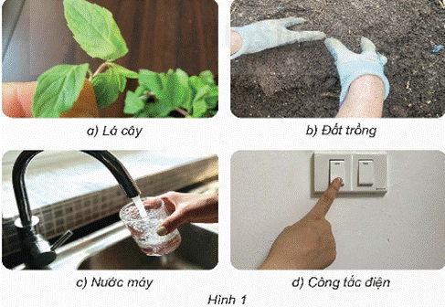 Mở đầu: Vì sao em cần rửa tay bằng nước sạch, xà phòng trước khi ăn và sau khi đi vệ sinh?Giải chi tiết:Việc rửa tay bằng nước sạch và xà phòng trước khi ăn và sau khi đi vệ sinh là một biện pháp quan trọng để bảo vệ sức khỏe. Điều này giúp loại bỏ vi khuẩn và vi rút có thể gây bệnh, giảm nguy cơ lây nhiễm qua thức ăn và tiếp xúc với môi trường. 1. KÍCH THƯỚC CỦA VI KHUẨNHoạt động khám pháCâu 1: Quan sát một số mẫu như gợi ý ở hình 1.- Dự đoán mẫu nào chứa vi khuẩn? Chia sẻ những điều em biết về vi khuẩn có trong những mẫu đó.- Làm thế nào để quan sát được vi khuẩn?Giải chi tiết:- Theo em dự đoán tất cả các mẫu đều chứa vi khuẩn- Theo em, vi khuẩn là sinh vật có kích thước rất nhỏ, không nhìn thấy được bằng mắt thường.- Để quan sát được vi khuẩn chúng ta phải quan sát bằng kính hiển viCâu 2: Quan sát hình 3 về một số vi khuẩn thu được ở các mẫu trong hình 1 và nhận xét hình dạng, kích thước của vi khuẩn.Giải chi tiết:Vi khuẩn có hình vi khuẩn là sinh vật có hình cầu, que, trụ, xoắn, và cuộn kích thước rất nhỏ.Luyện tập, vận dụng Câu 1: Đọc thông tin và giải thích ý nghĩa của việc rửa tayGiải chi tiết:Người dân cần thường xuyên giữ đôi bàn tay sạch sẽ đề phòng chống lây nhiễm các bệnh nhiễm khuẩn nguy hiểm. Vì cứ trên 1 cm2 da của người bình thường có thể chứa tới 40 000 vi khuẩn. Đặc biệt, số lượng này còn nhiều hơn trên da bàn tay, nơi thường xuyên tiếp xúc và chạm vào mọi vật dụng hằng ngày như bàn, ghế, cặp sách, điện thoại,… 2. NƠI SỐNG CỦA VI KHUẨN
