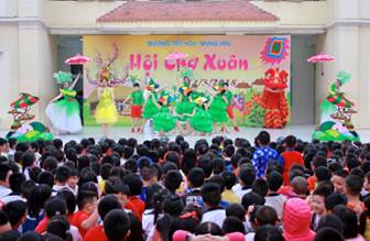CHÀO CỜ: XÂY DỰNG QUỸ NHÂN ÁI- Nghe phổ biến về việc xây dựng Qũy nhân ái thông qua Hội chợ Xuân- Chia sẻ cảm xúc và suy nghĩ về việc tham gia hội chợ xuân gây Qũy nhân ái.- Biểu diễn văn nghệ hưởng ứng hoạt động xây dựng quỹ nhân ái của trường.Gợi ý:- Nghe phổ biến về xây dựng Qũy nhân ái- Cảm xúc hào hứng, vui vẻ. Em thấy việc tham gia hội chợ xuân gây quỹ nhân ái là việc làm ý nghĩa, thể hiện và phát huy được truyền thống lá lành đùm lá rách của dân tộc.- Biểu diễn văn nghệ hưởng ứng hoạt động xây dựng quỹ nhân ái của trường:  HOẠT ĐỘNG GIÁO DỤC: XÂY DỰNG KẾ HOẠCH KINH DOANHXây dựng kế hoạch kinh doanh để tham gia hội chợ xuân gây quỹ nhân ái- Xác định những nội dung cần có trong kế hoạch kinh doanh.- Tiến hành xây dựng kế hoạch kinh doanhGợi ý:- Nội dung cần có trong kế hoạch kinh doanh:KẾ HOẠCH KINH DOANH THAM GIA HỘI CHỢ XUÂN GÂY QUỸ NHÂN ÁI- Mục tiêu: Bán hàng gây quỹ nhân ái.- Thời gian: Trong hội chợ       - Địa điểm: Sân trường     - Thành viên: Lớp 5B- Sản phẩm kinh doanh: Bút viết- Đối tượng khách hàng: Học sinh, thầy cô, cha mẹ học sinh, khách mời tham gia hội chợ:- Sản xuất sản phẩm: Sản phẩm được mua lại từ nhà sách.- Giới thiệu sản phẩm và bán hàng: Bút viết gồm có nhiều loại khác nhau (bút chì, bút máy, bút mực) với nhiều mẫu mã, giá thành khác nhau.- Dự trù chi phí: 750.000 đồng (150 cái bút)- Phân công nhiệm vụ: + 2 tổ phân tách ra các khu vực mời chào khách hàng+ 2 tổ tư vấn bán bút cho khách hàng.  SINH HOẠT LỚP: KẾ HOẠCH KINH DOANH CỦA LỚP