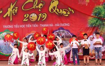 CHÀO CỜ: XÂY DỰNG QUỸ NHÂN ÁI- Nghe phổ biến về việc xây dựng Qũy nhân ái thông qua Hội chợ Xuân- Chia sẻ cảm xúc và suy nghĩ về việc tham gia hội chợ xuân gây Qũy nhân ái.- Biểu diễn văn nghệ hưởng ứng hoạt động xây dựng quỹ nhân ái của trường.Gợi ý:- Nghe phổ biến về xây dựng Qũy nhân ái- Cảm xúc hào hứng, vui vẻ. Em thấy việc tham gia hội chợ xuân gây quỹ nhân ái là việc làm ý nghĩa, thể hiện và phát huy được truyền thống lá lành đùm lá rách của dân tộc.- Biểu diễn văn nghệ hưởng ứng hoạt động xây dựng quỹ nhân ái của trường:  HOẠT ĐỘNG GIÁO DỤC: XÂY DỰNG KẾ HOẠCH KINH DOANHXây dựng kế hoạch kinh doanh để tham gia hội chợ xuân gây quỹ nhân ái- Xác định những nội dung cần có trong kế hoạch kinh doanh.- Tiến hành xây dựng kế hoạch kinh doanhGợi ý:- Nội dung cần có trong kế hoạch kinh doanh:KẾ HOẠCH KINH DOANH THAM GIA HỘI CHỢ XUÂN GÂY QUỸ NHÂN ÁI- Mục tiêu: Bán hàng gây quỹ nhân ái.- Thời gian: Trong hội chợ       - Địa điểm: Sân trường     - Thành viên: Lớp 5B- Sản phẩm kinh doanh: Bút viết- Đối tượng khách hàng: Học sinh, thầy cô, cha mẹ học sinh, khách mời tham gia hội chợ:- Sản xuất sản phẩm: Sản phẩm được mua lại từ nhà sách.- Giới thiệu sản phẩm và bán hàng: Bút viết gồm có nhiều loại khác nhau (bút chì, bút máy, bút mực) với nhiều mẫu mã, giá thành khác nhau.- Dự trù chi phí: 750.000 đồng (150 cái bút)- Phân công nhiệm vụ: + 2 tổ phân tách ra các khu vực mời chào khách hàng+ 2 tổ tư vấn bán bút cho khách hàng.  SINH HOẠT LỚP: KẾ HOẠCH KINH DOANH CỦA LỚP