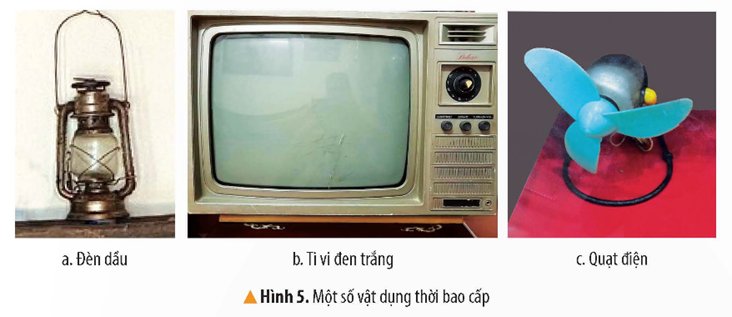 2. ĐẤT NƯỚC THỜI KÌ ĐỔI MỚICâu 1: Đọc thông tin và quan sát các hình từ 6 đến 9, em hãy nêu một số thành tựu về kinh tế - xã hội của đất nước thời kì Đổi mới.Giải chi tiết:Một số thành tựu về kinh tế - xã hội của đất nước thời kì Đổi mới là:- Kinh tế ngày càng phát triển, hàng hoá dồi dào, nhiều sản phẩm vừa cung cấp đủ nhu cầu trong nước vừa được xuất khẩu- Việt Nam vươn lên trở thành một trong những nước xuất khẩu gạo hàng đầu thế giới- Đời sống vật chất và tinh thần của người dân ngày càng được cải thiện, tăng vị thế và uy tín trên trường quốc tế Câu 2: Hãy mô tả một hiện vật hoặc một công trình cụ thể của thời kì Đổi mới ở nước ta hiện nay.Mô tả máy vi tính:- Có nhiều loại khác nhau nhưng thường có 2 loại phổ biến là máy tính để bàn và máy tính xách tay- Một máy tính bao gồm các bộ phận như: bộ xử lý trung tâm (CPU), nộ nhớ (Memory), bộ vào (Input device),...- Máy tính có khả năng xử lý thông tin với tốc độ nhanh chóng, cho phép chúng ta thực hiện các nhiệm vụ mà bằng tay thì không thể hoặc tốn nhiều thời gian3. LUYỆN TẬPHoàn thành bản thống kê (theo gợi ý dưới đây vào vở) về một số thành tựu tiêu biểu của đất nước thời kì Đổi mớiGiải chi tiết:Lĩnh vựcThành tựu tiêu biểuKinh tế- Xuất khẩu các mặt hàng như: gạo, nông sản, thuỷ sản,..- Trở thành một trong những nước xuất khẩu gạo hàng đầu thế giớiVăn hoá, xã hội- Đời sống vật chất và tinh thần của người dân ngày càng được cải thiện- Tăng vị thế và uy tín của Việt Nam trên trường quốc tế 4. VẬN DỤNG