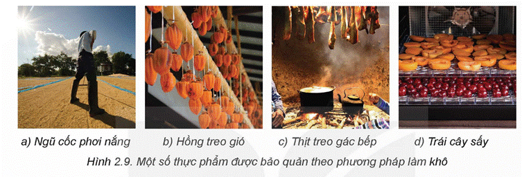 KHỞI ĐỘNG Nguồn thực phẩm hiện nay rất đa dạng (Hình 2.1), làm thế nào để lựa chọn thực phẩm và giữ nguyên hàm lượng chất dinh dưỡng có trong thực phẩm với mục tiêu xây dựng chế độ ăn hợp lí, tốt cho sức khỏe? Giải chi tiết:- Chọn thực phẩm tươi: Ưu tiên chọn các loại thực phẩm tươi mới, như rau củ, hoa quả, thịt gia cầm, cá, hạt và hạt giống. Thực phẩm tươi thường chứa nhiều chất dinh dưỡng hơn so với thực phẩm đã được chế biến hoặc đóng hộp.- Ưu tiên thực phẩm không chứa chất bảo quản và phẩm màu: Tránh thực phẩm chứa chất bảo quản và phẩm màu, vì chúng có thể giảm lượng chất dinh dưỡng tự nhiên trong thực phẩm và có thể gây hại cho sức khỏe.- Đọc nhãn sản phẩm: Đọc nhãn sản phẩm để tìm hiểu thành phần và giá trị dinh dưỡng của sản phẩm. Ưu tiên chọn các thực phẩm có ít chất bão hòa, đường và natri, và chứa nhiều protein, chất xơ, vitamin và khoáng chất.- Chế biến thực phẩm một cách nhẹ nhàng: Khi chế biến thực phẩm, hãy ưu tiên sử dụng các phương pháp nấu, hấp, nướng hoặc chiên ít dầu để giữ nguyên hàm lượng chất dinh dưỡng của thực phẩm. Tránh sử dụng phương pháp chế biến quá nhiệt độ cao có thể làm mất mát chất dinh dưỡng.- Tìm kiếm các nguồn thực phẩm hữu cơ: Nguồn thực phẩm hữu cơ thường có chứa ít hoặc không có hóa chất độc hại, và thường giàu chất dinh dưỡng hơn so với các loại thực phẩm không hữu cơ. I. LỰA CHỌN THỰC PHẨMCâu hỏi: Kể tên một số loại thực phẩm mà em biết. Theo em, có những nhóm thực phẩm nào? Hãy phân chia các thực phẩm vừa kể tên vào từng nhóm thực phẩm đó.Giải chi tiết:Dưới đây là một số loại thực phẩm và phân chia chúng vào các nhóm thực phẩm chính:1. Rau củ:- Cải bắp- Cà chua- Cà rốt- Rau muống- Bí đỏ 2. Hoa quả:- Táo- Cam- Dâu- Chuối- Nho 3. Đậu và sản phẩm từ đậu:- Đậu nành- Đậu phụ- Sữa đậu nành 4. Thực phẩm từ lúa mạch:- Gạo- Bánh mì- Mì 5. Thịt và sản phẩm từ thịt:- Thịt gà- Thịt bò- Cá hồi- Trứng 6. Sữa và sản phẩm từ sữa:- Sữa tươi- Sữa chua- Phô mai- Bơ 7. Hạt và hạt giống:- Hạt hướng dương- Hạt bí- Hạt bắp- Hạt chia 8. Ngũ cốc:- Ngũ cốc sáng- Bánh ngũ cốc- Ngũ cốc nguyên hạt 9. Dầu và chất béo:- Dầu ô liu- Dầu hạt hướng dương- Dầu hạt lúa mạch- Dầu đậu nành Câu hỏi: Kết hợp với nội dung đã học và hiểu biết cá nhân, hãy phân biệt gạo nếp, gạo tẻ và nêu cách lựa chọn gạo ngon.Giải chi tiết:- Gạo nếp có hình dáng tròn, ngắn có màu trắng đục như sữa. Khi nấu chín gạo nở ít, dẻo nhiều có hương thơm và vị ngọt dịu.- Gạo tẻ hạt dài và nhỏ hơn, màu trắng đục hơi trong. Gạo tẻ cho độ nở hạt cao, cần dùng nhiều nước hơn khi nấu, độ dẻo kém hơn gạo nếp nên khi chín ít kết dính, các hạt rời rạc tơi xốp hơn so với gạo nếp, dễ ăn hơn.- Khi lựa gạo, nên lựa chọn loại gạo có hạt tròn, đều và bóng, không bị nát, gãy hoặc không có hạt khác màu. Khi mua có thể cho một vài hạt gạo vào miệng và nhai, nếu thấy gạo có vị ngọt nhẹ, thơm là gạo ngon và chất lượng. Không nên chọn loại gạo có màu quá trắng hay bị bạc bụng, có mùi lạ Câu hỏi: Đọc nội dung mục I.1 kết hợp với hiểu biết từ thực tiễn, hãy kể tên một số loại thực phẩm giàu tinh bột, chất xơ và nêu cách lựa chọn thực phẩm đó.Giải chi tiết:- Một số loại thực phẩm giàu tinh bột, chất xơ:+ Ngũ cốc nguyên hạt: Gạo lứt, lúa mạch, yến mạch nguyên hạt.+ Các loại hạt: Hạt hướng dương, hạt bí, hạt chia, hạt bắp.+ Rau củ giàu chất xơ: Cà rốt, cải bắp, cà chua, bí đỏ, cải xoong.+ Quả: Táo, lê, dâu, cam, nho.- Khi lựa chọn thực phẩm giàu tinh bột và chất xơ, bạn nên ưu tiên các loại thực phẩm tươi mới, không có chất bảo quản và đường tinh luyện. Đảm bảo rằng bạn chọn các loại thực phẩm lành mạnh và không chứa các thành phần phụ gia. Câu hỏi: Đọc nội dung mục I.2, kết hợp với hiểu biết thực tế, hãy kể tên một số loại thực phẩm giàu chất đạm và nêu cách lựa chọn loại thực phẩm giàu đạm tươi ngon.Giải chi tiết:- Thịt gia cầm: Gà, vịt, chim cút.Cách lựa chọn: Chọn thịt tươi mới, có màu hồng đồng đều, không có mùi khác thường và không có dấu hiệu của sự ô nhiễm. - Thịt đỏ: Bò, lợn, cừu.Cách lựa chọn: Chọn các lát thịt có mỡ màu đỏ tươi, không có vùng đen hoặc nâu, và không có mùi khác thường. - Cá và hải sản: Cá hồi, cá hú, tôm, sò điệp.Cách lựa chọn: Chọn cá và hải sản tươi mới, có mùi hải sản tự nhiên, không có mùi tanh hoặc khó chịu. - Đậu và sản phẩm từ đậu: Đậu nành, đậu phụ, sữa đậu nành.Cách lựa chọn: Chọn sản phẩm từ đậu có xuất xứ rõ ràng, không có chất bảo quản và phẩm màu. - Sản phẩm từ sữa: Sữa tươi, sữa chua, phô mai, yogurt.Cách lựa chọn: Chọn các sản phẩm sữa tươi, không có chất bảo quản và đường tinh luyện. Câu hỏi: Kết hợp nội dung đã học và hiểu biết cá nhân, hãy phân biệt các loại thịt lợn trong Hình 2.2 dưới đây và nêu cách lựa chọn thịt lợn tươi ngon.Giải chi tiết:a) Thịt nạc vaib) Thịt ba chỉc) Thịt nạc môngd) Thịt nạc thăn Cách lựa chọn thịt lợn tươi ngon:- Kiểm tra màu sắc: Thịt lợn tươi thường có màu hồng đỏ đồng đều. Tránh các miếng thịt có màu xám hoặc nâu, có thể là dấu hiệu của thịt đã bị oxy hóa hoặc đã qua thời gian lưu trữ lâu.- Kiểm tra mùi: Thịt lợn tươi nên có mùi tươi ngon, không có mùi khác thường hoặc mùi tanh. Nếu có mùi khó chịu hoặc mùi lạ, nên tránh tiêu dùng.- Kiểm tra độ đàn hồi: Nếu bạn nhẹ nhàng nhấn vào thịt, thịt lợn tươi sẽ phản hồi bằng cách trở lại hình dạng ban đầu mà không giữ lại dấu vết. Câu hỏi: Hãy kể tên và trình bày cách lựa chọn một số loại thực phẩm giàu vitamin mà em và gia đình em hay sử dụng.Giải chi tiết:- Rau xanh tươi: Rau cải xanh, cải bắp, rau bina, rau cải xoong.Cách lựa chọn: Chọn rau cải có màu sắc tươi sáng, lá mịn màng, không có dấu hiệu của sự ô nhiễm hoặc sâu bệnh. - Quả và rau củ chứa vitamin C: Cam, chanh, dâu, bưởi, cà chua, ớt.Cách lựa chọn: Chọn quả và rau củ tươi mới, không bị thâm hoặc hỏng, và tránh các loại quả có vết đục hoặc mốc. - Thực phẩm giàu vitamin D: Cá hồi, trứng, sữa bổ sung vitamin D.Cách lựa chọn: Chọn các sản phẩm sữa và trứng tươi mới, không bị hỏng, và tránh các sản phẩm có thêm chất bảo quản. - Sản phẩm từ sữa và sữa chua: Sữa tươi, sữa chua, sữa béo, sữa đậu nành.Cách lựa chọn: Chọn các sản phẩm sữa và sữa chua không có chất bảo quản và đường tinh luyện. Câu hỏi: Căn cứ vào thực đơn trong ngày của gia đình em, hãy trình bày cách lựa chọn các thực phẩm đó. Đánh giá dựa trên các tiêu chí ở Bảng 2.1Giải chi tiết:Em hãy quan sát một số bữa ăn tiêu biểu của gia đình và đánh giá thực phẩm dựa trên các tiêu chí sau và đánh giá trên thang điểm:- Độ đa dạng- Loại thực phẩm- Chất lượng thực phẩm- Số lượng sản phẩm II. CÁC BIỆN PHÁP BẢO QUẢN CHẤT DINH DƯỠNG CÓ TRONG THỰC PHẨMCâu hỏi: Hãy trình bày một số phương pháp bảo quản thực phẩm đang áp dụng tại gia đình em.Giải chi tiết:- Bảo quản trong tủ lạnh.- Đóng gói kín trong hộp chứa thực phẩm hoặc túi ni lông.- Đông lạnh.- Sấy khô.- Lên men. Câu hỏi: Tại sao thực phẩm bảo quản đông lạnh lại có thời gian bảo quản dài hơn so với làm lạnh? Hãy kể tên các loại thực phẩm thường được bảo quản, đặc trưng cho hai phương pháp trên.Giải chi tiết:Thực phẩm bảo quản đông lạnh thường có thời gian bảo quản dài hơn so với làm lạnh vì ở nhiệt độ đông lạnh (dưới 0 độ C), sự phát triển của vi khuẩn và vi sinh vật khác bị ngừng lại hoàn toàn hoặc giảm đáng kể. Điều này làm giảm sự hỏng hóc và mất chất lượng của thực phẩm. Dưới đây là một số loại thực phẩm thường được bảo quản và đặc trưng cho hai phương pháp bảo quản:1. Bảo quản đông lạnh: - Thịt và sản phẩm từ thịt (thịt bò, thịt gia cầm, cá...) - Hải sản (cá, tôm, sò...) - Rau củ (cà rốt, khoai tây, bắp cải...) - Thực phẩm đóng gói (thực phẩm đóng hộp, bánh mì, pizza...)2. Bảo quản làm lạnh: - Trái cây và rau quả (táo, lê, dưa hấu, cà chua...) - Sữa và sản phẩm từ sữa (sữa tươi, sữa chua, sữa đặc...) - Thực phẩm tươi (rau xanh, hoa quả tươi, thực phẩm làm từ trứng...) Câu hỏi: Dựa vào nội dung mục II.1b, hãy cho biết tên gọi của các phương pháp làm khô thực phẩm trong hình Hình 2.9.Giải chi tiết:a) Phơi khôb) Treo gióc) Hun khóid) Sấy khô Câu hỏi: Tại sao thực phẩm ngâm đường cần được bảo quản trong chai, lọ, hũ,... kín, tránh tiếp xúc với không khí?Giải chi tiết:Thực phẩm ngâm đường cần được bảo quản trong chai, lọ, hũ kín để tránh tiếp xúc với không khí để:- Ngăn chặn vi khuẩn và vi sinh vật khác: Không khí chứa nhiều vi khuẩn và vi sinh vật có thể gây hỏng hóc thực phẩm. Bảo quản thực phẩm trong chai, lọ kín giúp ngăn chặn sự tiếp xúc của các vi sinh vật này và giữ thực phẩm tươi ngon hơn.- Ngăn oxy hóa: Tiếp xúc với không khí có thể gây oxi hóa cho thực phẩm, làm thay đổi màu sắc, hương vị và chất lượng của nó. Đóng kín chai, lọ giúp ngăn chặn sự tiếp xúc với không khí và giữ cho thực phẩm được bảo quản tốt hơn. Câu hỏi: Hãy kể tên một số lưu ý để bảo quản chất dinh dưỡng có trong thực phẩm trước khi chế biến tại gia đình em.Giải chi tiết:- Thịt, cá: không ngâm rửa thịt, cá sau khi cắt, thái vì dễ làm mắt các khoáng chất có trong thịt, cá (Hình 2.13). Bảo quản cẩn thận sau khi giết mổ.- Thực phẩm tươi sống: có thể bảo quản lạnh trong thời gian ngắn và đông lạnh khi chưa cần sử dụng ngay.- Rau, củ, quả, hạt tươi:+ Rửa rau thật sạch, chỉ nên cắt, thái sau khi rửa, không để rau khô héo.+ Rau, củ, quả ăn sống nên gọt vỏ trước khi ăn.+ Nên sơ chế sạch sẽ và bảo quản lạnh trong thời gian ngắn.- Đậu, hạt khô, gạo:+ Đậu, hạt khô: nên để trong hộp, lọ kín,... bảo quản nơi khô ráo, mát mẻ.+ Gạo: không vo, rửa quá kĩ vì sẽ dễ mất vitamin B1. Câu hỏi: Hãy kể tên một số cách bảo quản chất dinh dưỡng có trong thực phẩm trong khi chế biến tại gia đình em.Giải chi tiết:+ Cho thực phẩm vào luộc hay nấu khi nước đã sôi.+ Đun nấu ở nhiệt độ thích hợp với từng loại thực phẩm.+ Khi nấu hạn chế khuấy, đảo nhiều.+ Hạn chế hâm nóng lại thức ăn nhiều lần sau bảo quản. Câu hỏi: Dựa vào kiến thức của mục II, kết hợp với các thực phẩm trong thực đơn của gia đình em, hãy hoàn thành nội dung theo mẫu Bảng 2.2 với các biện pháp bảo quản chất dinh dưỡng trong thực phẩm trước khi chế biến. Loại thực phẩmBiện pháp bảo quản chất dinh dưỡng??…… Giải chi tiết: Loại thực phẩmBiện pháp bảo quản chất dinh dưỡngRau củ, trái cây tươi- Bảo quản trong tủ lạnh để giữ cho chất dinh dưỡng không bị mất đi.- Sử dụng túi chống hơi nước hoặc bao bì kín để ngăn chặn sự mất nước và oxy hóa.Thịt và cá tươiBảo quản ở nhiệt độ thấp để ngăn chặn sự phát triển của vi khuẩn. Bảo quản trong tủ lạnh hoặc túi hút chân không là cách hiệu quả để giữ cho chất dinh dưỡng không bị mất đi.Sữa và sản phẩm từ sữa- Bảo quản lạnh.- Sử dụng chai hoặc hũ đậy kín để giữ cho sữa không bị ôxy hóa và mất chất dinh dưỡng. LUYỆN TẬP1. Trình bày các cách bảo quản chất dinh dưỡng trong thực phẩm thường áp dụng tại gia đình em.2. Hãy kể tên một số thực phẩm được bảo quản bằng phương pháp làm khô mà em biết.Giải chi tiết:1. - Bảo quản trong tủ lạnh.- Đóng gói kín trong hộp chứa thực phẩm hoặc túi ni lông.- Đông lạnh.- Sấy khô.- Lên men. 2. Một số thực phẩm được bảo quản bằng phương pháp làm khô: trái cây sấy, hồng treo gió, hạt sấy/phơi khô,... VẬN DỤNGTừ nội dung kiến thức đã học, kết hợp với thực tế tại địa phương, hãy nêu cách lựa chọn thực phẩm và phân tích các biện pháp bảo quản chất dinh dưỡng có trong thực phẩm ở gia đình em.Giải chi tiết:Các biện pháp bảo quản chất dinh dưỡng trong gia đình:- Bảo quản trong tủ lạnh: Đảm bảo thực phẩm tươi được bảo quản trong tủ lạnh ở nhiệt độ thích hợp để ngăn chặn sự phát triển của vi khuẩn và giữ nguyên hàm lượng chất dinh dưỡng. - Sử dụng bao bì kín: Đóng gói thực phẩm trong túi chống hơi nước hoặc hũ đậy kín để ngăn chặn sự tiếp xúc với không khí và ôxy hóa, giữ cho chất dinh dưỡng không bị mất đi.- Bảo quản thực phẩm khô: Nếu sử dụng thực phẩm khô như hạt và quả khô, chọn những sản phẩm có màu sắc tươi sáng và hương vị tốt. Bảo quản chúng trong hũ đậy kín hoặc túi chống hơi nước để giữ cho chất dinh dưỡng không bị mất đi và ngăn chặn sự oxy hóa. KẾT NỐI NGHỀ NGHIỆP