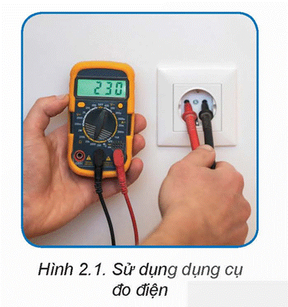 KHỞI ĐỘNG Quan sát Hình 2.1 và cho biết: Dụng cụ đo điện đang được sử dụng để đo đại lượng điện nào?Giải chi tiết: Dụng cụ đo điện đang được sử dụng để đo điện áp. I. Một số dụng cụ đo điện cơ bản