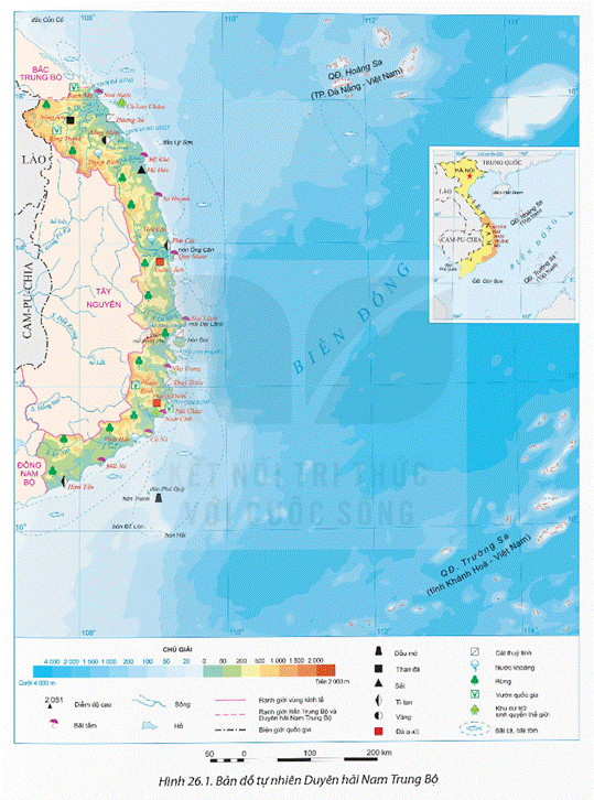 MỞ ĐẦUDuyên hải Nam Trung Bộ là một bộ phân lãnh thổ của vùng Bắc Trung Bộ và Duyên hải miền Trung. Khai thác tài nguyên sinh vật biển, giao thông vận tải biển, du lịch biển, khai thác khoáng sản biển là những ngành kinh tế quan trọng ở vùng Duyên hải Nam Trung Bộ. Vậy, Duyên hải Nam Trung bộ có thế mạnh gì để phát triển các ngành kinh tế biển? Các ngành kinh tế biển của vùng có xu hướng phát triển gì?Giải chi tiết:* Thế mạnh- Điều kiện tự nhiên+ Đường bờ biển dài, điều kiện khí hậu thuận lợi.+ Duyên hải Nam Trung Bộ có nhiều diện tích mặt nước mặn, lợ và đầm phá, nguồn thức ăn phong phú, đa dạng.+ Đường bờ biển dài, nhiều vịnh nước sâu, kín gió.+ Dọc bờ biển có nhiều bãi tắm đẹp và các bán đảo có cảnh quan phong phú.+ Vùng biển và thềm lục địa Duyên hải Nam Trung Bộ có tiềm năng về dầu khí, dọc ven biển có tiềm năng để sản xuất muối và khai thác ti-tan, cát thuỷ tinh,... - Điều kiện kinh tế - xã hội+ Người dân có nhiều kinh nghiệm trong các hoạt động kinh tế biển, đặc biệt là trong khai thác, nuôi trồng thuỷ sản và nghề làm muối.+ Cơ sở hạ tầng và cơ sở vật chất – kĩ thuật ngày càng đồng bộ và hoàn thiện.* Hướng phát triển:- Tập trung phát triển mạnh kinh tế biển kết hợp với bảo đảm quốc phòng an ninh trên biển.- Mở rộng và xây dựng trung tâm lọc, hoá dầu và năng lượng quốc gia tại khu kinh tế Dung Quất; hình thành một số trung tâm năng lượng tái tạo lớn, đặc biệt là điện gió và điện gió ngoài khơi.- Phân bố không gian công nghiệp theo các hành lang kinh tế ven biển gắn vớicác cảng biển, các tuyến hành lang kinh tế Đông – Tây, các đường quốc lộ kết nối với Tây Nguyên.- Nghiên cứu cơ chế, chính sách phù hợp nhằm thúc đẩy và nâng cao hiệu quả cáckhu kinh tế ven biển.- Phát triển các trung tâm dịch vụ hậu cần nghề cá kết hợp với quốc phòng an ninh. - Bảo vệ môi trường, sử dụng hiệu quả và bền vững tài nguyên thiên nhiên, đặc biệt là tài nguyên rừng và biển; chủ động phòng chống thiên tai và thích ứng với biến đổi khí hậu. I. KHÁI QUÁTCâu hỏi: Dựa vào thông tin mục 1 và hình 26.1, hãy:- Trình bày vị trí địa lí, phạm vi lãnh thổ của Duyên hải Nam Trung Bộ.- Nêu khái quát đặc điểm của dân số của Duyên hải Nam Trung Bộ.Giải chi tiết:1. Vị trí địa lí và phạm vi lãnh thổ- Duyên hải Nam Trung Bộ bao gồm 8 tỉnh, thành phố là: Đà Nẵng, Quảng Nam, Quảng Ngãi, Bình Định, Phú Yên, Khánh Hoà, Ninh Thuận, Bình Thuận với diện tích gần 45 nghìn km². - Duyên hải Nam Trung Bộ giáp Bắc Trung Bộ (bộ phận lãnh thổ của vùng Bắc Trung Bộ và Duyên hải miền Trung), vùng Tây Nguyễn, vùng Đông Nam Bộ và nước láng giềng Lào.- Phía đông của Duyên hải Nam Trung Bộ có vùng biển rộng lớn với nhiều đảo và quần đảo có ý nghĩa quan trọng về kinh tế và quốc phòng an ninh như quần đảo Hoàng Sa (huyện đảo thuộc thành phố Đà Nẵng) và quần đảo Trường Sa (huyện đảo thuộc tỉnh Khánh Hoà), đảo Lý Sơn (Quảng Ngãi), đảo Phú Quý (Bình Thuận),...- Duyên hải Nam Trung Bộ là cửa ngõ ra biển của Tây Nguyên và một số quốc gia Đông Nam Á. Với đặc điểm vị trí địa lí như vậy, Duyên hải Nam Trung Bộ thuận lợi phát triển kinh tế theo hướng mở và đẩy mạnh hoạt động giao thương kinh tế với các quốc gia, các vùng kinh tế khác ở nước ta.2. Dân số- Duyên hải Nam Trung Bộ có số dân hơn 9,4 triệu người (năm 2021). - Tỉ lệ tăng dân số tự nhiên ở mức 0,96%.- Mật độ dân số là 211 người/km² (năm 2021).+ Phân bố dân cư có sự khác biệt giữa vùng đồi núi phía tây và vùng đồng bằng ven biển phía đông, phía đông dân cư tập trung đông hơn ở phía tây => Đây là địa bàn cư trú của nhiều dân tộc như Kinh, Chăm, Cơ-tu, Hrê,...- Tỉ lệ dân thành thị chiếm hơn 40% tổng số dân (năm 2021). II. THẾ MẠNH VÀ HẠN CHẾ ĐỐI VỚI PHÁT TRIỂN CÁC NGÀNH KINH TẾ BIỂNCâu hỏi: Dựa vào thông tin mục 1 và hình 26.1, hãy phân tích thế mạnh và hạn chế trong phát triển các ngành kinh tế biển ở Duyên hải Nam Trung Bộ.Giải chi tiết:a. Thế mạnh- Điều kiện tự nhiên+ Tài nguyên biển là một nguồn lực vô cùng quan trọng đối với Duyên hải Nam Trung Bộ.=> tạo động lực cho các ngành kinh tế biển phát triển mạnh theo hướng phát triển tổng hợp.+ Đường bờ biển dài, điều kiện khí hậu thuận lợi => Tạo cho Duyên hải Nam Trung Bộ nguồn hải sản phong phú: tổng trữ lượng hải sản lớn, nhiều hải sản có giá trị như tôm he, tôm hùm, cá mú, cá ngừ, ngọc trai,... Các ngư trường lớn của Duyên hải Nam Trung Bộ là Ninh Thuận - Bình Thuận - Bà Rịa – Vũng Tàu, quần đảo Hoàng Sa và quần đảo Trường Sa.+ Duyên hải Nam Trung Bộ có nhiều diện tích mặt nước mặn, lợ và đầm phá (đầmThị Nại, Bình Định), nguồn thức ăn phong phú, đa dạng => Tạo điều kiện thuận lợi để nuôi trồng thuỷ, hải sản nước lợ.+ Đường bờ biển dài, nhiều vịnh nước sâu, kín gió như vịnh Dung Quất, Quy Nhơn, Vân Phong, Cam Ranh,...=> Thích hợp xây dựng cảng biển nước sâu, phát triển giao thông vận tải biển.+ Dọc bờ biển có nhiều bãi tắm đẹp như Mỹ Khê, Đại Lãnh, Nha Trang, Mũi Né.... và các bán đảo có cảnh quan phong phú như bán đảo Sơn Trà, bán đảo Hòn Gốm,.... => Thuận lợi để phát triển du lịch biển.+ Vùng biển và thềm lục địa Duyên hải Nam Trung Bộ có tiềm năng về dầu khí (phía đông quần đảo Phú Quý), dọc ven biển có tiềm năng để sản xuất muối và khai thác ti-tan, cát thuỷ tinh,... đáng chú ý là đồng muối Sa Huỳnh (Quảng Ngãi).- Điều kiện kinh tế - xã hội+ Người dân Duyên hải Nam Trung Bộ có nhiều kinh nghiệm trong các hoạt độngkinh tế biển, đặc biệt là trong khai thác, nuôi trồng thuỷ sản và nghề làm muối.+ Cơ sở hạ tầng và cơ sở vật chất – kĩ thuật ngày càng đồng bộ và hoàn thiện.+ Duyên hải Nam Trung Bộ có nhiều chính sách thúc đẩy phát triển kinh tế biển như: cho vay vốn ưu đãi, hỗ trợ phương tiện sản xuất cho ngư dân,...b. Hạn chế- Các thiên tai như bão, lũ, hạn hán,... làm ảnh hưởng đến phát triển các ngành kinh tế biển.- Vấn đề ô nhiễm môi trường biển, suy giảm tài nguyên biển là thách thức cho phát triển kinh tế biển.- Hệ thống cơ sở hạ tầng ở một số khu vực còn hạn chếIII. CÁC NGÀNH KINH TẾ BIỂNCâu hỏi: Dựa vào thông tin mục III và hình 26.2, hãy trình bày sự phát triển của các ngành kinh tế biển ở Duyên hải Nam Trung Bộ.Giải chi tiết:1. Khai thác tài nguyên sinh vật biểnGiá trị sản xuất ngành thuỷ sản năm 2021 đóng góp 6,5% vào GRDP của Duyên hải Nam Trung Bộ (năm 2021).- Khai thác hải sản:+ Sản lượng hải sản khai thác tăng nhanh, chiếm hơn 90% tổng sản lượng hải sản của Duyên hải Nam Trung Bộ, chủ yếu là khai thác cá biển (năm 2021, sản lượng khai thác cá biển của Duyên hải Nam Trung Bộ là 996 nghìn tấn)+ Đặc biệt khai thác cá ngừ đại dương đã tạo nên sản phẩm xuất khẩu chủ lực cho một số địa phương. + Các tỉnh có hoạt động khai thác hải sản phát triển nhất là Bình Thuận, Bình Định, Quảng Ngãi, Ninh Thuận,...+ Duyên hải Nam Trung Bộ đẩy mạnh khai thác xa bờ, đầu tư tàu khai thác công suất lớn, trang thiết bị hiện đại để tàu đi được đài ngày và đảm bảo chất lượng hải sản đánh bắt. + Năm 2021, số tàu khai thác hải sản có công suất từ 90 CV trở lên đạt 14 750 tàu.- Nuôi trồng hải sản:+ Diện tích và sản lượng hải sản nuôi trồng chiếm tỉ trọng không nhiều, nhưng tập trung vào những loại hải sản có giá trị kinh tế cao như: tôm hùm, đồi mồi, trai lấy ngọc, rong biển,... + Các địa phương nuôi trồng hải sản nhiều nhất là Khánh Hoà, Phú Yên.+ Hoạt động nuôi trồng hải sản dang được đẩy mạnh theo hướng áp dụng công nghệcao, nuôi trồng bền vững góp phần nâng cao chất lượng sản phẩm và bảo vệ môi trường.2. Giao thông vận tải biển- Duyên hải Nam Trung Bộ có nhiều diều kiện thuận lợi dễ phát triển giao thông vận tải biển, nơi đây đã hình thành nhiều cảng biển loại I, II, III và bến cảng nước sâu. - Các cảng biển loại I là Đà Nẵng, Bình Định, Khánh Hoà; các bến cảng nước sâu gồm Dung Quất (Quảng Ngãi), Kỳ Hà (Quảng Nam), Nhơn Hội (Bình Định), Vân Phong (Khánh Hoà).....- Cảng Đà Nẵng trong tương lai sẽ trở thành cảng cửa ngõ quốc tế, đầu mối giao thông quan trọng của Hành lang kinh tế Đông – Tây. Cảng Vân Phong được quy hoạch thành cảng trung chuyển quốc tế lớn trong khu vực.3. Du lịch biển- Đây là thế mạnh nổi trội của vùng. - Các loại hình du lịch biển được chú trọng phát triển là du lịch nghỉ dưỡng biển, khám phá tự nhiên (rạn san hô, cảnh quan biển đảo,....), lễ hội biển,... - Các cơ sở lưu trú, cơ sở vui chơi giải trí ngày càng hiện đại. - Du lịch biển của Duyên hải Nam Trung Bộ đang phát triển theo hướng xây dựng các khu du lịch, khu nghỉ dưỡng đạt tiêu chuẩn quốc tế, hướng tới phát triển du lịch bền vững.- Đà Nẵng, Nha Trang (Khánh Hoà), Quy Nhơn (Bình Định).... là những trung tâm du lịch biển lớn của cả nước, hằng năm thu hút hàng chục triệu lượt khách du lịch trong nước và quốc tế.4. Khai thác khoáng sản biển- Việc khai thác dầu mỏ và khí tự nhiên được tiến hành ở khu vực quần đảo Phú Quý. - Duyên hải Nam Trung Bộ dã xây dựng nhà máy lọc dầu đầu tiên ở nước ta là nhà máy lọc dầu Dung Quất ở Quảng Ngãi với công suất 6,5 triệu tấn/năm, đã đáp ứng 30% nhu cầu xăng, dầu của cả nước.- Khai thác khoáng sản tí-tan, cát thuỷ tinh được phát triển ở một số khu vực ven biển các tỉnh Bình Định, Khánh Hoà,... cung cấp nguyên liệu cho ngành công nghiệp sản xuất vật liệu xây dựng, sản xuất hàng tiêu dùng và xuất khẩu.- Phát triển nghề làm muối: Đây là khu vực có những cánh đồng muối lớn nhất nước ta như: Sa Huỳnh (Quảng Ngãi), Cà Ná (Ninh Thuận).- Ngoài ra, Duyên hải Nam Trung Bộ còn phát triển năng lượng tái tạo, đặc biệt làđiện gió và điện gió ngoài khơi. Hiện nay có nhà máy điện mặt trời Trung Nam Thuận Nam (Ninh Thuận), nhà máy điện gió Phong Điện 1 (Bình Thuận).…IV. HƯỚNG PHÁT TRIỂN KINH TẾ BIỂNCâu hỏi: Dựa vào thông tin mục IV, hãy trình bày hướng phát triển kinh tế biển ở Duyên hải Nam Trung Bộ.Giải chi tiết:Phát triển kinh tế biển của Duyên hải Nam Trung Bộ tập trung vào các hướng sau đây:- Tập trung phát triển mạnh kinh tế biển kết hợp với bảo đảm quốc phòng an ninh trên biển, nhất là các ngành như du lịch và dịch vụ biển; kinh tế hàng hải; khai thác dầu khí và các tài nguyên khoáng sản biển khác; nuôi trồng và khai thác hải sản; công nghiệp ven biển; năng lượng tái tạo, nhất là năng lượng gió ven bờ và năng lượng gió ngoài khơi; các ngành kinh tế biển mới,...- Mở rộng và xây dựng trung tâm lọc, hoá dầu và năng lượng quốc gia tại khu kinh tế Dung Quất; hình thành một số trung tâm năng lượng tái tạo lớn, đặc biệt là điện gió và điện gió ngoài khơi.- Phân bố không gian công nghiệp theo các hành lang kinh tế ven biển gắn vớicác cảng biển, các tuyến hành lang kinh tế Đông – Tây, các đường quốc lộ kết nối với Tây Nguyên.- Nghiên cứu cơ chế, chính sách phù hợp nhằm thúc đẩy và nâng cao hiệu quả cáckhu kinh tế ven biển.- Phát triển các trung tâm dịch vụ hậu cần nghề cá kết hợp với quốc phòng an ninh. Phát triển Duyên hải Nam Trung Bộ trở thành khu vực trọng điểm du lịch của cả nước với các trung tâm du lịch biển, du lịch sinh thái mang tầm khu vực và quốc tế. Đẩy mạnh phát triển các trung tâm logistics gắn với các cảng biển,...- Bảo vệ môi trường, sử dụng hiệu quả và bền vững tài nguyên thiên nhiên, đặc biệt là tài nguyên rừng và biển; chủ động phòng chống thiên tai và thích ứng với biến đổi khí hậu. LUYỆN TẬP, VẬN DỤNG