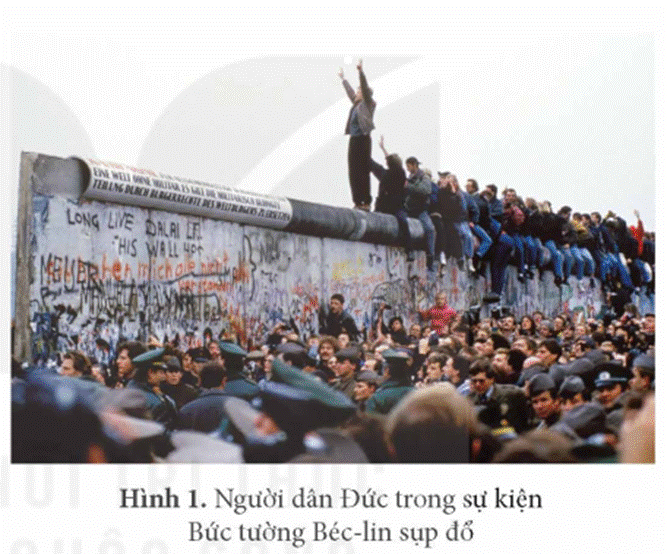 KHỞI ĐỘNGSự kiện Bức tường Béc-lin sụp đổ (11 - 1989) là một trong những biểu tượng cho sự kết thúc của Chiến tranh lạnh. Chiến tranh lạnh kết thúc đã mở ra những xu thế phát triển mới của thế giới. Đó là những xu thế nào? Vì sao xu thế đa cực trở thành xu hướng chính trong quan hệ quốc tế sau Chiến tranh lạnh? Hãy chia sẻ những điều em biết về trật tự thế giới sau Chiến tranh lạnh. Giải chi tiết:- Các xu thế phát triển mới của thế giới sau chiến tranh lạnh: xu thế phát triển lấy kinh tế làm trọng tâm, xu thế toàn cầu hoá, xu thế đối thoại, hợp tác trong quan hệ quốc tế.- Xu thế đa cực trở thành xu hướng chính trong quan hệ quốc tế sau Chiến tranh lạnh vì: xu thế đa cực trong quan hệ quốc tế sau Chiến tranh Lạnh phản ánh sự đa dạng và đa trung tâm hóa quyền lực. Sụp đổ của Liên Xô mở ra không gian mới, giảm căng thẳng đối kháng và tăng cường độc lập của các quốc gia. Tăng trưởng kinh tế của Trung Quốc và sự toàn cầu hóa kết nối thế giới, khiến các quốc gia khác cũng trở nên quan trọng. Sự xuất hiện của các liên minh khu vực và quốc tế cũng đóng vai trò, tạo ra môi trường linh hoạt hơn, nơi nhiều quốc gia có thể chia sẻ quyền lực và đóng góp vào sự ổn định toàn cầu, thay vì sự chia rẽ giữa hai khối như trước đây. 1. CÁC XU THẾ PHÁT TRIỂN CHÍNH CỦA THẾ GIỚI SAU CHIẾN TRANH LẠNH.Câu hỏi: Hãy nêu những xu thế phát triển chính của thế giới sau Chiến tranh lạnh.Giải chi tiết:Chiến tranh lạnh kết thúc đã mở ra một thời kỳ mới của thế giới với những xu thế phát triển chính:- Xu thế phát triển lấy kinh tế làm trọng tâm: Sau Chiến tranh lạnh, hầu hết các quốc gia trên thế giới đều điều chỉnh chiến lược phát triển tập trung vào kinh tế, nhằm tăng cường sức mạnh, tiềm lực quốc gia, đồng thời nâng cao đời sống người dân.- Xu thế toàn cầu hoá: Sự kết thúc của Trật tự thế giới hai cực I-an-ta và Chiến tranh lạnh, cùng với sự phát triển của cách mạng khoa học - công nghệ đã thúc đẩy mạnh mẽ quá trình toàn cầu hoá. - Xu thế đối thoại, hợp tác trong quan hệ quốc tế: Nhu cầu ổn định để phát triển kinh tế, đặc biệt là xu thế toàn cầu hoá đã thúc đẩy xu thế đối thoại, cùng hợp tác, thay cho xu thế đối đầu giữa các nước có chế độ chính trị khác nhau trong quan hệ quốc tế.  2. XU THẾ ĐA CỰC TRONG QUAN HỆ QUỐC TẾ.Câu hỏi: Trình bày khái niệm đa cực trong quan hệ quốc tế sau Chiến tranh lạnh. Giải chi tiết:Đa cực chỉ một trật tự thế giới có sự tham gia của các quốc gia, các trung tâm khác nhau, trong đó không một quốc gia nào có quyền lực áp đảo đối với các quốc gia khác, cũng như chi phối sự phát triển của thế giới.  Câu hỏi: Nêu những nét chính về xu thế đa cực trong quan hệ quốc tế sau Chiến tranh lạnh.Giải chi tiết:- Trước hết là sự gia tăng sức mạnh, tầm ảnh hưởng và vị thế về kinh tế, chính trị, quân sự, đối ngoại,... của các nước lớn như: Trung Quốc, Nga, Ấn Độ, Nhật Bản, ...- Thứ hai là sự suy giảm sức mạnh tương đối của Mỹ trong tương quan so sánh với các cường quốc khác.- Thứ ba là vai trò ngày càng gia tăng của các trung tâm, tổ chức kinh tế, tài chính quốc tế, khu vực. LUYỆN TẬPCâu 1: Lập bảng tóm tắt các xu thế phát triển chính của thế giới sau Chiến tranh lạnh.Giải chi tiết:Xu thế phát triển lấy kinh tế làm trọng tâmSau Chiến tranh lạnh, hầu hết các quốc gia trên thế giới đều điều chỉnh chiến lược phát triển tập trung vào kinh tế, nhằm tăng cường sức mạnh, tiềm lực quốc gia, đồng thời nâng cao đời sống người dân.Xu thế toàn cầu hoáSự kết thúc của Trật tự thế giới hai cực I-an-ta và Chiến tranh lạnh, cùng với sự phát triển của cách mạng khoa học - công nghệ đã thúc đẩy mạnh mẽ quá trình toàn cầu hoá.Xu thế đối thoại, hợp tác trong quan hệ quốc tếNhu cầu ổn định để phát triển kinh tế, đặc biệt là xu thế toàn cầu hoá đã thúc đẩy xu thế đối thoại, cùng hợp tác, thay cho xu thế đối đầu giữa các nước có chế độ chính trị khác nhau trong quan hệ quốc tế.  VẬN DỤNG