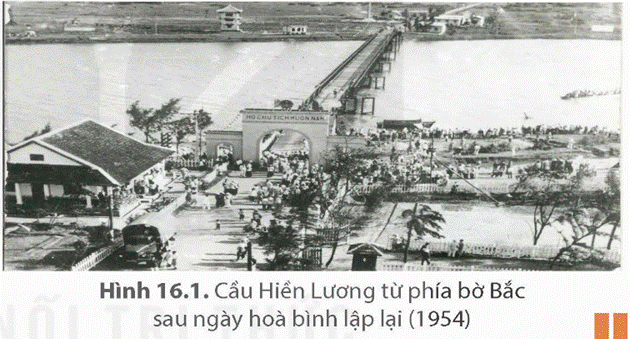 MỞ ĐẦUHình ảnh cây cầu Hiền Lương (trong di tích Đôi bờ Hiền Lương, tỉnh Quảng Trị) gợi cho em nhớ đến hoàn cảnh nào của nước ta sau năm 1954? Hãy chia sẻ những hiểu biết của em về những thành tựu của miền Bắc và những thắng lợi về quân sự của nhân dân miền Nam trong giai đoạn 1954 – 1965.Giải chi tiết:- Hình ảnh cây cầu Hiền Lương gợi cho em nhớ đến sự chia cắt Bắc - Nam và cuộc đấu tranh thống nhất đất nước của dân tộc- Những thành tựu của miền Bắc trong giai đoạn 1954 – 1965 là: biến đổi cơ cấu xã hội, khôi phục kinh tế và hàn gắn vết thương chiến tranh, nhiều ngành nghề được đẩy mạnh phát triển- Những thắng lợi về quân sự của nhân dân miền Nam trong giai đoạn 1954 – 1965:+ Tập trung đấu tranh giữ gìn lực lượng, chuyển dần sang thế tiến công, làm thất bại bước đầu phương thức chủ nghĩa thực dân mới của Mỹ+ Giữ vững và phát triển thế tiến công, đánh bại chiến lược “Chiến tranh đặc biệt” của Mỹ 1. NHỮNG THÀNH TỰU TIÊU BIỂU TRONG CÔNG CUỘC XÂY DỰNG MIỀN BẮC XÃ HỘI CHỦ NGHĨA (1954 – 1965)Câu hỏi: Trình bày những thành tựu tiêu biểu của miền Bắc trong cải cách ruộng đất, công cuộc khôi phục kinh tế và hàn gắn chiến tranh từ năm 1954 đến năm 1957Giải chi tiết:- Trên 81 vạn héc-ta ruộng đất của đế quốc và địa chủ đã bị tịch thu, trưng thu, trưng mua và đem chia cho khoảng 2,2 triệu hộ nông dân và dân nghèo ở nông thôn - Sau cải cách ruộng đất, bộ mặt nông thôn miền Bắc thay đổi cơ bản, giai cấp địa chủ phong kiến bị xoá bỏ, giai cấp nông dân được giải phóng và trở thành người làm chủ ở nông thôn- Sản lượng nông nghiệp tăng vượt mức so với trước Chiến tranh thế giới thứ hai, giải quyết cơ bản nạn đói- Về công nghiệp, bên cạnh việc khôi phục, mở rộng các nhà máy đã có, nhiều nhà máy mới được xây dựng trong thời kì này - Giao lưu hàng hoá phát triển, miền Bắc đã đặt quan hệ buôn bán với 27 nước- Trong giao thông vận tải, đường sắt và đường ô tô được khôi phục và phát triển, đường hàng không dân dụng quốc tế được khai thông Câu hỏi: Hãy giới thiệu tóm tắt những thành tựu tiêu biểu của miền Bắc trong cải tạo quan hệ sản xuất, bước đầu phát triển kinh tế, văn hoá (1958 – 1960). Trong giai đoạn này, miền Bắc đã chi viện cho miền Nam như thế nào?Giải chi tiết:- Những thành tựu tiêu biểu của miền Bắc trong cải tạo quan hệ sản xuất, bước đầu phát triển kinh tế, văn hoá:+ Trọng tâm là việc phát triển thành phần kinh tế quốc doanh, kinh tế tập thể + Cuối năm 1960, miền Bắc có 40.000 hợp tác xã nông nghiệp, 172 cơ sở công nghiệp lớn do Trung ương quản lí và 500 cơ sở do địa phương quản lí, hơn 105.000 người buôn bán nhỏ tham gia các hình thức hợp tác+ Tiến bộ về kinh tế đã tạo điều kiện cho văn hoá, giáo dục, y tế phát triển+ Đến cuối năm 1960, miền Bắc căn bản xóa được nạn mù chữ ở miền xuôi cho những người dưới 50 tuổi.- Trong giai đoạn này, miền Bắc còn làm nghĩa vụ của hậu phương lớn, chi viện cho miền Nam. Nhiều đơn vị vũ trang, cán bộ quân sự, chính trị, văn hoá, giáo dục, y tế được huấn luyện và đưa vào chiến trường tham gia hoặc phục vụ chiến đấu, xây dựng vùng giải phóng Câu hỏi: Khai thác tư liệu và thông tin trong mục, hãy giới thiệu tóm tắt những thành tựu tiêu biểu của miền bắc trong xây dựng cơ sở vật chất, kĩ thuật của chủ nghĩa xã hội (1961 – 1965) và chi viện cho miền NamGiải chi tiết:- Trong nông nghiệp, Nhà nước ưu tiên xây dựng và phát triển các nông trường, lâm trường quốc doanh- Công nghiệp nặng và công nghiệp nhẹ đều được đầu tư phát triển- Thương nghiệp quốc doanh chiếm lĩnh thị trường, góp phần ổn định đời sống nhân dân.- Mạng lưới đường bộ, đường sắt, đường sông, đường biển được xây dựng, hoàn thiện, củng cố phục vụ nhu cầu giao lưu kinh tế và chi viện cho miền Nam. Nhờ đó, chỉ trong 5 năm, một khối lượng lớn lương thực, vũ khí, đạn dược, thuốc men được chuyển vào chiến trường miền Nam. Từ năm 1961 đến năm 1963, khoảng 4 vạn cán bộ, chiến sĩ đã được bổ sung cho chiến trường miền Nam.2. CÁC THẮNG LỢI TIÊU BIỂU VỀ QUÂN SỰ CỦA NHÂN DÂN MIỀN NAM TRONG CUỘC KHÁNG CHIẾN CHỐNG MỸ, CỨU NƯỚC (1954 – 1965)Câu hỏi 1: Phong trào Đồng Khởi nổ ra trong hoàn cảnh lịch sử nào? Nêu diễn biến, kết quả của phong tràoGiải chi tiết:- Hoàn cảnh lịch sử:+ Sau khi Pháp rút khỏi miền Nam, đế quốc Mỹ can thiệp và dựng lên chính quyền Ngô Đình Diệm, âm mưu chia cắt lâu dài nước ta+ Mỹ và chính quyền Ngô Đình Diệm phá bỏ Hiệp định Giơ-ne-vơ, từ chối tổng tuyển cử, thi hành chiến dịch “tố cộng”, “diệt cộng”, tăng cường khủng bố, đàn áp nhân dân miền Nam; thực hiện “Luật 10/59” lê máy chém khắp miền Nam, giết hại nhiều người vô tội- Diễn biến của phong trào: Ngày 17/1/1960, dưới sự lãnh đạo của Tỉnh uỷ Bến Tre, nhân dân ba xã ở huyện Mỏ Cày đồng loạt nổi dậy đánh đồn bốt, diệt ác ôn, giải tán chính quyền địch. Cuộc nổi dậy lan ra toàn huyện Mỏ Cày và tỉnh Bến Tre- Kết quả của phong trào:+ Từng mảng lớn bộ máy cai trị của chính quyền địch ở thôn, xã bị phá vỡ, các uỷ ban nhân dân tự quản được thành lập, ruộng đất của địa chủ, cường hào bị tịch thu và chia cho dân cày nghèo+ Từ Bến Tre, phong trào Đồng khởi lan khắp Nam Bộ, Tây Nguyên và một số nơi ở miền Trung Trung Bộ.+ Giáng đòn mạnh mẽ vào chính sách thực dân mới của Mỹ ở miền Nam, làm lung lay tận gốc chính quyền Ngô Đình Diệm+ Đánh dấu bước phát triển nhảy vọt của cách mạng miền Nam, chuyển cách mạng từ thế giữ gìn lực lượng sang thế tiến công Câu hỏi 2: Vì sao nói phong trào Đồng khởi đã đánh dấu bước phát triển nhảy vọt của cách mạng miền Nam?Giải chi tiết:Phong trào Đồng khởi đã đánh dấu bước phát triển nhảy vọt của cách mạng miền Nam vì phong trào đã chuyển cách mạng từ thế giữ gìn lực lượng sang thế tiến công. Trong khí thế đó, Mặt trận Dân tộc giải phóng miền Nam Việt Nam ra đời  Câu hỏi 1: Hãy mô tả những thắng lợi tiêu biểu của quân dân miền Nam trong chiến đấu chống chiến lược “Chiến tranh đặc biệt  của MỹGiải chi tiết:- Năm 1962: + Đánh bại nhiều cuộc hành quân càn quét của quân đội Sài Gòn vào chiến khu D, căn cứ U Minh, Tây Ninh,...+ Đấu tranh phá “ấp chiến lược”, làm thất bại âm mưu bình định của Mỹ và chính quyền Sài Gòn- Năm 1963: Đánh bại cuộc hành quân càn quét của hơn 2 000 quân Sài Gòn do cố vấn Mỹ chỉ huy ở Ấp Bắc, mở ra khả năng quân dân miền Nam có thể đánh bại được chiến lược “Chiến tranh đặc biệt