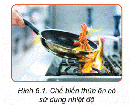 KHỞI ĐỘNG Quan sát Hình 6.1 và cho biết cách chế biến món ăn được thể hiện trong hình. Nhiệt độ có tác dụng gì trong chế biến thực phẩm? Ở gia đình em thường chế biến món ăn theo cách nào?Giải chi tiết:- Món ăn trong hình được chế biến bằng cách xào.- Nhiệt độ đóng vai trò quan trọng trong chế biến thực phẩm vì nó ảnh hưởng đến quá trình nấu chín, tiêu diệt vi khuẩn, làm thay đổi cấu trúc và hương vị của thực phẩm. - Ở gia đình em, cách chế biến món ăn có thể bao gồm nấu, xào, chiên, hấp, nướng hoặc nhiều phương pháp khác tùy thuộc vào loại thực phẩm và món ăn cụ thể. Các phương pháp chế biến này thường được thực hiện với nhiệt độ và thời gian xử lý phù hợp để đảm bảo thực phẩm được nấu chín, ngon và an toàn cho sức khỏe. I. PHƯƠNG PHÁP CHẾ BIẾN THỰC PHẨM BẰNG NƯỚC NÓNGCâu hỏi: 1. Đọc nội dung mục I.1 và quan sát Hình 6.2, trình bày hiểu biết của em về món luộc. Lượng nước trong món luộc nên lưu ý như thế nào?2. Kể tên một vài món luộc mà gia đình em hay dùng và nêu cách làm. Từ đó, hãy rút ra quy trình thực hiện và yêu cầu kĩ thuật của món luộc.Giải chi tiết:1. - Món luộc là một phương pháp chế biến thực phẩm bằng cách đun nó trong nước sôi hoặc hơi nước. Đây là một phương pháp đơn giản và phổ biến, đặc biệt là khi chế biến các loại rau củ, hải sản và thịt.- Khi chế biến món luộc, đảm bảo sử dụng đủ lượng nước để phủ kín thực phẩm. Nước phải đủ để đảm bảo thực phẩm được chín đều và không bị khô. Không nên sử dụng quá nhiều nước vì điều này có thể làm giảm hương vị và chất dinh dưỡng của thực phẩm, cũng như làm mất đi một phần hương vị trong nước luộc.2. - Một số món luộc:+ Rau củ luộc: Rau củ như cà rốt, cải thảo, khoai lang thường được luộc trong nước sôi hoặc hấp cho đến khi mềm.+ Trứng luộc: Trứng được đun trong nước sôi từ khoảng 8 đến 10 phút cho đến khi lòng đỏ được chín vừa đủ.- Quy trình thực hiện và yêu cầu kỹ thuật của món luộc thường bao gồm:+ Chuẩn bị: Làm sạch và chuẩn bị nguyên liệu cần thiết trước khi bắt đầu chế biến. Đảm bảo nước luộc sạch và đảm bảo an toàn vệ sinh thực phẩm.+ Luộc: Đặt nguyên liệu vào nước sôi, giữ nhiệt độ ổn định và thời gian nấu đủ để thực phẩm chín mềm nhưng không bị quá luộc.+ Kiểm tra độ chín: Sử dụng dụng cụ như đũa hoặc dao để kiểm tra độ chín của thực phẩm. Thời gian luộc phụ thuộc vào loại thực phẩm và kích thước của nó.+ Bày trí: Sau khi luộc xong, bày ra đĩa và trang trí nếu cần. Câu hỏi: Đọc nội dung mục I.2 và quan sát Hình 6.4, trình bày hiểu biết của em về món nấu. Kể tên một vài món nấu mà gia đình em hay dùng và nêu cách làm. Từ đó, em hãy rút ra quy trình thực hiện và yêu cầu kĩ thuật của món nấu.Giải chi tiết:Món nấu là một phương pháp chế biến thực phẩm bằng cách sử dụng nhiệt độ cao để chín và tạo ra hương vị đặc trưng. Dưới đây là một số món nấu phổ biến mà gia đình bạn có thể thường xuyên sử dụng và cách làm cơ bản:- Cà ri gà: Gà được ướp gia vị và nấu cùng với cà ri sẽ tạo ra một món ăn thơm ngon và bổ dưỡng. Quy trình chế biến bao gồm chiên vàng gà, sau đó nấu với cà ri, sữa dừa và các loại gia vị khác.- Canh chua cá: Cá được nấu cùng với nước dùng chua cay từ cà chua, me và các loại rau củ khác. Món canh này có hương vị chua ngọt, thơm nồng của các loại gia vị. + Quy trình thực hiện và yêu cầu kỹ thuật của món nấu thường bao gồm:- Chuẩn bị nguyên liệu: Làm sạch và chuẩn bị nguyên liệu cần thiết trước khi bắt đầu chế biến. Đảm bảo các thành phần được cắt đều và chuẩn bị sẵn để tiết kiệm thời gian.- Nấu: Sử dụng nhiệt độ cao để nấu thực phẩm cho đến khi chín và hương vị ngấm đều. Đảm bảo kiểm soát nhiệt độ và thời gian nấu để tránh thực phẩm bị cháy hoặc quá mềm.- Bày trí: Sau khi nấu xong, bày ra đĩa và trang trí nếu cần. Lưu ý bảo quản thực phẩm trong điều kiện vệ sinh để tránh vi khuẩn và ô nhiễm. Câu hỏi: So sánh phương pháp chế biến thực phẩm trong nước giữa món luộc và món nấu.Giải chi tiết:Cả hai phương pháp chế biến thực phẩm trong nước, bao gồm món luộc và món nấu, đều sử dụng nhiệt độ cao để chín thực phẩm và tạo ra hương vị đặc trưng. Tuy nhiên, có sự khác biệt về cách thức thực hiện và mục đích sử dụng giữa hai phương pháp này: - Món luộc:+ Thực hiện: Món luộc thường đơn giản hơn và yêu cầu ít bước chế biến hơn. Thực phẩm được ngâm trong nước sôi hoặc nước lọc, sau đó được nấu cho đến khi chín.+ Mục đích: Món luộc thường được sử dụng để giữ nguyên hương vị tự nhiên của thực phẩm và tăng cường giá trị dinh dưỡng.- Món nấu:+ Thực hiện: Món nấu thường phức tạp hơn và đòi hỏi nhiều bước chế biến hơn, bao gồm việc thêm gia vị và nước dùng để tạo ra hương vị đặc trưng. Thực phẩm được nấu trong nước hoặc nước dùng đến khi chín và hấp thụ hương vị từ nước dùng và gia vị.+ Mục đích: Món nấu thường được sử dụng để tạo ra các món ăn có hương vị phong phú, đa dạng và thường phục vụ như một món ăn chính trong bữa cơm gia đình hoặc bữa tiệc. Câu hỏi: 1. Đọc nội dung mục I.3 và quan sát Hình 6.6, nêu hiểu biết về phương pháp kho làm chín thực phẩm.2. Qua quá trình quan sát việc chế biến thực phẩm của gia đình, em hãy trình bày cách làm một món kho. Từ đó, hãy rút ra quy trình thực hiện và yêu cầu kĩ thuật của món kho.Giải chi tiết:1. Kho là một phương pháp nấu ăn dựa trên việc nấu thực phẩm trong một lượng nước nhỏ, thường được đun sôi rồi giảm lửa để thực phẩm chín dần trong hơi nước và hấp thụ hương vị từ các gia vị.2. Cách làm thịt kho tàu:Nguyên liệu: - Thịt heo (lợn): khoảng 500g đến 1kg, thái thành từng miếng vừa ăn.- Sốt nước mắm: 2-3 thìa canh.- Đường: 1-2 thìa cà phê.- Hành tím: 1 củ nhỏ, băm nhuyễn.- Hành lá: một ít, cắt nhỏ.- Tỏi: 3-4 tép, băm nhuyễn.- Dầu ăn: 1 thìa canh.- Muối, tiêu: vừa đủ. Cách làm:- Chuẩn bị thịt: Trước tiên, thịt được rửa sạch và để ráo nước. Sau đó, thái thành từng miếng vừa ăn.- Xào hành tỏi: Đun nóng dầu ăn trong chảo, sau đó cho hành tỏi băm vào phi thơm.- Nấu thịt: Khi hành tỏi đã thơm, cho thịt vào chảo xào cùng với hành tỏi đã phi. Tiếp tục xào thịt cho đến khi thịt chuyển sang màu vàng đều.- Thêm gia vị: Khi thịt đã chín mềm, cho sốt nước mắm vào chảo, kế đến là đường, hành tím và hành lá cắt nhỏ. Khoảng 1-2 thìa cà phê đường hoặc theo khẩu vị gia đình.- Nấu thêm: Đảo thịt với gia vị trong khoảng 5-10 phút cho gia vị thấm đều vào thịt và thịt chín mềm.- Nêm gia vị: Thêm muối, tiêu và nêm vị theo khẩu vị gia đình.- Dọn ra đĩa: Khi thịt đã chín và gia vị thấm đều, dọn ra đĩa và trang trí thêm hành lá lên trên. Quy trình thực hiện món kho:1. Chuẩn bị nguyên liệu: Lựa chọn nguyên liệu chính như thịt, cá, tôm, hoặc rau cải tuỳ theo món kho bạn muốn chế biến. Chuẩn bị các gia vị cần thiết như nước mắm, đường, tiêu, hành, tỏi, gia vị khác tuỳ chọn.2. Chế biến nguyên liệu: Rửa sạch và chuẩn bị nguyên liệu cần chế biến. Thịt cắt thành miếng vừa ăn, cá và tôm tẩy vỏ, rau cải rửa sạch và cắt nhỏ phù hợp.3. Phi hành tỏi: Đun nóng dầu ăn trong chảo, sau đó cho hành tỏi băm vào phi thơm để tạo hương vị cơ bản cho món ăn.4. Chế biến nguyên liệu chính: Đưa nguyên liệu chính vào chảo xào cùng với hành tỏi đã phi. Xào cho đến khi nguyên liệu chín và thấm gia vị.5. Thêm gia vị: Sau khi nguyên liệu chín, thêm nước mắm, đường và các gia vị khác vào chảo. Khuấy đều và nêm gia vị theo khẩu vị cá nhân.6. Nấu kho: Đun sôi chảo với lửa nhỏ cho đến khi nước sôi chuyển sang nước đặc. Đóng nắp lại và để nấu lửa nhỏ cho đến khi thực phẩm thấm gia vị và nước sệt lại.7. Kiểm tra và chỉnh sửa gia vị: Kiểm tra thử gia vị và điều chỉnh nếu cần thiết bằng cách thêm muối, đường, tiêu hoặc các gia vị khác.8. Dọn ra đĩa và trang trí: Sau khi thực phẩm đã chín và gia vị thấm đều, dọn ra đĩa và trang trí thêm hành lá hoặc ớt băm lên trên để tăng thêm hương vị và màu sắc. Yêu cầu kỹ thuật:1. Kiểm soát lửa: Đảm bảo điều chỉnh lửa sao cho phù hợp, không nên đun quá lửa lớn để tránh thực phẩm bị cháy hoặc nước sôi quá nhanh.2. Thời gian nấu: Đối với món kho, thời gian nấu cần đủ để thực phẩm chín mềm và thấm gia vị. Thường cần nấu lửa nhỏ trong khoảng 30 phút đến 1 tiếng.3. Chọn nguyên liệu tươi ngon: Đảm bảo sử dụng nguyên liệu tươi ngon để món ăn có hương vị tốt nhất.4. Chú ý đến lượng gia vị: Nên điều chỉnh lượng gia vị sao cho phù hợp với khẩu vị gia đình và không quá mặn, quá ngọt hoặc quá cay.5. Đóng nắp khi nấu: Khi nấu món kho, nên đóng nắp lại chảo để giữ ẩm và giúp thực phẩm chín đều. Câu hỏi: So sánh phương pháp chế biến thực phẩm trong nước giữa món nấu và món kho.Giải chi tiết:Phương pháp chế biến thực phẩm trong nước giữa món nấu và món kho có một số điểm khác biệt như sau:1. Mục đích chế biến: - Món nấu: Mục đích chính của món nấu là làm thực phẩm chín mềm, ngấm gia vị và tạo ra nước dùng phong phú. - Món kho: Mục đích chính của món kho là chế biến thực phẩm trong nước mà không cần thêm nước dùng, giữ cho nguyên liệu chín mềm trong chính nước của chúng.2. Thời gian nấu: - Món nấu: Thường yêu cầu thời gian nấu lâu hơn để thực phẩm chín mềm và ngấm đều gia vị. - Món kho: Thời gian nấu thường ngắn hơn vì mục đích chính là làm thực phẩm chín trong chính nước của chúng, không cần thêm nước dùng.3. Lượng nước sử dụng: - Món nấu: Thường cần thêm nước để tạo ra nước dùng cho món ăn. - Món kho: Không cần thêm nước do thực phẩm được chế biến trong chính nước tự nhiên của chúng.4. Gia vị: - Món nấu: Thường cần sử dụng nhiều gia vị và nước dùng để tạo ra hương vị phong phú. - Món kho: Sử dụng ít gia vị hơn vì nguyên liệu chủ yếu được chế biến trong nước tự nhiên của chúng.5. Công thức: - Món nấu: Thường sử dụng nhiều công thức và bước chế biến phức tạp. - Món kho: Có thể sử dụng công thức đơn giản hơn với ít bước chế biến hơn. II. PHƯƠNG PHÁP CHẾ BIẾN THỰC PHẨM BẰNG HƠI NƯỚC NÓNG (HẤP)Câu hỏi: Gia đình em thường làm món ăn gì bằng phương pháp hấp (đồ)? Hãy mô tả cách đồ xôi ở gia đình em. Từ đó, kết hợp với nội dung mục II, hãy rút ra quy trình thực hiện và yêu cầu kĩ thuật của món hấp (đồ).Giải chi tiết:Mô tả về cách làm đồ xôi ở gia đình em:1. Nguyên liệu: - Gạo nếp: Loại gạo này thường được sử dụng để làm xôi vì có hạt nhỏ, dai và ngậy. - Nước: Để ngâm gạo và hấp.2. Quy trình thực hiện: - Bước 1: Chuẩn bị gạo nếp + Gạo nếp được rửa sạch và ngâm trong nước khoảng 4-6 tiếng hoặc qua đêm. - Bước 2: Hấp xôi + Sau khi ngâm gạo, đưa gạo nếp vào nồi hấp, thêm một lượng nước vừa đủ để không gạo không bị khô khi hấp. + Đặt nồi lên bếp, hấp gạo nếp trong khoảng 20-30 phút cho đến khi gạo chín mềm và nhân nước hấp cạn.3. Yêu cầu kĩ thuật: - Lựa chọn gạo nếp chất lượng: Chọn loại gạo nếp ngon, hạt nhỏ, không có hạt hỏng. - Sử dụng nước đúng lượng: Sử dụng lượng nước vừa đủ để gạo nếp không bị khô khi hấp và không quá ngấm nước, làm mất đi đặc tính ngậy của xôi. - Kiểm soát thời gian hấp: Hấp gạo nếp trong thời gian không quá dài để tránh làm mất đi đặc tính ngậy và dẻo của xôi. Từ quy trình và yêu cầu kĩ thuật trên, có thể thấy món xôi được làm bằng phương pháp hấp đòi hỏi sự kiên nhẫn và tỉ mỉ trong quá trình chuẩn bị và thực hiện, để đảm bảo xôi được chín đều và có hương vị ngon. III. PHƯƠNG PHÁP CHẾ BIẾN THỰC PHẨM BẰNG KHÔNG KHÍ NÓNG (NƯỚNG)Câu hỏi: Đọc nội dung mục III và quan sát Hình 6, trình bày hiểu biết của em về món nướng. Kể tên một vài món nướng mà em đã được ăn và cho biết nhận xét về trạng thái, hương vị, màu sắc. Từ đó, hãy rút ra quy trình thực hiện và yêu cầu kĩ thuật của món nướng.Giải chi tiết:Món nướng là phương pháp chế biến thực phẩm bằng cách sử dụng nhiệt độ cao từ nguồn lửa hoặc nhiệt độ từ lò nướng để làm chín thực phẩm. Dưới đây là hiểu biết của em về món nướng cùng với một số món nướng mà em đã từng ăn:1. Hiểu biết về món nướng: - Món nướng thường mang lại hương vị đặc trưng, giữ nguyên được hương thơm và độ ngọt tự nhiên của nguyên liệu. - Phương pháp này giúp thực phẩm chín đều từ trong ra ngoài, tạo ra lớp vỏ giòn bên ngoài mà giữ ẩm và độ ngọt bên trong thực phẩm. - Các loại thực phẩm có thể được nướng gồm thịt, cá, gia cầm, rau củ, và các loại bánh.2. Một số món nướng em đã ăn: - Thịt nướng: Thịt bò nướng, thịt gà nướng, thịt heo nướng. - Cá nướng: Cá hồi nướng mỡ hành, cá basa nướng muối ớt. - Rau củ nướng: Bắp cải nướng, khoai lang nướng. - Bánh nướng: Bánh mì nướng tỏi, bánh patê. 3. Nhận xét về món nướng đã ăn: - Trạng thái: Thịt mềm và ngọt, có màu vàng đẹp mắt, vỏ giòn. - Hương vị: Thơm phức, đậm đà, thấm vào từng sợi thịt. - Màu sắc: Màu vàng óng ả, hấp dẫn. 4. Quy trình thực hiện và yêu cầu kĩ thuật: - Chuẩn bị nguyên liệu: Chọn nguyên liệu tươi ngon, thái miếng vừa phải để đảm bảo chín đều. - Nướng: Đặt thực phẩm lên vỉ nướng, điều chỉnh nhiệt độ lò nướng phù hợp, thời gian nướng đủ để thực phẩm chín mà không khô hoặc cháy. - Xử lý lửa: Kiểm soát lửa và thời gian nướng để tránh thực phẩm bị cháy hoặc chín không đều. - Phục vụ: Thực phẩm nướng nên được phục vụ ngay khi còn nóng để giữ được độ giòn và ngon nhất. Từ những nhận xét và quy trình thực hiện trên, có thể thấy món nướng đòi hỏi sự tỉ mỉ và kiên nhẫn trong quá trình chuẩn bị và nấu nướng, để đảm bảo thực phẩm đạt được trạng thái, hương vị, và màu sắc tốt nhất. IV. PHƯƠNG PHÁP CHẾ BIẾN THỰC PHẨM BẰNG DẦU, MỠ NÓNGCâu hỏi: 1. Đọc nội dung mục IV.1 và quan sát Hình 6.12, trình bày hiểu biết của em về món rán (chiên).2. Gia đình em thường chế biến những thực phẩm rán nào? Hãy mô tả cách rán đậu ở gia đình. Từ đó, rút ra quy trình thực hiện và yêu cầu kĩ thuật của món rán.Giải chi tiết:1. - Món rán là phương pháp chế biến thực phẩm bằng cách ngâm thực phẩm vào dầu nóng để thực phẩm được chín vàng, giòn ở bên ngoài và mềm ẩm ở bên trong.- Quá trình rán tạo ra một lớp vỏ giòn bên ngoài giữ cho thực phẩm giữ được độ ẩm và hương vị bên trong.- Dầu nóng nhanh chóng truyền nhiệt cho thực phẩm, giúp thực phẩm chín đều và nhanh chóng.2. - Gia đình em thường chế biến những thực phẩm rán:+ Cánh gà chiên giòn.+ Cá viên chiên.+ Cơm chiên.+ Bánh rán.+ Đậu phụ chiên. - Cách rán đậu phụ ở gia đình thường được thực hiện như sau:+ Chuẩn bị nguyên liệu:* Chuẩn bị đậu phụ đã được cắt thành từng miếng vừa ăn.* Pha hỗn hợp bột rán: Trong một tô, trộn bột mì hoặc bột chiên giòn với nước, muối và các gia vị theo khẩu vị gia đình.+ Rán đậu phụ:* Đun dầu lên chảo cho đến khi dầu nóng.* Khi dầu đã nóng, thả từng miếng đậu phụ đã chuẩn bị vào hỗn hợp bột rồi thả vào chảo dầu nóng.* Chiên đậu phụ cho đến khi chúng vàng đều, vỏ giòn.* Khi đậu phụ đã vàng và giòn, vớt ra khỏi chảo để ráo dầu và để lên giấy thấm dầu.+ Thưởng thức: Sau khi ráo dầu, đậu phụ rán nên ăn nóng ngay, có thể kèm theo sốt tương hoặc sốt cà chua tùy khẩu vị gia đình. - Quy trình thực hiện và yêu cầu kĩ thuật của món rán:+ Chuẩn bị nguyên liệu: Lựa chọn nguyên liệu tươi ngon và sạch sẽ, ngâm vào nước để loại bỏ các tạp chất.+ Rán: Sử dụng lửa vừa hoặc lửa lớn để đảm bảo thực phẩm chín đều và vỏ giòn. Đảo thường xuyên để thực phẩm không bị cháy hoặc đen.+ Thưởng thức: Thực phẩm rán nên được ăn nóng ngay sau khi rán để giữ độ giòn và ngon nhất.Qua quy trình thực hiện và yêu cầu kĩ thuật, có thể thấy rằng món rán đòi hỏi sự quan sát và kiểm soát nhiệt độ và thời gian rán để đảm bảo thực phẩm được chín đều và vỏ giòn, mềm ẩm bên trong. Câu hỏi: 1. Đọc nội dung mục IV.2 và quan sát Hình 6.14, cho biết chế biến thực phẩm bằng phương pháp rang là gì.2. Em hãy trình bày cách rang thịt ở gia đình. Từ đó, rút ra quy trình thực hiện và yêu cầu kĩ thuật của món rang.Giải chi tiết:1. Rang là phương pháp làm chín thực phẩm bằng cách đảo đều chúng trong chảo với một lượng rất ít, thậm chí không có dầu mỡ với lửa nhỏ, một số thực phẩm được rang với muối, trong một khoảng thời gian nhất định. 2. Rang thịtBắc chảo lên bếp, cho 1 ít dầu vào và rang thịt cho đến khi thịt vàng thì thì cho đầu hành và hành tím băm vào rang chung. Sau 3 phút cho vào 2 muỗng canh nước mắm, 1 muỗng cà phê đường, 1/2 muỗng canh bột ngọt, 2 muỗng canh hạt nêm, 1 muỗng canh hạt tiêu trộn đều lên.Sau 5 phút, cho hành lá và ớt cắt lát vào chảo, tăng lửa vừa và đảo đều. Rang thịt cho đến khi thịt vàng đều, nước thịt sánh lại thì nêm nếm gia vị cho vừa ăn. Bạn tắt bếp và cho thịt ra dĩa cùng với 1 ít tiêu xay và hành lá cắt khúc lên bên trên. Quy trình thực hiện:- Làm sạch nguyên liệu động vật hoặc thực vật (không phối hợp).- Cho vào chảo một lượng rất ít chất béo, đảo đều liên tục cho thực phẩm chín vàng.- Trình bày đẹp theo đặc trưng của món. Yêu cầu kĩ thuật.- Món rang phải khô, săn chắc.- Mùi thơm.- Màu sắc hấp dẫn. Câu hỏi: Phương pháp rang và rán thực phẩm khác nhau như thế nào?Giải chi tiết:Phương pháp rang và rán thực phẩm có một số điểm khác nhau:1. Phương pháp Rang: - Rang thường áp dụng cho các loại thực phẩm có kích thước nhỏ như hạt, hạt điều, hành tỏi, hoặc gia vị. - Thực hiện bằng cách sử dụng một chảo hoặc nồi có đáy dày để đảm bảo phân phối nhiệt đều. 2. Phương pháp Rán: - Rán thực phẩm thường áp dụng cho các món ăn lớn hơn như thịt, cá, tôm, khoai tây. - Thực hiện bằng cách đặt thực phẩm vào dầu nóng trong chảo hoặc nồi lớn và nấu cho đến khi chúng có màu vàng đẹp. - Rán thường đòi hỏi nhiều dầu hơn so với phương pháp rang để đảm bảo toàn bộ thực phẩm được ngâm trong dầu. - Kỹ thuật rán thực phẩm thường đòi hỏi kiểm soát nhiệt độ chặt chẽ hơn để đảm bảo thức ăn chín đều và không bị cháy. Câu hỏi: 1. Đọc nội dung mục IV.3 và quan sát Hình 6.16, nêu hiểu biết của em về phương pháp xào.2. Trình bày cách làm một món xào. Từ đó, rút ra quy trình thực hiện và yêu cầu kĩ thuật của món xào.Giải chi tiết:Xào là phương pháp làm chín thực phẩm với lượng chất béo vừa phải, có sự kết hợp giữa thực phẩm thực vật và động vật hoặc riêng từng loại, đun lửa to trong thời gian ngắn. * Quy trình thực hiện:- Làm sạch nguyên liệu động vật, cắt thái phù hợp, tẩm ướp gia vị; nhặt rửa sạch nguyên liệu thực vật, cắt thái phù hợp.- Cho nguyên liệu động vật vào chảo với một lượng ít chất béo, xào chín đều, múc ra bát. Xào nguyên liệu thực vật chín tới, sau đó cho nguyên liệu động vật đã xào chín vào trộn đều, sử dụng lửa to, xào nhanh, có thể cho thêm ít nước để tăng độ chín, nêm vừa ăn.- Trình bày đẹp, sáng tạo. * Yêu cầu kĩ thuật- Thực phẩm động vật chín mềm, không dai.- Thực phẩm thực vật chín tới, không cứng hay mềm nhũn.- Còn lại ít nước, hơi sệt vị vừa ăn.- Giữ được màu tươi của thực vật. LUYỆN TẬP1. Tại sao phải làm chín thực phẩm? Thế nào là nấu, luộc, kho, rán, rang, xào?2. Chọn câu trả lời đúng cho các câu hỏi sau:- Món nào sử dụng phương pháp làm chín thực phẩm trong nước?A. Kho. B. Nướng. G. Hấp. D. Rang.- Món nào sử dụng phương pháp làm chín thực phẩm bằng hơi nước?A. Nấu. B. Hấp. C. Luộc. D. Kho.- Phương pháp nào làm chín thực phẩm trong chất béo?A. Nướng. B. Rang. C. Hấp. D. Luộc.- Phương pháp nào cần dùng nhiều chất béo?A. Xào. B. Nướng. G. Rang. D. Rán.Giải chi tiết:1. Làm chín thực phẩm là quá trình quan trọng để đảm bảo an toàn thực phẩm và tạo ra hương vị ngon. - Rán (chiên) là làm chín thực phẩm trong một lượng chất béo khá nhiều, đun với lửa, trong khoảng thời gian đủ làm chín thực phẩm.- Rang là phương pháp làm chín thực phẩm với một lượng rất ít chất béo, đảo đều trong chảo, lửa vừa đủ để thực phẩm chín từ ngoài vào trong.- Xào là phương pháp làm chín thực phẩm với lượng chất béo vừa phải, có sự kết hợp giữa thực phẩm thực vật và động vật hoặc riêng từng loại, đun lửa to trong thời gian ngắn.- Luộc là phương pháp làm chín bằng cách bỏ thực phẩm ở thể trạng khối lượng nguyên cả con vào nước ( nước sôi hay nước lã ) rồi đun trong thời gian tương đối ngắn với độ nhiệt trung bình của lửa để làm thực phẩm chính tới hay chín mềm. - Nấu là phối hợp nhiều nguyên liệu động vật và thực vật, có cho thêm gia vị trong môi trường nước.- Kho là làm chín mềm thực phẩm trong lượng nước vừa phải với vị mặn đậm đà. 2. - Món nào sử dụng phương pháp làm chín thực phẩm trong nước? - A. Kho.- Món nào sử dụng phương pháp làm chín thực phẩm bằng hơi nước? - B. Hấp.- Phương pháp nào làm chín thực phẩm trong chất béo? - B. Rang.- Phương pháp nào cần dùng nhiều chất béo? - D. Rán. VẬN DỤNGTìm hiểu một số món ăn dùng phương pháp chế biến thực phẩm có sử dụng nhiệt trong gia đình em và ở địa phương, ghi lại quy trình thực hiện các món đó.Giải chi tiết:1. Cá kho tộ: - Quy trình thực hiện: - Bước 1: Rửa sạch cá và cắt thành từng miếng nhỏ. - Bước 2: Sơ chế gia vị bằng hành, tỏi, ớt, đường, nước mắm, dầu mè. - Bước 3: Đun nóng dầu, phi thơm hành tỏi, cho cá vào xào chín. - Bước 4: Thêm gia vị và nước dừa, đun sôi nhỏ lửa cho cá mềm và thấm gia vị. 2. Canh chua cá: - Quy trình thực hiện: - Bước 1: Rửa sạch cá và cắt thành từng miếng vừa ăn. - Bước 2: Nấu nước dùng từ nước, cà chua, cần tây, mướp đắng. - Bước 3: Khi nước dùng sôi, cho cá vào nấu chín, sau đó thêm quả me và giấm, gia vị theo khẩu vị. 3. Bò kho: - Quy trình thực hiện: - Bước 1: Thịt bò được cắt thành từng miếng vừa ăn, sau đó ngâm trong nước muối. - Bước 2: Phi thơm hành tỏi, thêm thịt bò vào xào chín. - Bước 3: Cho nước dừa và nước cốt dừa vào, nấu sôi rồi nhỏ lửa cho thịt mềm và gia vị thấm. 4. Bún riêu: - Quy trình thực hiện: - Bước 1: Chuẩn bị nước dùng từ xương heo, cà chua, hành tây, ớt, bún và chả cá. - Bước 2: Nấu nước dùng, thêm cà chua và hành tây, sau đó cho chả cá vào. - Bước 3: Nêm gia vị, cho ớt vào tạo hương vị đặc trưng, cuối cùng thêm bún và rau sống vào tô. 5. Xôi: - Quy trình thực hiện: - Bước 1: Chuẩn bị gạo nếp, sau đó ngâm trong nước từ 1 đến 2 tiếng. - Bước 2: Đun nước cho sôi, sau đó cho gạo vào hấp chín. - Bước 3: Khi gạo chín, thêm vào các loại nguyên liệu như đậu xanh, đậu đỏ, mè, dừa, gấc tùy khẩu vị. KẾT NỐI NĂNG LỰC