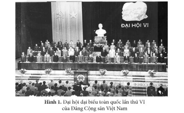 KHỞI ĐỘNGĐại hội đại biểu toàn quốc lần thứ VI của Đảng Cộng sản Việt Nam (12 – 1986) đã đánh dấu một bước ngoặt rất cơ bản và có ý nghĩa quyết định trong sự nghiệp xây dựng chủ nghĩa xã hội ở Việt Nam. Từ đây, Việt Nam bước vào thời kì Đổi mới toàn diện đất nước. Công cuộc Đổi mới đất nước của Việt Nam đã trải qua những giai đoạn nào? Nội dung chính của mỗi giai đoạn là gì?Giải chi tiết:Công cuộc Đổi mới đất nước của Việt Nam đã trải qua 3 giai đoạn. Giai đoạn 1986 – 1995: Trọng tâm là đổi mới về kinh tế: + Kiên quyết xóa bỏ cơ chế quản lí kinh tế tập trung quan liêu, bao cấp, hình thành cơ chế thị trường có sự quản lí của Nhà nước.+ Phát triển kinh tế hàng hoá xã hội chủ nghĩa.+ Xây dựng và tổ chức thực hiện Ba chương trình kinh tế lớn gồm: Lương thực - Thực phẩm, Hàng tiêu dùng và Hàng xuất khẩu.+ Đẩy lùi và kiểm soát lạm phát, ổn định và nâng cao hiệu quả của nền kinh tế – xã hội, phấn đấu bắt đầu có tích lũy nội bộ từ nền kinh tế, từng bước đưa Việt Nam ra khỏi tình trạng khủng hoảng.Đổi mới toàn diện và đồng bộ:+ Đổi mới kinh tế gắn liền với đổi mới chính trị, văn hoá – xã hội, chú trọng nhân tố con người. Xác định khoa học và công nghệ, giáo dục và đào tạo là quốc sách hàng đầu.+ Đổi mới chính trị phải được tiến hành tích cực và vững chắc. + Chủ trương kết hợp sức mạnh dân tộc và sức mạnh thời đại, tham gia phân công lao động quốc tế; thực hiện đa phương hoá, đa dạng hoá quan hệ đối ngoại “Việt Nam muốn làm bạn với tất cả các nước trong cộng đồng thế giới, phấn đấu vì hoà bình, độc lập và phát triển.=> Giai đoạn khởi đầu công cuộc Đổi mới (1986 - 1995) đã tạo cơ sở để đất nước bước vào giai đoạn tiếp theo của sự nghiệp đổi mới toàn diện hơn.Giai đoạn 1996 – 2006:Về kinh tế:- Đẩy mạnh công nghiệp hoá, hiện đại hoá đất nước. - Tiếp tục phát triển kinh tế thị trường định hướng xã hội chủ nghĩa. - Tiếp tục tăng cường đầu tư xây dựng nhiều công trình lớn về kết cấu hạ tầng, tăng cường tiềm lực về cơ sở - vật chất, công nghệ cho nền kinh tế. - Xây dựng nền kinh tế mở, hội nhập với khu vực và thế giới.Về chính trị, văn hóa, xã hội- an ninh- quốc phòng:- Đẩy mạnh cải cách tổ chức và hoạt động của Nhà nước pháp quyền xã hội chủ nghĩa, phát huy dân chủ, tăng cường pháp chế. - Nhấn mạnh phát triển giáo dục - đào tạo và khoa học - công nghệ là quốc sách hàng đầu. - Xây dựng và phát triển nền văn hoá tiên tiến, đậm đà bản sắc dân tộc. - Mở rộng giải quyết các vấn đề xã hội như tạo thêm việc làm, xoá đói, giảm nghèo... - Xây dựng và tăng cường an ninh - quốc phòng.Về đối ngoại: Đặt trọng tâm chủ trương “hội nhập kinh tế quốc tế và khu vực” nhằm mục tiêu phục vụ sự nghiệp phát triển của đất nước.=> Công cuộc Đổi mới giai đoạn 1986 - 2006 đã tạo nền tảng cho Việt Nam đẩy mạnh công nghiệp hoá - hiện đại hoá và hội nhập quốc tế sâu rộng trong giai đoạn tiếp theo.Giai đoạn từ năm 2006 đến nay:Về kinh tế:- Tiếp tục hoàn thiện thể chế kinh tế thị trường định hướng xã hội chủ nghĩa.- Đẩy mạnh công nghiệp hoá, hiện đại hoá gắn với phát triển kinh tế tri thức. - Phấn đấu đưa Việt Nam trở thành nước đang phát triển, có nền công nghiệp theo hướng hiện đại.Về chính trị, văn hóa, xã hội- an ninh- quốc phòng:- Tăng cường xây dựng hệ thống chính trị trong sạch, vững mạnh. - Thực hiện tiến bộ và công bằng xã hội. - Phát triển con người toàn diện và xây dựng nền văn hoá Việt Nam tiên tiến, đậm đà bản sắc dân tộc.- Xây dựng và bảo vệ vững chắc Tổ quốc, giữ vững môi trường hoà bình, ốn định.Về đối ngoại:- Chuyển từ “hội nhập kinh tế quốc tế” sang “chủ động, tích cực hội nhập quốc tế toàn diện và sâu rộng. - Thực hiện chiến lược hội nhập quốc tế toàn diện trên các lĩnh vực kinh tế, chính trị, an ninh - quốc phòng, văn hoá- xã hội, trong đó hội nhập kinh tế là trọng tâm. 1. GIAI ĐOẠN KHỞI ĐẦU CỦA CÔNG CUỘC ĐỔI MỚI (1986- 1995)Câu hỏi: Khai thác thông tin và Tư liệu 1 trong mục, hãy nêu nội dung cơ bản của công cuộc Đổi mới giai đoạn 1986 – 1995.Giải chi tiết:- Đường lối đổi mới toàn diện và đồng bộ đất nước được để ra tại Đại hội đại biểu toàn quốc lần thứ VI (1986), tiếp tục được bổ sung tại Đại hội đại biểu toàn quốc lần thứ VII (1991) của Đảng. - Nội dung cơ bản đường lối đổi mới giai đoạn 1986 – 1995: Trọng tâm là đổi mới về kinh tế: + Kiên quyết xoá bỏ cơ chế quản lí kinh tế tập trung quan liêu, bao cấp, hình thành cơ chế thị trường có sự quản lí của Nhà nước.+ Phát triển kinh tế hàng hoá xã hội chủ nghĩa.+ Xây dựng và tổ chức thực hiện Ba chương trình kinh tế lớn gồm: Lương thực - Thực phẩm, Hàng tiêu dùng và Hàng xuất khẩu.+ Đẩy lùi và kiểm soát lạm phát, ổn định và nâng cao hiệu quả của nền kinh tế – xã hội, phấn đấu bắt đầu có tích lũy nội bộ từ nền kinh tế, từng bước đưa Việt Nam ra khỏi tình trạng khủng hoảng.Đổi mới toàn diện và đồng bộ:+ Đổi mới kinh tế gắn liền với đổi mới chính trị, văn hoá – xã hội, chú trọng nhân tố con người. Xác định khoa học và công nghệ, giáo dục và đào tạo là quốc sách hàng đầu.+ Đổi mới chính trị phải được tiến hành tích cực và vững chắc. + Chủ trương kết hợp sức mạnh dân tộc và sức mạnh thời đại, tham gia phân công lao động quốc tế; thực hiện đa phương hoá, đa dạng hoá quan hệ đối ngoại “Việt Nam muốn làm bạn với tất cả các nước trong cộng đồng thế giới, phấn đấu vì hòa bình, độc lập và phát triển.=> Giai đoạn khởi đầu công cuộc Đổi mới (1986 - 1995) đã tạo cơ sở để đất nước bước vào giai đoạn tiếp theo của sự nghiệp đổi mới toàn diện hơn. 2. GIAI ĐOẠN ĐẨY MẠNH CÔNG NGHIỆP HOÁ, HIỆN ĐẠI HOÁ, HỘI NHẬP KINH TẾ QUỐC TẾ (1996 - 2006).Câu hỏi: Khai thác thông tin và Tư liệu 2 trong mục, hãy nêu nội dung chính của công cuộc Đổi mới giai đoạn 1996 – 2006.Giải chi tiết:- Đại hội đại biểu toàn quốc lần thứ VIII của Đảng Cộng sản Việt Nam (năm 1996) đã xác định Việt Nam chuyển sang thời kì mới: đẩy mạnh công nghiệp hoá, hiện đại hoá đất nước.- Nội dung cơ bản của đường lối đổi mới giai đoạn 1996 – 2006:Về kinh tế:- Đẩy mạnh công nghiệp hoá, hiện đại hoá đất nước. - Tiếp tục phát triển kinh tế thị trường định hướng xã hội chủ nghĩa. - Tiếp tục tăng cường đầu tư xây dựng nhiều công trình lớn về kết cấu hạ tầng, tăng cường tiềm lực về cơ sở - vật chất, công nghệ cho nền kinh tế. - Xây dựng nền kinh tế mở, hội nhập với khu vực và thế giới.Về chính trị, văn hóa, xã hội- an ninh- quốc phòng:- Đẩy mạnh cải cách tổ chức và hoạt động của Nhà nước pháp quyền xã hội chủ nghĩa, phát huy dân chủ, tăng cường pháp chế. - Nhấn mạnh phát triển giáo dục - đào tạo và khoa học - công nghệ là quốc sách hàng đầu. - Xây dựng và phát triển nền văn hoá tiên tiến, đậm đà bản sắc dân tộc. - Mở rộng giải quyết các vấn đề xã hội như tạo thêm việc làm, xoá đói, giảm nghèo... - Xây dựng và tăng cường an ninh - quốc phòng.Về đối ngoại: Đặt trọng tâm chủ trương “hội nhập kinh tế quốc tế và khu vực” nhằm mục tiêu phục vụ sự nghiệp phát triển của đất nước.=> Công cuộc Đổi mới giai đoạn 1986 - 2006 đã tạo nền tảng cho Việt Nam đẩy mạnh công nghiệp hoá - hiện đại hoá và hội nhập quốc tế sâu rộng trong giai đoạn tiếp theo. 3. GIAI ĐOẠN TIẾP TỤC ĐẨY MẠNH CÔNG NGHIỆP HOÁ, HIỆN ĐẠI HOÁ, HỘI NHẬP QUỐC TẾ SÂU RỘNG (2006 - NAY).Câu hỏi: Hãy nêu nội dung chính của công cuộc Đổi mới trong giai đoạn từ năm 2006 đến nay.Giải chi tiết:- Đại hội đại biểu toàn quốc lần thứ X của Đảng Cộng sản Việt Nam (2006) đã chủ trương: đẩy mạnh toàn diện công cuộc Đổi mới, sớm đưa nước ta ra khỏi tình trạng kém phát triển. Từ năm 2006 đến nay, Việt Nam thực hiện chủ trương đẩy mạnh công nghiệp hoá - hiện đại hoá và hội nhập quốc tế sâu rộng. Nội dung cơ bản đường lối đổi mới giai đoạn từ năm 2006 đến nay:Về kinh tế:- Tiếp tục hoàn thiện thể chế kinh tế thị trường định hướng xã hội chủ nghĩa.- Đẩy mạnh công nghiệp hoá, hiện đại hoá gắn với phát triển kinh tế tri thức. - Phấn đấu đưa Việt Nam trở thành nước đang phát triển, có nền công nghiệp theo hướng hiện đại.Về chính trị, văn hóa, xã hội- an ninh- quốc phòng:- Tăng cường xây dựng hệ thống chính trị trong sạch, vững mạnh. - Thực hiện tiến bộ và công bằng xã hội. - Phát triển con người toàn diện và xây dựng nền văn hoá Việt Nam tiên tiến, đậm đà bản sắc dân tộc.- Xây dựng và bảo vệ vững chắc Tổ quốc, giữ vững môi trường hoà bình, ốn định.Về đối ngoại:- Chuyển từ “hội nhập kinh tế quốc tế” sang “chủ động, tích cực hội nhập quốc tế toàn diện và sâu rộng. - Thực hiện chiến lược hội nhập quốc tế toàn diện trên các lĩnh vực kinh tế, chính trị, an ninh - quốc phòng, văn hoá- xã hội, trong đó hội nhập kinh tế là trọng tâm. LUYỆN TẬPCâu 1: Lập bảng hệ thống tóm tắt (theo gợi ý dưới đây vào vở) về nội dung chính của công cuộc Đổi mới ở Việt Nam từ năm 1986 đến nay.Giai đoạn 1986 – 19951996 - 2006 2006 – nayNội dung chính??? Giải chi tiết:Giai đoạn 1986- 1995 1996- 20062006- nayNội dung chínhTrọng tâm là đổi mới về kinh tế: + Kiên quyết xoá bỏ cơ chế quản lí kinh tế tập trung quan liêu, bao cấp, hình thành cơ chế thị trường có sự quản lí của Nhà nước.+ Phát triển kinh tế hàng hoá xã hội chủ nghĩa.+ Xây dựng và tổ chức thực hiện Ba chương trình kinh tế lớn gồm: Lương thực - Thực phẩm, Hàng tiêu dùng và Hàng xuất khẩu.+ Đẩy lùi và kiểm soát lạm phát, ổn định và nâng cao hiệu quả của nền kinh tế – xã hội, phấn đấu bắt đầu có tích luỹ nội bộ từ nền kinh tế, từng bước đưa Việt Nam ra khỏi tình trạng khủng hoảng.Đổi mới toàn diện và đồng bộ:+ Đổi mới kinh tế gắn liền với đổi mới chính trị, văn hoá – xã hội, chú trọng nhân tố con người. Xác định khoa học và công nghệ, giáo dục và đào tạo là quốc sách hàng đầu.+ Đổi mới chính trị phải được tiến hành tích cực và vững chắc. + Chủ trương kết hợp sức mạnh dân tộc và sức mạnh thời đại, tham gia phân công lao động quốc tế; thực hiện đa phương hoá, đa dạng hoá quan hệ đối ngoại “Việt Nam muốn làm bạn với tất cả các nước trong cộng đồng thế giới, phấn đấu vì hoà bình, độc lập và phát triển.=> Giai đoạn khởi đầu công cuộc Đổi mới (1986 - 1995) đã tạo cơ sở để đất nước bước vào giai đoạn tiếp theo của sự nghiệp đổi mới toàn diện hơn.Về kinh tế:- Đẩy mạnh công nghiệp hoá, hiện đại hoá đất nước. - Tiếp tục phát triển kinh tế thị trường định hướng xã hội chủ nghĩa. - Tiếp tục tăng cường đầu tư xây dựng nhiều công trình lớn về kết cấu hạ tầng, tăng cường tiềm lực về cơ sở - vật chất, công nghệ cho nền kinh tế. - Xây dựng nền kinh tế mở, hội nhập với khu vực và thế giới.Về chính trị, văn hóa, xã hội- an ninh- quốc phòng:- Đẩy mạnh cải cách tổ chức và hoạt động của Nhà nước pháp quyền xã hội chủ nghĩa, phát huy dân chủ, tăng cường pháp chế. - Nhấn mạnh phát triển giáo dục - đào tạo và khoa học - công nghệ là quốc sách hàng đầu. - Xây dựng và phát triển nền văn hoá tiên tiến, đậm đà bản sắc dân tộc. - Mở rộng giải quyết các vấn đề xã hội như tạo thêm việc làm, xoá đói, giảm nghèo... - Xây dựng và tăng cường an ninh - quốc phòng.Về đối ngoại: Đặt trọng tâm chủ trương “hội nhập kinh tế quốc tế và khu vực” nhằm mục tiêu phục vụ sự nghiệp phát triển của đất nước.=> Công cuộc Đổi mới giai đoạn 1986 - 2006 đã tạo nền tảng cho Việt Nam đẩy mạnh công nghiệp hoá - hiện đại hoá và hội nhập quốc tế sâu rộng trong giai đoạn tiếp theo.Về kinh tế:- Tiếp tục hoàn thiện thể chế kinh tế thị trường định hướng xã hội chủ nghĩa.- Đẩy mạnh công nghiệp hoá, hiện đại hoá gắn với phát triển kinh tế tri thức. - Phấn đấu đưa Việt Nam trở thành nước đang phát triển, có nền công nghiệp theo hướng hiện đại.Về chính trị, văn hóa, xã hội- an ninh- quốc phòng:- Tăng cường xây dựng hệ thống chính trị trong sạch, vững mạnh. - Thực hiện tiến bộ và công bằng xã hội. - Phát triển con người toàn diện và xây dựng nền văn hoá Việt Nam tiên tiến, đậm đà bản sắc dân tộc.- Xây dựng và bảo vệ vững chắc Tổ quốc, giữ vững môi trường hoà bình, ốn định.Về đối ngoại:- Chuyển từ “hội nhập kinh tế quốc tế” sang “chủ động, tích cực hội nhập quốc tế toàn diện và sâu rộng. - Thực hiện chiến lược hội nhập quốc tế toàn diện trên các lĩnh vực kinh tế, chính trị, an ninh - quốc phòng, văn hoá- xã hội, trong đó hội nhập kinh tế là trọng tâm. VẬN DỤNG