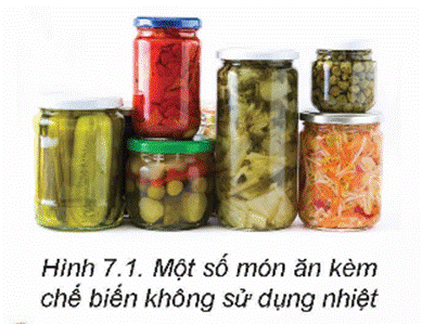 KHỞI ĐỘNG   Quan sát Hình 7.1, hãy kể tên một số món ăn không sử dụng nhiệt để chế biến mà em đã có dịp dùng trong các bữa cơm, bữa cỗ hoặc bữa tiệc.Giải chi tiết:1. Gỏi cuốn: Gỏi cuốn là một món ăn phổ biến trong ẩm thực Việt Nam, được làm từ các nguyên liệu như rau sống, tôm, thịt bò hoặc thịt gà, và được cuốn trong lớp bánh tráng mềm.2. Sushi: Sushi là một món ăn truyền thống của Nhật Bản, chủ yếu được làm từ cơm trộn giấm và các loại hải sản, thịt, hoặc rau củ khác. Món này không cần sử dụng nhiệt để chế biến.3. Salad: Salad là một món ăn chứa nhiều loại rau sống, hoa quả, hạt, và gia vị. Thường được phục vụ với sốt để tăng thêm hương vị.4. Hải sản tươi sống: Hải sản như hàu, sò điệp, hoặc cá hồi có thể được thưởng thức nguyên liệu, không qua bất kỳ phương pháp nấu nướng nào.5. Món tráng miệng: Có nhiều loại món tráng miệng không cần sử dụng nhiệt để chế biến, như kem, pudding, hoa quả tươi, và bánh ngọt. I. PHƯƠNG PHÁP TRỘNCâu hỏi: Đọc nội dung mục I, quan sát Hình 7.2 và cho biết thế nào là phương pháp trộn dầu giấm. Những thực phẩm nào thường được sử dụng để trộn dầu giấm? Người ta thường sử dụng các gia vị nào? Em có nhận xét gì về trạng thái, hương vị, màu sắc của món trộn dầu giấm?Giải chi tiết:- Trộn dầu giấm là phương pháp làm cho thực phẩm giảm bớt mùi vị chính,(thường là mùi hăng) và ngấm các gia vị khác, tạo nên món ăn ngon miệng.- Thực phẩm được sử dụng để trộn dầu giấm: cà chua, dưa chuột, rau xà lách, hành tây,...- Sử dụng các gia vị: tỏi, ớt, giấm đường,..- Hương vị của món này thường kết hợp giữa chua của giấm, ngọt của đường, và mặn của muối. Nếu có hành tỏi, hương vị sẽ còn thêm một lớp mùi thơm đặc trưng. Màu sắc của món trộn khá bắt mắt nhờ màu sắc của thực phẩm tươi ngon. Câu hỏi: Tại sao chỉ trộn thực phẩm với hỗn hợp dầu ăn, giấm, đường, muối, tiêu trước khi ăn khoảng 5 đến 10 phút?Giải chi tiết:Trộn trước khi ăn khoảng 5 – 10 phút để làm cho thực phẩm ngấm vị chua, ngọt, béo của dầu, giấm, đường và giảm bớt mùi vị ban đầu. Rau lá giữ độ tươi, trơn láng và không bị nát. Nếu để lâu hơn, rau có thể bị mềm và biến đổi vị. Câu hỏi: Đọc nội dung mục II và quan sát Hình 7.4, cho biết em đã từng ăn những món nộm nào? Kể tên các nguyên liệu trong món nộm đó. Thế nào là phương pháp trộn hỗn hợp? Sau khi đã chuẩn bị xong nguyên liệu, chúng ta cần làm gì? Yêu cầu kĩ thuật của món trộn hỗn hợp là gì?Giải chi tiết:- Các món nộm em đã ăn:+ Nộm đu đủ: Nguyên liệu chính là đu đủ, cà rốt, dừa, ớt, đậu phộng, và các loại gia vị như dầu mè, đường, muối, và giấm.+ Nộm rau cải: Bao gồm các loại rau cải như bắp cải, cà rốt, cà chua, rau cải xoong, và có thể thêm hạt và hạt hướng dương hoặc đậu phộng rang.+ Nộm gà hoặc bò: Nguyên liệu bao gồm thịt gà hoặc bò nướng hoặc luộc, rau sống như rau diếp, bắp cải, rau muống, ớt, tỏi, dầu mè, đường, và giấm. - Trộn hỗn hợp là cách trộn các thực phẩm đã được sơ chế hoặc làm chín bằng các phương pháp khác, kết hợp với các gia vị tạo thành món ăn có giá trị dinh dưỡng cao, được nhiều người ưa thích. Món này thường được dùng vào đầu bữa ăn. -  Quy trình thực hiện:+ Thực phẩm thực vật được làm sạch, cắt thái phù hợp, ngâm với muối có độ mặn 25% hoặc ướp muối, sau đó rửa lại cho hết vị mặn, vắt ráo.+ Thực phẩm động vật được chế biến chín mềm, cắt thái phù hợp.+ Trộn chung nguyên liệu thực vật + động vật + gia vị.+ Trình bày theo đặc trưng của món ăn đẹp, sáng tạo. - Yêu cầu kĩ thuật:+ Giòn, ráo nước.+ Vừa ăn, đủ vị chua, cay, mặn, ngọt.+ Màu sắc của thực phẩm động vật và thực vật trông đẹp, hấp dẫn. Câu hỏi: Tại sao nguyên liệu trước khi trộn lại phải ướp muối rồi rửa cho hết vị mặn?Giải chi tiết:Phải ướp muối vào nguyên liệu vì muối có tác dụng rút bớt nước trong nguyên liệu thực phẩm. Vắt ráo để các loại gia vị như: giấm, đường… ngấm vào thì nguyên liệu khi ăn mới ngon. II. PHƯƠNG PHÁP LÊN MEN LACTICCâu hỏi: Đọc nội dung mục II và quan sát Hình 7.6, trình bày hiểu biết của em về phương pháp muối chua. Kể tên một số thực phẩm thường sử dụng để muối chua trong gia đình và địa phương em. Từ đó, hãy rút ra quy trình thực hiện và yêu cầu kĩ thuật của thực phẩm muối chua.Giải chi tiết:Muối chua là làm thực phẩm thực vật lên men vi sinh trong một thời gian cần thiết, tạo thành món ăn có vị khác hẳn vị ban đầu của thực phẩm.a. Muối xổi là cách làm thực phẩm lên men vi sinh trong thời gian ngắn. Ngâm thực phẩm trong dung dịch muois (có độ mặn 20 – 25%) đun sôi để nguội, có thể cho thêm một ít đường.b. Muối nén là cách làm thực phẩm lên men vi sinh trong thời gian dài. Muối được rải đều xen kẽ với thực phẩm và nén chặt (lượng muối chiếm 2,5% - 3% lượng thực phẩm). *  Quy trình thực hiện món muối chua:-  Làm sạch thực phẩm, để ráo nước.-  Ngâm thực phẩm trong dung dịch nước muối (muối xổi) hoặc ướp muối (muối nén) và có thể cho thêm đường.-  Nén chặt thực phẩm. Món muối chua dùng làm món ăn kèm, để kích thích ngon miệng và tạo hương vị đặc trưng. *  Yêu cầu kĩ thuật của món ăn muối chua:-  Thực phẩm giòn.-  Mùi thơm đặc biệt của thực phẩm lên men.-  Vị chua dịu, vừa ăn.-  Màu sắc hấp dẫn. LUYỆN TẬP1. Phương pháp chế biến thực phẩm nào dưới đây không sử dụng nhiệt?A. Hấp.                      B. Kho.C. Nướng.                 D. Muối nén.2. Quy trình thực hiện món trộn gồm các bước:A. Chuẩn bị, chế biến, trình bày.                  B. Chế biến, chuẩn bị, trình bày.C. Trình bày, chế biến, chuẩn bị.                 D. Trình bày, chuẩn bị, chế biến.Giải chi tiết:1 - D2 - A VẬN DỤNGTìm hiểu phương pháp chế biến thực phẩm không sử dụng nhiệt trong gia đình em và ở địa phương, ghi lại công thức thực hiện các món đó.Giải chi tiết:Để trả lời câu hỏi này, em có thể tham khảo trực tuyến hoặc qua sách báo để tìm hiểu về các món ăn không sử dụng nhiệt. Dưới đây là một số phương pháp chế biến thực phẩm không sử dụng nhiệt phổ biến:1. Nộm: Sử dụng nguyên liệu tươi sống như rau cải, rau sống, hoa quả, hạt và hạt hướng dương, đậu phộng, tôm, thịt, và gia vị như dầu mè, giấm, đường, muối, và ớt. Công thức có thể thay đổi tùy thuộc vào loại nộm.2. Salad trái cây: Sử dụng các loại trái cây tươi như chuối, táo, dâu, nho, cam, lê, và thêm một chút dầu mè hoặc mật ong làm sốt. Có thể thêm hạt và hạt hướng dương hoặc đậu phộng rang để tăng thêm hương vị và độ ngon.3. Sinh tố hoa quả: Sử dụng trái cây tươi như chuối, dâu, việt quất, dưa hấu, dứa, cam, và thêm một chút sữa hoặc sữa đậu nành, và một ít đường hoặc mật ong nếu muốn. KẾT NỐI NĂNG LỰC