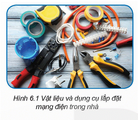 KHỞI ĐỘNG Câu hỏi: Hãy kể tên các vật liệu, thiết bị và dụng cụ lắp đặt mạng điện trong Hình 6.1.Giải chi tiết:Kìm cắt dây, kìm tuốt dây, tua vít, băng dính cách điện, thước dây, dây điện, phích cắm,... KẾT NỐI NĂNG LỰCTrong mạch công tắc ba cực điều khiển hai đèn cần thực hiện mối nối rẽ nhánh trên đường dây trung tính để cấp cho mỗi đèn. Em có thể không thực hiện mối nối rẽ nhánh này mà thực hiện cách nối dây sau:Từ điểm nối dây trung tính của đèn 2 nối tiếp sang dây trung tính đèn 1. Nối dây từ trung tính của nguồn đến đèn 1 (Hình 6.11).Theo em cách nào sẽ tiết kiệm dây dẫn hơn? Giải chi tiết:Cách nối dây như Hình 6.11 có thể tiết kiệm dây dẫn hơn, vì nó loại bỏ cần thiết phải thực hiện một mối nối rẽ nhánh trên đường dây trung tính. Thay vào đó, nó sử dụng một đường dây trung tính chung cho cả hai đèn và chỉ cần một đường dây trung tính từ nguồn đến đèn 1. Điều này giúp giảm lượng dây dẫn cần sử dụng trong mạch, tiết kiệm chi phí và công sức trong quá trình lắp đặt. VẬN DỤNG