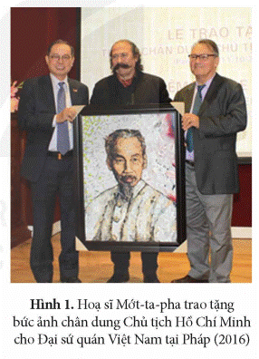 MỞ ĐẦU:Hoạ sĩ Mớt-ta-pha (người Pháp) sau khi tìm hiểu về cuộc đời của Chủ tịch Hồ Chí Minh, đã rất cảm phục và quyết định tái hiện chân dung Người. Ông mong muốn thể hiện sức mạnh của đất nước Việt Nam qua hình ảnh Chủ tịch Hồ Chí Minh.Câu chuyện của hoạ sĩ người Pháp như trên là một ví dụ cho thấy dấu ấn sâu đậm của Chủ tịch Hồ Chí Minh trong lòng nhân dân thế giới. Vì sao thế giới đánh giá cao những cống hiến và giá trị tư tưởng, văn hoá của Chủ tịch Hồ Chí Minh? Vì sao Chủ tịch Hồ Chí Minh “sống mãi  trong lòng dân tộc Việt Nam?Giải chi tiết:- Thế giới đánh giá cao những cống hiến và giá trị tư tưởng, văn hoá của Chủ tịch Hồ Chí Minh vì: + Chủ tịch Hồ Chí Minh đã cống hiến trọn đời mình cho sự nghiệp giải phóng dân tộc của nhân dân Việt Nam, góp phần vào cuộc đấu tranh chung của các dân tộc vì hòa bình, độc lập dân tộc, dân chủ và tiến bộ xã hội.+ Đồng thời Người đã có những đóng góp quan trọng và nhiều mặt trên các lĩnh vực văn hoá, giáo dục, nghệ thuật. + Những tư tưởng của Người là hiện thân của những khát vọng của các dân tộc mong muốn được khẳng định bản sắc văn hoá của mình- Chủ tịch Hồ Chí Minh “sống mãi