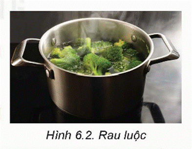 KHỞI ĐỘNG Quan sát Hình 6.1 và cho biết cách chế biến món ăn được thể hiện trong hình. Nhiệt độ có tác dụng gì trong chế biến thực phẩm? Ở gia đình em thường chế biến món ăn theo cách nào?Giải chi tiết:- Món ăn trong hình được chế biến bằng cách xào.- Nhiệt độ đóng vai trò quan trọng trong chế biến thực phẩm vì nó ảnh hưởng đến quá trình nấu chín, tiêu diệt vi khuẩn, làm thay đổi cấu trúc và hương vị của thực phẩm. - Ở gia đình em, cách chế biến món ăn có thể bao gồm nấu, xào, chiên, hấp, nướng hoặc nhiều phương pháp khác tùy thuộc vào loại thực phẩm và món ăn cụ thể. Các phương pháp chế biến này thường được thực hiện với nhiệt độ và thời gian xử lý phù hợp để đảm bảo thực phẩm được nấu chín, ngon và an toàn cho sức khỏe. I. PHƯƠNG PHÁP CHẾ BIẾN THỰC PHẨM BẰNG NƯỚC NÓNGCâu hỏi: 1. Đọc nội dung mục I.1 và quan sát Hình 6.2, trình bày hiểu biết của em về món luộc. Lượng nước trong món luộc nên lưu ý như thế nào?2. Kể tên một vài món luộc mà gia đình em hay dùng và nêu cách làm. Từ đó, hãy rút ra quy trình thực hiện và yêu cầu kĩ thuật của món luộc.Giải chi tiết:1. - Món luộc là một phương pháp chế biến thực phẩm bằng cách đun nó trong nước sôi hoặc hơi nước. Đây là một phương pháp đơn giản và phổ biến, đặc biệt là khi chế biến các loại rau củ, hải sản và thịt.- Khi chế biến món luộc, đảm bảo sử dụng đủ lượng nước để phủ kín thực phẩm. Nước phải đủ để đảm bảo thực phẩm được chín đều và không bị khô. Không nên sử dụng quá nhiều nước vì điều này có thể làm giảm hương vị và chất dinh dưỡng của thực phẩm, cũng như làm mất đi một phần hương vị trong nước luộc.2. - Một số món luộc:+ Rau củ luộc: Rau củ như cà rốt, cải thảo, khoai lang thường được luộc trong nước sôi hoặc hấp cho đến khi mềm.+ Trứng luộc: Trứng được đun trong nước sôi từ khoảng 8 đến 10 phút cho đến khi lòng đỏ được chín vừa đủ.- Quy trình thực hiện và yêu cầu kỹ thuật của món luộc thường bao gồm:+ Chuẩn bị: Làm sạch và chuẩn bị nguyên liệu cần thiết trước khi bắt đầu chế biến. Đảm bảo nước luộc sạch và đảm bảo an toàn vệ sinh thực phẩm.+ Luộc: Đặt nguyên liệu vào nước sôi, giữ nhiệt độ ổn định và thời gian nấu đủ để thực phẩm chín mềm nhưng không bị quá luộc.+ Kiểm tra độ chín: Sử dụng dụng cụ như đũa hoặc dao để kiểm tra độ chín của thực phẩm. Thời gian luộc phụ thuộc vào loại thực phẩm và kích thước của nó.+ Bày trí: Sau khi luộc xong, bày ra đĩa và trang trí nếu cần. Câu hỏi: Đọc nội dung mục I.2 và quan sát Hình 6.4, trình bày hiểu biết của em về món nấu. Kể tên một vài món nấu mà gia đình em hay dùng và nêu cách làm. Từ đó, em hãy rút ra quy trình thực hiện và yêu cầu kĩ thuật của món nấu.Giải chi tiết:Món nấu là một phương pháp chế biến thực phẩm bằng cách sử dụng nhiệt độ cao để chín và tạo ra hương vị đặc trưng. Dưới đây là một số món nấu phổ biến mà gia đình bạn có thể thường xuyên sử dụng và cách làm cơ bản:- Cà ri gà: Gà được ướp gia vị và nấu cùng với cà ri sẽ tạo ra một món ăn thơm ngon và bổ dưỡng. Quy trình chế biến bao gồm chiên vàng gà, sau đó nấu với cà ri, sữa dừa và các loại gia vị khác.- Canh chua cá: Cá được nấu cùng với nước dùng chua cay từ cà chua, me và các loại rau củ khác. Món canh này có hương vị chua ngọt, thơm nồng của các loại gia vị. + Quy trình thực hiện và yêu cầu kỹ thuật của món nấu thường bao gồm:- Chuẩn bị nguyên liệu: Làm sạch và chuẩn bị nguyên liệu cần thiết trước khi bắt đầu chế biến. Đảm bảo các thành phần được cắt đều và chuẩn bị sẵn để tiết kiệm thời gian.- Nấu: Sử dụng nhiệt độ cao để nấu thực phẩm cho đến khi chín và hương vị ngấm đều. Đảm bảo kiểm soát nhiệt độ và thời gian nấu để tránh thực phẩm bị cháy hoặc quá mềm.- Bày trí: Sau khi nấu xong, bày ra đĩa và trang trí nếu cần. Lưu ý bảo quản thực phẩm trong điều kiện vệ sinh để tránh vi khuẩn và ô nhiễm. Câu hỏi: So sánh phương pháp chế biến thực phẩm trong nước giữa món luộc và món nấu.Giải chi tiết:Cả hai phương pháp chế biến thực phẩm trong nước, bao gồm món luộc và món nấu, đều sử dụng nhiệt độ cao để chín thực phẩm và tạo ra hương vị đặc trưng. Tuy nhiên, có sự khác biệt về cách thức thực hiện và mục đích sử dụng giữa hai phương pháp này: - Món luộc:+ Thực hiện: Món luộc thường đơn giản hơn và yêu cầu ít bước chế biến hơn. Thực phẩm được ngâm trong nước sôi hoặc nước lọc, sau đó được nấu cho đến khi chín.+ Mục đích: Món luộc thường được sử dụng để giữ nguyên hương vị tự nhiên của thực phẩm và tăng cường giá trị dinh dưỡng.- Món nấu:+ Thực hiện: Món nấu thường phức tạp hơn và đòi hỏi nhiều bước chế biến hơn, bao gồm việc thêm gia vị và nước dùng để tạo ra hương vị đặc trưng. Thực phẩm được nấu trong nước hoặc nước dùng đến khi chín và hấp thụ hương vị từ nước dùng và gia vị.+ Mục đích: Món nấu thường được sử dụng để tạo ra các món ăn có hương vị phong phú, đa dạng và thường phục vụ như một món ăn chính trong bữa cơm gia đình hoặc bữa tiệc. Câu hỏi: 1. Đọc nội dung mục I.3 và quan sát Hình 6.6, nêu hiểu biết về phương pháp kho làm chín thực phẩm.2. Qua quá trình quan sát việc chế biến thực phẩm của gia đình, em hãy trình bày cách làm một món kho. Từ đó, hãy rút ra quy trình thực hiện và yêu cầu kĩ thuật của món kho.Giải chi tiết:1. Kho là một phương pháp nấu ăn dựa trên việc nấu thực phẩm trong một lượng nước nhỏ, thường được đun sôi rồi giảm lửa để thực phẩm chín dần trong hơi nước và hấp thụ hương vị từ các gia vị.2. Cách làm thịt kho tàu:Nguyên liệu: - Thịt heo (lợn): khoảng 500g đến 1kg, thái thành từng miếng vừa ăn.- Sốt nước mắm: 2-3 thìa canh.- Đường: 1-2 thìa cà phê.- Hành tím: 1 củ nhỏ, băm nhuyễn.- Hành lá: một ít, cắt nhỏ.- Tỏi: 3-4 tép, băm nhuyễn.- Dầu ăn: 1 thìa canh.- Muối, tiêu: vừa đủ. Cách làm:- Chuẩn bị thịt: Trước tiên, thịt được rửa sạch và để ráo nước. Sau đó, thái thành từng miếng vừa ăn.- Xào hành tỏi: Đun nóng dầu ăn trong chảo, sau đó cho hành tỏi băm vào phi thơm.- Nấu thịt: Khi hành tỏi đã thơm, cho thịt vào chảo xào cùng với hành tỏi đã phi. Tiếp tục xào thịt cho đến khi thịt chuyển sang màu vàng đều.- Thêm gia vị: Khi thịt đã chín mềm, cho sốt nước mắm vào chảo, kế đến là đường, hành tím và hành lá cắt nhỏ. Khoảng 1-2 thìa cà phê đường hoặc theo khẩu vị gia đình.- Nấu thêm: Đảo thịt với gia vị trong khoảng 5-10 phút cho gia vị thấm đều vào thịt và thịt chín mềm.- Nêm gia vị: Thêm muối, tiêu và nêm vị theo khẩu vị gia đình.- Dọn ra đĩa: Khi thịt đã chín và gia vị thấm đều, dọn ra đĩa và trang trí thêm hành lá lên trên. Quy trình thực hiện món kho:1. Chuẩn bị nguyên liệu: Lựa chọn nguyên liệu chính như thịt, cá, tôm, hoặc rau cải tuỳ theo món kho bạn muốn chế biến. Chuẩn bị các gia vị cần thiết như nước mắm, đường, tiêu, hành, tỏi, gia vị khác tuỳ chọn.2. Chế biến nguyên liệu: Rửa sạch và chuẩn bị nguyên liệu cần chế biến. Thịt cắt thành miếng vừa ăn, cá và tôm tẩy vỏ, rau cải rửa sạch và cắt nhỏ phù hợp.3. Phi hành tỏi: Đun nóng dầu ăn trong chảo, sau đó cho hành tỏi băm vào phi thơm để tạo hương vị cơ bản cho món ăn.4. Chế biến nguyên liệu chính: Đưa nguyên liệu chính vào chảo xào cùng với hành tỏi đã phi. Xào cho đến khi nguyên liệu chín và thấm gia vị.5. Thêm gia vị: Sau khi nguyên liệu chín, thêm nước mắm, đường và các gia vị khác vào chảo. Khuấy đều và nêm gia vị theo khẩu vị cá nhân.6. Nấu kho: Đun sôi chảo với lửa nhỏ cho đến khi nước sôi chuyển sang nước đặc. Đóng nắp lại và để nấu lửa nhỏ cho đến khi thực phẩm thấm gia vị và nước sệt lại.7. Kiểm tra và chỉnh sửa gia vị: Kiểm tra thử gia vị và điều chỉnh nếu cần thiết bằng cách thêm muối, đường, tiêu hoặc các gia vị khác.8. Dọn ra đĩa và trang trí: Sau khi thực phẩm đã chín và gia vị thấm đều, dọn ra đĩa và trang trí thêm hành lá hoặc ớt băm lên trên để tăng thêm hương vị và màu sắc. Yêu cầu kỹ thuật:1. Kiểm soát lửa: Đảm bảo điều chỉnh lửa sao cho phù hợp, không nên đun quá lửa lớn để tránh thực phẩm bị cháy hoặc nước sôi quá nhanh.2. Thời gian nấu: Đối với món kho, thời gian nấu cần đủ để thực phẩm chín mềm và thấm gia vị. Thường cần nấu lửa nhỏ trong khoảng 30 phút đến 1 tiếng.3. Chọn nguyên liệu tươi ngon: Đảm bảo sử dụng nguyên liệu tươi ngon để món ăn có hương vị tốt nhất.4. Chú ý đến lượng gia vị: Nên điều chỉnh lượng gia vị sao cho phù hợp với khẩu vị gia đình và không quá mặn, quá ngọt hoặc quá cay.5. Đóng nắp khi nấu: Khi nấu món kho, nên đóng nắp lại chảo để giữ ẩm và giúp thực phẩm chín đều. Câu hỏi: So sánh phương pháp chế biến thực phẩm trong nước giữa món nấu và món kho.Giải chi tiết:Phương pháp chế biến thực phẩm trong nước giữa món nấu và món kho có một số điểm khác biệt như sau:1. Mục đích chế biến: - Món nấu: Mục đích chính của món nấu là làm thực phẩm chín mềm, ngấm gia vị và tạo ra nước dùng phong phú. - Món kho: Mục đích chính của món kho là chế biến thực phẩm trong nước mà không cần thêm nước dùng, giữ cho nguyên liệu chín mềm trong chính nước của chúng.2. Thời gian nấu: - Món nấu: Thường yêu cầu thời gian nấu lâu hơn để thực phẩm chín mềm và ngấm đều gia vị. - Món kho: Thời gian nấu thường ngắn hơn vì mục đích chính là làm thực phẩm chín trong chính nước của chúng, không cần thêm nước dùng.3. Lượng nước sử dụng: - Món nấu: Thường cần thêm nước để tạo ra nước dùng cho món ăn. - Món kho: Không cần thêm nước do thực phẩm được chế biến trong chính nước tự nhiên của chúng.4. Gia vị: - Món nấu: Thường cần sử dụng nhiều gia vị và nước dùng để tạo ra hương vị phong phú. - Món kho: Sử dụng ít gia vị hơn vì nguyên liệu chủ yếu được chế biến trong nước tự nhiên của chúng.5. Công thức: - Món nấu: Thường sử dụng nhiều công thức và bước chế biến phức tạp. - Món kho: Có thể sử dụng công thức đơn giản hơn với ít bước chế biến hơn. II. PHƯƠNG PHÁP CHẾ BIẾN THỰC PHẨM BẰNG HƠI NƯỚC NÓNG (HẤP)Câu hỏi: Gia đình em thường làm món ăn gì bằng phương pháp hấp (đồ)? Hãy mô tả cách đồ xôi ở gia đình em. Từ đó, kết hợp với nội dung mục II, hãy rút ra quy trình thực hiện và yêu cầu kĩ thuật của món hấp (đồ).Giải chi tiết:Mô tả về cách làm đồ xôi ở gia đình em:1. Nguyên liệu: - Gạo nếp: Loại gạo này thường được sử dụng để làm xôi vì có hạt nhỏ, dai và ngậy. - Nước: Để ngâm gạo và hấp.2. Quy trình thực hiện: - Bước 1: Chuẩn bị gạo nếp + Gạo nếp được rửa sạch và ngâm trong nước khoảng 4-6 tiếng hoặc qua đêm. - Bước 2: Hấp xôi + Sau khi ngâm gạo, đưa gạo nếp vào nồi hấp, thêm một lượng nước vừa đủ để không gạo không bị khô khi hấp. + Đặt nồi lên bếp, hấp gạo nếp trong khoảng 20-30 phút cho đến khi gạo chín mềm và nhân nước hấp cạn.3. Yêu cầu kĩ thuật: - Lựa chọn gạo nếp chất lượng: Chọn loại gạo nếp ngon, hạt nhỏ, không có hạt hỏng. - Sử dụng nước đúng lượng: Sử dụng lượng nước vừa đủ để gạo nếp không bị khô khi hấp và không quá ngấm nước, làm mất đi đặc tính ngậy của xôi. - Kiểm soát thời gian hấp: Hấp gạo nếp trong thời gian không quá dài để tránh làm mất đi đặc tính ngậy và dẻo của xôi. Từ quy trình và yêu cầu kĩ thuật trên, có thể thấy món xôi được làm bằng phương pháp hấp đòi hỏi sự kiên nhẫn và tỉ mỉ trong quá trình chuẩn bị và thực hiện, để đảm bảo xôi được chín đều và có hương vị ngon. III. PHƯƠNG PHÁP CHẾ BIẾN THỰC PHẨM BẰNG KHÔNG KHÍ NÓNG (NƯỚNG)Câu hỏi: Đọc nội dung mục III và quan sát Hình 6, trình bày hiểu biết của em về món nướng. Kể tên một vài món nướng mà em đã được ăn và cho biết nhận xét về trạng thái, hương vị, màu sắc. Từ đó, hãy rút ra quy trình thực hiện và yêu cầu kĩ thuật của món nướng.Giải chi tiết:Món nướng là phương pháp chế biến thực phẩm bằng cách sử dụng nhiệt độ cao từ nguồn lửa hoặc nhiệt độ từ lò nướng để làm chín thực phẩm. Dưới đây là hiểu biết của em về món nướng cùng với một số món nướng mà em đã từng ăn:1. Hiểu biết về món nướng: - Món nướng thường mang lại hương vị đặc trưng, giữ nguyên được hương thơm và độ ngọt tự nhiên của nguyên liệu. - Phương pháp này giúp thực phẩm chín đều từ trong ra ngoài, tạo ra lớp vỏ giòn bên ngoài mà giữ ẩm và độ ngọt bên trong thực phẩm. - Các loại thực phẩm có thể được nướng gồm thịt, cá, gia cầm, rau củ, và các loại bánh.2. Một số món nướng em đã ăn: - Thịt nướng: Thịt bò nướng, thịt gà nướng, thịt heo nướng. - Cá nướng: Cá hồi nướng mỡ hành, cá basa nướng muối ớt. - Rau củ nướng: Bắp cải nướng, khoai lang nướng. - Bánh nướng: Bánh mì nướng tỏi, bánh patê. 3. Nhận xét về món nướng đã ăn: - Trạng thái: Thịt mềm và ngọt, có màu vàng đẹp mắt, vỏ giòn. - Hương vị: Thơm phức, đậm đà, thấm vào từng sợi thịt. - Màu sắc: Màu vàng óng ả, hấp dẫn. 4. Quy trình thực hiện và yêu cầu kĩ thuật: - Chuẩn bị nguyên liệu: Chọn nguyên liệu tươi ngon, thái miếng vừa phải để đảm bảo chín đều. - Nướng: Đặt thực phẩm lên vỉ nướng, điều chỉnh nhiệt độ lò nướng phù hợp, thời gian nướng đủ để thực phẩm chín mà không khô hoặc cháy. - Xử lý lửa: Kiểm soát lửa và thời gian nướng để tránh thực phẩm bị cháy hoặc chín không đều. - Phục vụ: Thực phẩm nướng nên được phục vụ ngay khi còn nóng để giữ được độ giòn và ngon nhất. Từ những nhận xét và quy trình thực hiện trên, có thể thấy món nướng đòi hỏi sự tỉ mỉ và kiên nhẫn trong quá trình chuẩn bị và nấu nướng, để đảm bảo thực phẩm đạt được trạng thái, hương vị, và màu sắc tốt nhất. IV. PHƯƠNG PHÁP CHẾ BIẾN THỰC PHẨM BẰNG DẦU, MỠ NÓNGCâu hỏi: 1. Đọc nội dung mục IV.1 và quan sát Hình 6.12, trình bày hiểu biết của em về món rán (chiên).2. Gia đình em thường chế biến những thực phẩm rán nào? Hãy mô tả cách rán đậu ở gia đình. Từ đó, rút ra quy trình thực hiện và yêu cầu kĩ thuật của món rán.Giải chi tiết:1. - Món rán là phương pháp chế biến thực phẩm bằng cách ngâm thực phẩm vào dầu nóng để thực phẩm được chín vàng, giòn ở bên ngoài và mềm ẩm ở bên trong.- Quá trình rán tạo ra một lớp vỏ giòn bên ngoài giữ cho thực phẩm giữ được độ ẩm và hương vị bên trong.- Dầu nóng nhanh chóng truyền nhiệt cho thực phẩm, giúp thực phẩm chín đều và nhanh chóng.2. - Gia đình em thường chế biến những thực phẩm rán:+ Cánh gà chiên giòn.+ Cá viên chiên.+ Cơm chiên.+ Bánh rán.+ Đậu phụ chiên. - Cách rán đậu phụ ở gia đình thường được thực hiện như sau:+ Chuẩn bị nguyên liệu:* Chuẩn bị đậu phụ đã được cắt thành từng miếng vừa ăn.* Pha hỗn hợp bột rán: Trong một tô, trộn bột mì hoặc bột chiên giòn với nước, muối và các gia vị theo khẩu vị gia đình.+ Rán đậu phụ:* Đun dầu lên chảo cho đến khi dầu nóng.* Khi dầu đã nóng, thả từng miếng đậu phụ đã chuẩn bị vào hỗn hợp bột rồi thả vào chảo dầu nóng.* Chiên đậu phụ cho đến khi chúng vàng đều, vỏ giòn.* Khi đậu phụ đã vàng và giòn, vớt ra khỏi chảo để ráo dầu và để lên giấy thấm dầu.+ Thưởng thức: Sau khi ráo dầu, đậu phụ rán nên ăn nóng ngay, có thể kèm theo sốt tương hoặc sốt cà chua tùy khẩu vị gia đình. - Quy trình thực hiện và yêu cầu kĩ thuật của món rán:+ Chuẩn bị nguyên liệu: Lựa chọn nguyên liệu tươi ngon và sạch sẽ, ngâm vào nước để loại bỏ các tạp chất.+ Rán: Sử dụng lửa vừa hoặc lửa lớn để đảm bảo thực phẩm chín đều và vỏ giòn. Đảo thường xuyên để thực phẩm không bị cháy hoặc đen.+ Thưởng thức: Thực phẩm rán nên được ăn nóng ngay sau khi rán để giữ độ giòn và ngon nhất.Qua quy trình thực hiện và yêu cầu kĩ thuật, có thể thấy rằng món rán đòi hỏi sự quan sát và kiểm soát nhiệt độ và thời gian rán để đảm bảo thực phẩm được chín đều và vỏ giòn, mềm ẩm bên trong. Câu hỏi: 1. Đọc nội dung mục IV.2 và quan sát Hình 6.14, cho biết chế biến thực phẩm bằng phương pháp rang là gì.2. Em hãy trình bày cách rang thịt ở gia đình. Từ đó, rút ra quy trình thực hiện và yêu cầu kĩ thuật của món rang.Giải chi tiết:1. Rang là phương pháp làm chín thực phẩm bằng cách đảo đều chúng trong chảo với một lượng rất ít, thậm chí không có dầu mỡ với lửa nhỏ, một số thực phẩm được rang với muối, trong một khoảng thời gian nhất định. 2. Rang thịtBắc chảo lên bếp, cho 1 ít dầu vào và rang thịt cho đến khi thịt vàng thì thì cho đầu hành và hành tím băm vào rang chung. Sau 3 phút cho vào 2 muỗng canh nước mắm, 1 muỗng cà phê đường, 1/2 muỗng canh bột ngọt, 2 muỗng canh hạt nêm, 1 muỗng canh hạt tiêu trộn đều lên.Sau 5 phút, cho hành lá và ớt cắt lát vào chảo, tăng lửa vừa và đảo đều. Rang thịt cho đến khi thịt vàng đều, nước thịt sánh lại thì nêm nếm gia vị cho vừa ăn. Bạn tắt bếp và cho thịt ra dĩa cùng với 1 ít tiêu xay và hành lá cắt khúc lên bên trên. Quy trình thực hiện:- Làm sạch nguyên liệu động vật hoặc thực vật (không phối hợp).- Cho vào chảo một lượng rất ít chất béo, đảo đều liên tục cho thực phẩm chín vàng.- Trình bày đẹp theo đặc trưng của món. Yêu cầu kĩ thuật.- Món rang phải khô, săn chắc.- Mùi thơm.- Màu sắc hấp dẫn. Câu hỏi: Phương pháp rang và rán thực phẩm khác nhau như thế nào?Giải chi tiết:Phương pháp rang và rán thực phẩm có một số điểm khác nhau:1. Phương pháp Rang: - Rang thường áp dụng cho các loại thực phẩm có kích thước nhỏ như hạt, hạt điều, hành tỏi, hoặc gia vị. - Thực hiện bằng cách sử dụng một chảo hoặc nồi có đáy dày để đảm bảo phân phối nhiệt đều. 2. Phương pháp Rán: - Rán thực phẩm thường áp dụng cho các món ăn lớn hơn như thịt, cá, tôm, khoai tây. - Thực hiện bằng cách đặt thực phẩm vào dầu nóng trong chảo hoặc nồi lớn và nấu cho đến khi chúng có màu vàng đẹp. - Rán thường đòi hỏi nhiều dầu hơn so với phương pháp rang để đảm bảo toàn bộ thực phẩm được ngâm trong dầu. - Kỹ thuật rán thực phẩm thường đòi hỏi kiểm soát nhiệt độ chặt chẽ hơn để đảm bảo thức ăn chín đều và không bị cháy. Câu hỏi: 1. Đọc nội dung mục IV.3 và quan sát Hình 6.16, nêu hiểu biết của em về phương pháp xào.2. Trình bày cách làm một món xào. Từ đó, rút ra quy trình thực hiện và yêu cầu kĩ thuật của món xào.Giải chi tiết:Xào là phương pháp làm chín thực phẩm với lượng chất béo vừa phải, có sự kết hợp giữa thực phẩm thực vật và động vật hoặc riêng từng loại, đun lửa to trong thời gian ngắn. * Quy trình thực hiện:- Làm sạch nguyên liệu động vật, cắt thái phù hợp, tẩm ướp gia vị; nhặt rửa sạch nguyên liệu thực vật, cắt thái phù hợp.- Cho nguyên liệu động vật vào chảo với một lượng ít chất béo, xào chín đều, múc ra bát. Xào nguyên liệu thực vật chín tới, sau đó cho nguyên liệu động vật đã xào chín vào trộn đều, sử dụng lửa to, xào nhanh, có thể cho thêm ít nước để tăng độ chín, nêm vừa ăn.- Trình bày đẹp, sáng tạo. * Yêu cầu kĩ thuật- Thực phẩm động vật chín mềm, không dai.- Thực phẩm thực vật chín tới, không cứng hay mềm nhũn.- Còn lại ít nước, hơi sệt vị vừa ăn.- Giữ được màu tươi của thực vật. LUYỆN TẬP1. Tại sao phải làm chín thực phẩm? Thế nào là nấu, luộc, kho, rán, rang, xào?2. Chọn câu trả lời đúng cho các câu hỏi sau:- Món nào sử dụng phương pháp làm chín thực phẩm trong nước?A. Kho. B. Nướng. G. Hấp. D. Rang.- Món nào sử dụng phương pháp làm chín thực phẩm bằng hơi nước?A. Nấu. B. Hấp. C. Luộc. D. Kho.- Phương pháp nào làm chín thực phẩm trong chất béo?A. Nướng. B. Rang. C. Hấp. D. Luộc.- Phương pháp nào cần dùng nhiều chất béo?A. Xào. B. Nướng. G. Rang. D. Rán.Giải chi tiết:1. Làm chín thực phẩm là quá trình quan trọng để đảm bảo an toàn thực phẩm và tạo ra hương vị ngon. - Rán (chiên) là làm chín thực phẩm trong một lượng chất béo khá nhiều, đun với lửa, trong khoảng thời gian đủ làm chín thực phẩm.- Rang là phương pháp làm chín thực phẩm với một lượng rất ít chất béo, đảo đều trong chảo, lửa vừa đủ để thực phẩm chín từ ngoài vào trong.- Xào là phương pháp làm chín thực phẩm với lượng chất béo vừa phải, có sự kết hợp giữa thực phẩm thực vật và động vật hoặc riêng từng loại, đun lửa to trong thời gian ngắn.- Luộc là phương pháp làm chín bằng cách bỏ thực phẩm ở thể trạng khối lượng nguyên cả con vào nước ( nước sôi hay nước lã ) rồi đun trong thời gian tương đối ngắn với độ nhiệt trung bình của lửa để làm thực phẩm chính tới hay chín mềm. - Nấu là phối hợp nhiều nguyên liệu động vật và thực vật, có cho thêm gia vị trong môi trường nước.- Kho là làm chín mềm thực phẩm trong lượng nước vừa phải với vị mặn đậm đà. 2. - Món nào sử dụng phương pháp làm chín thực phẩm trong nước? - A. Kho.- Món nào sử dụng phương pháp làm chín thực phẩm bằng hơi nước? - B. Hấp.- Phương pháp nào làm chín thực phẩm trong chất béo? - B. Rang.- Phương pháp nào cần dùng nhiều chất béo? - D. Rán. VẬN DỤNGTìm hiểu một số món ăn dùng phương pháp chế biến thực phẩm có sử dụng nhiệt trong gia đình em và ở địa phương, ghi lại quy trình thực hiện các món đó.Giải chi tiết:1. Cá kho tộ: - Quy trình thực hiện: - Bước 1: Rửa sạch cá và cắt thành từng miếng nhỏ. - Bước 2: Sơ chế gia vị bằng hành, tỏi, ớt, đường, nước mắm, dầu mè. - Bước 3: Đun nóng dầu, phi thơm hành tỏi, cho cá vào xào chín. - Bước 4: Thêm gia vị và nước dừa, đun sôi nhỏ lửa cho cá mềm và thấm gia vị. 2. Canh chua cá: - Quy trình thực hiện: - Bước 1: Rửa sạch cá và cắt thành từng miếng vừa ăn. - Bước 2: Nấu nước dùng từ nước, cà chua, cần tây, mướp đắng. - Bước 3: Khi nước dùng sôi, cho cá vào nấu chín, sau đó thêm quả me và giấm, gia vị theo khẩu vị. 3. Bò kho: - Quy trình thực hiện: - Bước 1: Thịt bò được cắt thành từng miếng vừa ăn, sau đó ngâm trong nước muối. - Bước 2: Phi thơm hành tỏi, thêm thịt bò vào xào chín. - Bước 3: Cho nước dừa và nước cốt dừa vào, nấu sôi rồi nhỏ lửa cho thịt mềm và gia vị thấm. 4. Bún riêu: - Quy trình thực hiện: - Bước 1: Chuẩn bị nước dùng từ xương heo, cà chua, hành tây, ớt, bún và chả cá. - Bước 2: Nấu nước dùng, thêm cà chua và hành tây, sau đó cho chả cá vào. - Bước 3: Nêm gia vị, cho ớt vào tạo hương vị đặc trưng, cuối cùng thêm bún và rau sống vào tô. 5. Xôi: - Quy trình thực hiện: - Bước 1: Chuẩn bị gạo nếp, sau đó ngâm trong nước từ 1 đến 2 tiếng. - Bước 2: Đun nước cho sôi, sau đó cho gạo vào hấp chín. - Bước 3: Khi gạo chín, thêm vào các loại nguyên liệu như đậu xanh, đậu đỏ, mè, dừa, gấc tùy khẩu vị. KẾT NỐI NĂNG LỰC