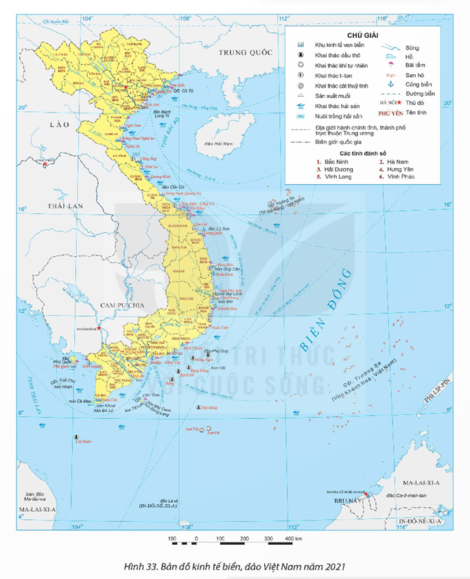 MỞ ĐẦUViệt Nam có vùng biển và các đảo, quần đảo giàu tài nguyên thiên nhiên, có nhiều tiêm năng để phát triển tổng hợp kinh tế biển. Việc khai thác tổng hợp tài nguyên biển - đảo ở Việt Nam như thế nào? Ý nghĩa chiến lược của Biển Đông trong phát triển kinh tế và đảm bảo quốc phòng an ninh cho đất nước ra sao?Giải chi tiết:* Khai thác tổng hợp tài nguyên biển – đảo ở Việt Nam- Phát triển du lịch biển, đảo+ Hoạt động du lịch biển của nước ta phát triển nhanh. Số lượng khách và doanh thu của hoạt động du lịch biển tăng. + Phát triển du lịch biển, đảo thúc đẩy các ngành giao thông vận tải biển, nuôi trồng thuỷ sản, hình thành các mô hình nuôi trồng thuỷ sản gắn với du lịch, nâng cao đời sống của người dân, góp phần bảo tồn các giá trị văn hoá vùng biển.- Giao thông vận tải biển+ Hệ thống cảng biển ngày càng phát triển và hiện đại. + Các tuyến giao thông vận tải biển ở nước ta được mở rộng cả nội địa và quốc tế, dịch vụ hàng hải ngày càng phát triển, đội tàu buôn quốc gia được tăng cường góp phần quan trọng trong việc vận chuyển, lưu thông hàng hoá trong nước và xuất, nhập khẩu.+ Phát triển giao thông vận tải biển thúc đẩy sự phát triển các hoạt động xuất nhập khẩu, du lịch biển, khẳng định vai trò, vị thế của Việt Nam trên thế giới và góp phần bảo vệ quốc phòng an ninh trên biển. - Khai thác khoáng sản+ Khai thác khoáng sản vùng biển nước ta quan trọng nhất là dầu mỏ và khí tự nhiên. + Dọc ven biển, cát thuỷ tinh và ti-tan cũng đang được khai thác, nhiều nhất ở các tỉnh Bình Thuận, Bà Rịa – Vũng Tàu,... + Khai thác tài nguyên khoáng sản biển mang lại nguồn lợi kinh tế lớn cho đất nước, thúc đẩy ngành công nghiệp hoá dầu,... tạo nguồn hàng xuất khẩu. - Khai thác tài nguyên sinh vật biển, đảo+ Ngành khai thác hản sản đã được đầu tư tốt hơn về phương tiện, công nghệ để tăng cường khai thác xa bờ, truy xuất được nguồn gốc.+ Ngành nuôi trồng hải sản đã được đầu tư phát triển mở rộng diện tích và đối tượng nuôi trồng. + Khai thác và nuôi trồng hải sản cung cấp nguyên liệu cho công nghiệp sản xuất và chế biến thực phẩm, tạo mặt hàng xuất khẩu quan trọng, góp phần thúc đẩy du lịch biển.* Ý nghĩa chiến lược của Biển Đông trong phát triển kinh tế và đảm bảo quốc phòng an ninh cho đất nước: + Biển Đông và các đảo, quần đảo của Việt Nam có vị trí, vai trò quan trọng đối với sự phát triển kinh tế và quốc phòng an ninh. + Mục tiêu của nước ta là xây dựng Việt Nam trở thành quốc gia mạnh về biển, giàu từ biển, phát triển bền vững, thịnh vượng, an ninh và an toàn trên cơ sở phát huy tối đa tiềm năng, lợi thế của biển, đảo. + Tài nguyên, môi trường biển và hải đảo là nền tảng và nguồn lực quan trọng để phát triển kinh tế đất nước nên phải được khai thác, sử dụng hiệu quả, bền vững nhằm phát triển kinh tế, văn hoá, xã hội và bảo vệ môi trường, bảo tồn đa dạng sinh học, ứng phó với biến đổi khí hậu và nước biển dâng,...+ Khai thác, sử dụng bền vững tài nguyên, bảo vệ môi trường biển và hải đảo vừa là quyền lợi, trách nhiệm của mọi cá nhân, tổ chức tham gia các hoạt động trên biển và phải gắn liền với đảm bảo quốc phòng an ninh, giữ vững độc lập, chủ quyền và toàn vẹn lãnh thổ, tăng cường đối ngoại và hợp tác quốc tế về biển, góp phần duy trì môi trường hoà bình, ổn định cho sự phát triển.I. KHÁI QUÁT VỀ BIỂN ĐÔNG VÀ CÁC ĐẢO, QUẦN ĐẢOCâu hỏi: Dựa vào thông tin mục I và kiến thức đã học, hãy trình bày khái quát về Biển Đông và vùng biển Việt Nam.Giải chi tiết:* Biển Đông- Biển Đông nằm ở phía tây Thái Bình Dương, trải dài từ khoảng vĩ độ 3°N đến 26°B và từ khoảng kinh độ 100°Đ đến 121°Đ. - Diện tích Biển Đông là 3,447 triệu km², lớn thứ hai ở Thái Bình Dương và thứ ba trên thế giới; có hai vịnh biển lớn là vịnh Bắc Bộ và vịnh Thái Lan. - Các nước có chung Biển Đông với Việt Nam là Trung Quốc, Phi-líp-pin, In-đô-nê-xi-a, Bru-nây, Ma-lai-xi-a, Xin-ga-po, Thái Lan và Cam-pu-chia.- Khí hậu trên Biển Đông mang tính chất nhiệt đới gió mùa. - Độ muối trung bình khoảng 32 - 33%, có sự biến động theo mùa và theo khu vực. - Trên Biển Đông có các dòng biển gió mùa, thay đổi hướng chảy, tính chất theo mùa.- Biển Đông giàu tài nguyên khoáng sản, sinh vật, du lịch,... là điều kiện thuận lợi để các nước trong khu vực khai thác tổng hợp kinh tế biển.* Vùng biển Việt Nam- Biển Việt Nam có diện tích rộng khoảng 1 triệu km² (lớn gấp ba lần diện tích đất liền).- Vùng biển nước ta bao gồm: nội thuỷ, lãnh hải, vùng tiếp giáp lãnh hải, vùng đặc quyền kinh tế và thềm lục địa.- Vùng biển nước ta có hàng nghìn đảo và quần đảo, trong đó có hai quần đảo: quần đảo Hoàng Sa (thành phố Đà Nẵng) và quần đảo Trường Sa (tỉnh Khánh Hoà). - Tính đến năm 2022, Việt Nam có 1 thành phố đảo trực thuộc tỉnh là Phú Quốc (Kiên Giang) và 11 huyện đảo.- Đường bờ biển nước ta dài khoảng 3 260 km từ Quảng Ninh đến Kiên Giang, có 28 tỉnh và thành phố trực thuộc Trung ương giáp biển. => Đây là điều kiện thuận lợi để khai thác các nguồn lợi trên Biển Đông của Việt Nam. II. TÀI NGUYÊN THIÊN NHIÊN VÙNG BIỂN, ĐẢO VIỆT NAMCâu hỏi: Dựa vào thông tin mục II, hãy chứng minh vùng biển và các đảo, quần đảo nước ta có tài nguyên thiên nhiên phong phú, đa dạng.Giải chi tiết:* Tài nguyên sinh vật- Biển Việt Nam có nguồn tài nguyên sinh vật phong phú, đa dạng. - Vùng biển:+ Có khoảng 2.000 loài cá, trong đó có trên 110 loài giá trị kinh tế cao; + Có nhiều loài động vật giáp xác, thân mềm, nhiều loại có giá trị dinh dưỡng cao như: tôm, cua, mực,... - Trữ lượng hải sản của vùng biển nước ta khoảng 4 triệu tấn, thuận lợi để phát triển ngành đánh bắt hải sản. - Vùng ven bờ có nhiều loại rong biển được khai thác, sử dụng trong công nghiệp sản xuất và chế biến thực phẩm.- Trên các đảo và khu vực ven biển có nhiều vườn quốc gia như: Bái Tử Long, Cát Bà, Xuân Thuỷ, Mũi Cà Mau, Phú Quốc, Côn Đảo,... nhiều khu dự trữ sinh quyển như Châu thổ sông Hồng, Cù Lao Chàm, Kiên Giang,... => Đây là những khu vực có tài nguyên sinh vật phong phú có ý nghĩa về bảo tồn nguồn gen và là cơ sở để phát triển du lịch sinh thái. - Nhiều khu vực đầm lầy, cửa sông, bãi triều ven biển tạo thuận lợi cho ngành nuôi trồng thuỷ sản nước mặn, lợ. - Ngoài ra vùng đảo, ven biển còn có chim yến, tạo thuận lợi cho hoạt động nuôi yến, khai thác tổ yến.* Tài nguyên khoáng sản- Thềm lục địa nước ta có trữ lượng dầu mỏ và khí tự nhiên tương đối lớn, tổng trữ lượng khoảng 10 tỉ tấn dầu quy đổi, tập trung ở các bể trầm tích.- Dọc ven biển, vùng sườn bờ và đáy biển điều tra được hơn 30 loại khoáng sản. + Ti-tan, cát thuỷ tinh, muối biển là những loại khoáng sản có trữ lượng tương đối lớn đang được khai thác. + Ngoài ra, vùng biển Việt Nam có tiềm năng về băng cháy phân bố ở khu vực quần đảo Hoàng Sa, Trường Sa và khu vực bể trầm tích Phú Khánh,...* Tài nguyên du lịch- Việt Nam có đường bờ biển kéo dài, cảnh quan bờ biển đa dạng, nhiều bãi tắm đẹp dọc khu vực biển, đảo từ Bắc vào Nam như Mỹ Khê, Nha Trang, Mũi Né, Phú Quốc,...- Vùng biển có hàng nghìn đảo, nhiều đảo có phong cảnh đẹp như Cát Bà, Lý Sơn,Phú Quý, Côn Đảo, Phú Quốc. Đặc biệt có vịnh Hạ Long và quần đảo Cát Bà đã được UNESCO vinh danh là Di sản thiên nhiên của thế giới.- Hệ sinh thái biển phong phú, đặc sắc như các hệ sinh thái rừng ngập mặn, hệ sinh thái rạn san hô, đầm phá,... tạo thuận lợi để đa dạng hoá các sản phẩm du lịch biển.* Tài nguyên khác- Năng lượng gió ở vùng biển Việt Nam được đánh giá đứng đầu khu vực Đông Nam Á. - Vùng biển có khả năng khai thác năng lượng gió tốt nhất là từ Bình Định đến Cà Mau.- Ngoài ra, địa hình bờ biển có nhiều vũng vịnh, thuận lợi cho xây dựng các cảng biển nước sâu, phát triển giao thông vận tải biển và xuất nhập khẩu hàng hoá,…III. VẤN ĐỀ KHAI THÁC TỔNG HỢP TÀI NGUYÊN BIỂN, ĐẢOCâu hỏi: Dựa vào thông tin mục 3 và hình 33, hãy trình bày tình hình khai thác tổng hợp tài nguyên biển, đảo ở nước ta.Giải chi tiết:* Phát triển du lịch biển, đảo- Trong những năm qua, hoạt động du lịch biển của nước ta phát triển nhanh. Số lượng khách và doanh thu của hoạt động du lịch biển tăng. - Nhiều loại hình du lịch biển mang lại hiệu quả cao như nghỉ dưỡng biển, thể thao biển,...- Phát triển du lịch biển, đảo thúc đẩy các ngành giao thông vận tải biển, nuôi trồng thuỷ sản, hình thành các mô hình nuôi trồng thuỷ sản gắn với du lịch, nâng cao đời sống của người dân, góp phần bảo tồn các giá trị văn hoá vùng biển. * Giao thông vận tải biển- Hệ thống cảng biển ngày càng phát triển và hiện đại. - Đến năm 2022, nước ta có 34 cảng biển, trong đó có 2 cảng đặc biệt; 11 cảng loại I; 7 cảng loại II và 14 cảng loại III.- Các tuyến giao thông vận tải biển ở nước ta được mở rộng cả nội địa và quốc tế, dịch vụ hàng hải ngày càng phát triển, đội tàu buôn quốc gia được tăng cường góp phần quan trọng trong việc vận chuyển, lưu thông hàng hoá trong nước và xuất, nhập khẩu.- Khối lượng vận chuyển, luân chuyển hàng hoá bằng đường biển có xu hướng tăngtrong giai đoạn 2010 – 2019; sau đó giảm ở giai đoạn 2019 – 2021, đặc biệt là khối lượng luân chuyển.- Phát triển giao thông vận tải biển thúc đẩy sự phát triển các hoạt động xuất nhập khẩu, du lịch biển, khẳng định vai trò, vị thế của Việt Nam trên thế giới và góp phần bảo vệ quốc phòng an ninh trên biển. * Khai thác khoáng sản- Khai thác khoáng sản vùng biển nước ta quan trọng nhất là dầu mỏ và khí tự nhiên. - Mỏ dầu khai thác đầu tiên trên vùng biển Việt Nam vào năm 1986, ở thềm lục địa phía nam. - Tính đến năm 2022, Việt Nam đã khai thác 25 mỏ dầu, khí. Tuy nhiên, sản lượng khai thác không ổn định.- Dọc ven biển, cát thuỷ tinh và ti-tan cũng đang được khai thác, nhiều nhất ở các tỉnh Bình Thuận, Bà Rịa – Vũng Tàu,... + Làm muối là nghề truyền thống của người dân một số vùng ven biển. + Tổng sản lượng muối biển mỗi năm khoảng 1 triệu tấn. - Khai thác tài nguyên khoáng sản biển mang lại nguồn lợi kinh tế lớn cho đất nước, thúc đẩy ngành công nghiệp hoá dầu,... tạo nguồn hàng xuất khẩu. * Khai thác tài nguyên sinh vật biển, đảo- Ngành khai thác hản sản đã được đầu tư tốt hơn về phương tiện, công nghệ để tăng cường khai thác xa bờ, truy xuất được nguồn gốc.- Sản lượng khai thác hải sản tăng nhanh. - Bắc Trung Bộ và Duyên hải miền Trung có sản lượng khai thác hải sản lớn nhất, chiếm hơn 45% sản lượng cả nước (năm 2021).- Ngành nuôi trồng hải sản đã được đầu tư phát triển mở rộng diện tích và đối tượng nuôi trồng. - Khai thác và nuôi trồng hải sản cung cấp nguyên liệu cho công nghiệp sản xuất và chế biến thực phẩm, tạo mặt hàng xuất khẩu quan trọng, góp phần thúc đẩy du lịch biển.IV. SỰ CẦN THIẾT PHẢI BẢO VỆ MÔI TRƯỜNG BIỂN, ĐẢOCâu hỏi: Dựa vào thông tin mục IV và hiểu biết của bản thân, hãy giải thích tại sao cần phải bảo vệ môi trường biển, đảo ở nước ta.Giải chi tiết:- Môi trường biển, đảo là một bộ phận trong môi trường sống của người dân Việt Nam. - Các hoạt động kinh tế biển mang lại hiệu quả kinh tế cao, góp phần đáng kể vào quy mô GDP của cả nước. => Bảo vệ môi trường biển là bảo vệ không gian, các nguồn lợi để phát triển kinh tế - xã hội đất nước. - Môi trường biển, đảo có những đặc điểm khác biệt với môi trường trên đất liền:+ Môi trường biển là một thể thống nhất. => Nếu một vùng biển bị ô nhiễm sẽ - ảnh hưởng đến vùng bờ biển, vùng nước và các đảo xung quanh, ảnh hưởng đến các hệ sinh thái trên biển, cuộc sống của cư dân ven biển và trên các đảo.+ Các đảo trên biển của nước ta thường có diện tích nhỏ, nằm biệt lập với đất liền. Mỗi đảo đều có đặc điểm tự nhiên riêng và dễ bị tác động bởi các hoạt động của con người. => Bảo vệ rừng, bảo vệ môi trường trên đảo là giữ được mực nước ngầm và hệ sinh thái trên đảo, đảm bảo cuộc sống cho cư dân sinh sống trên đảo, đồng thời, bảo vệ quốc phòng an ninh cho đất nước.- Việc khai thác các nguồn lợi trên Biển Đông và khu vực ven biển đã và đang có những tác động xấu đến môi trường biển. - Môi trường biển đảo ở một số nơi bị ô nhiễm và suy thoái. => Cần bảo vệ để kịp thời ngăn chặn những tác động xấu đến môi trường biển và cuộc sống của cư dân ven biển.V. Ý NGHĨA CHIẾN LƯỢC CỦA BIỂN ĐÔNG TRONG PHÁT TRIỂN KINH TẾ VÀ ĐẢM BẢO QUỐC PHÒNG AN NINHCâu hỏi: Dựa vào thông tin mục V, hãy:- Phân tích ý nghĩa chiến lược của Biển Đông trong việc phát triển kinh tế và bảo đảm quốc phòng an ninh.- Nêu hướng chung trong việc giải quyết tranh chấp vùng biển, đảo ở Biển Đông.Giải chi tiết:- Ý nghĩa chiến lược+ Biển Đông có ý nghĩa chiến lược đối với phát triển kinh tế và đảm bảo an ninh cho đất nước.+ Biển Đông và các đảo, quần đảo của Việt Nam có vị trí, vai trò quan trọng đối với sự phát triển kinh tế và quốc phòng an ninh. + Mục tiêu của nước ta là xây dựng Việt Nam trở thành quốc gia mạnh về biển, giàu từ biển, phát triển bền vững, thịnh vượng, an ninh và an toàn trên cơ sở phát huy tối đa tiềm năng, lợi thế của biển, đảo. => Cần phát triển tổng hợp các ngành kinh tế biển.+ Tài nguyên, môi trường biển và hải đảo là nền tảng và nguồn lực quan trọng để phát triển kinh tế đất nước nên phải được khai thác, sử dụng hiệu quả, bền vững nhằm phát triển kinh tế, văn hoá, xã hội và bảo vệ môi trường, bảo tồn đa dạng sinh học, ứng phó với biến đổi khí hậu và nước biển dâng,...+ Khai thác, sử dụng bền vững tài nguyên, bảo vệ môi trường biển và hải đảo vừa là quyền lợi, trách nhiệm của mọi cá nhân, tổ chức tham gia các hoạt động trên biển và phải gắn liền với đảm bảo quốc phòng an ninh, giữ vững độc lập, chủ quyền và toàn vẹn lãnh thổ, tăng cường đối ngoại và hợp tác quốc tế về biển, góp phần duy trì môi trường hoà bình, ổn định cho sự phát triển.- Hướng chung trong giải quyết các tranh chấp vùng biển, đảo+ Tuân thủ Công ước của Liên hợp quốc về Luật Biển năm 1982,+ Chủ động, tích cực tham gia diễn đàn quốc tế và khu vực, phối hợp với các nước thực hiện đầy đủ và hiệu quả Tuyên bố về ứng xử của các bên ở Biển Đông (DOC), thúc đẩy kí Bộ Quy tắc ứng xử ở Biển Đông (COC).+ Đẩy mạnh phát triển tổng hợp các ngành kinh tế biển, khai thác hiệu quả nguồn tài nguyên thiên nhiên trên biển, bảo vệ môi trường biển, qua đó đảm bảo an ninh quốc phòng.+ Giải quyết các tranh chấp trên cơ sở hoà bình, hữu nghị, tôn trọng chủ quyền biển,đảo của các quốc gia, xây dựng một khu vực Đông Nam Á ổn định, hoà bình.LUYỆN TẬP, VẬN DỤNG