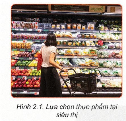 KHỞI ĐỘNG Nguồn thực phẩm hiện nay rất đa dạng (Hình 2.1), làm thế nào để lựa chọn thực phẩm và giữ nguyên hàm lượng chất dinh dưỡng có trong thực phẩm với mục tiêu xây dựng chế độ ăn hợp lí, tốt cho sức khỏe? Giải chi tiết:- Chọn thực phẩm tươi: Ưu tiên chọn các loại thực phẩm tươi mới, như rau củ, hoa quả, thịt gia cầm, cá, hạt và hạt giống. Thực phẩm tươi thường chứa nhiều chất dinh dưỡng hơn so với thực phẩm đã được chế biến hoặc đóng hộp.- Ưu tiên thực phẩm không chứa chất bảo quản và phẩm màu: Tránh thực phẩm chứa chất bảo quản và phẩm màu, vì chúng có thể giảm lượng chất dinh dưỡng tự nhiên trong thực phẩm và có thể gây hại cho sức khỏe.- Đọc nhãn sản phẩm: Đọc nhãn sản phẩm để tìm hiểu thành phần và giá trị dinh dưỡng của sản phẩm. Ưu tiên chọn các thực phẩm có ít chất bão hòa, đường và natri, và chứa nhiều protein, chất xơ, vitamin và khoáng chất.- Chế biến thực phẩm một cách nhẹ nhàng: Khi chế biến thực phẩm, hãy ưu tiên sử dụng các phương pháp nấu, hấp, nướng hoặc chiên ít dầu để giữ nguyên hàm lượng chất dinh dưỡng của thực phẩm. Tránh sử dụng phương pháp chế biến quá nhiệt độ cao có thể làm mất mát chất dinh dưỡng.- Tìm kiếm các nguồn thực phẩm hữu cơ: Nguồn thực phẩm hữu cơ thường có chứa ít hoặc không có hóa chất độc hại, và thường giàu chất dinh dưỡng hơn so với các loại thực phẩm không hữu cơ. I. LỰA CHỌN THỰC PHẨMCâu hỏi: Kể tên một số loại thực phẩm mà em biết. Theo em, có những nhóm thực phẩm nào? Hãy phân chia các thực phẩm vừa kể tên vào từng nhóm thực phẩm đó.Giải chi tiết:Dưới đây là một số loại thực phẩm và phân chia chúng vào các nhóm thực phẩm chính:1. Rau củ:- Cải bắp- Cà chua- Cà rốt- Rau muống- Bí đỏ 2. Hoa quả:- Táo- Cam- Dâu- Chuối- Nho 3. Đậu và sản phẩm từ đậu:- Đậu nành- Đậu phụ- Sữa đậu nành 4. Thực phẩm từ lúa mạch:- Gạo- Bánh mì- Mì 5. Thịt và sản phẩm từ thịt:- Thịt gà- Thịt bò- Cá hồi- Trứng 6. Sữa và sản phẩm từ sữa:- Sữa tươi- Sữa chua- Phô mai- Bơ 7. Hạt và hạt giống:- Hạt hướng dương- Hạt bí- Hạt bắp- Hạt chia 8. Ngũ cốc:- Ngũ cốc sáng- Bánh ngũ cốc- Ngũ cốc nguyên hạt 9. Dầu và chất béo:- Dầu ô liu- Dầu hạt hướng dương- Dầu hạt lúa mạch- Dầu đậu nành Câu hỏi: Kết hợp với nội dung đã học và hiểu biết cá nhân, hãy phân biệt gạo nếp, gạo tẻ và nêu cách lựa chọn gạo ngon.Giải chi tiết:- Gạo nếp có hình dáng tròn, ngắn có màu trắng đục như sữa. Khi nấu chín gạo nở ít, dẻo nhiều có hương thơm và vị ngọt dịu.- Gạo tẻ hạt dài và nhỏ hơn, màu trắng đục hơi trong. Gạo tẻ cho độ nở hạt cao, cần dùng nhiều nước hơn khi nấu, độ dẻo kém hơn gạo nếp nên khi chín ít kết dính, các hạt rời rạc tơi xốp hơn so với gạo nếp, dễ ăn hơn.- Khi lựa gạo, nên lựa chọn loại gạo có hạt tròn, đều và bóng, không bị nát, gãy hoặc không có hạt khác màu. Khi mua có thể cho một vài hạt gạo vào miệng và nhai, nếu thấy gạo có vị ngọt nhẹ, thơm là gạo ngon và chất lượng. Không nên chọn loại gạo có màu quá trắng hay bị bạc bụng, có mùi lạ Câu hỏi: Đọc nội dung mục I.1 kết hợp với hiểu biết từ thực tiễn, hãy kể tên một số loại thực phẩm giàu tinh bột, chất xơ và nêu cách lựa chọn thực phẩm đó.Giải chi tiết:- Một số loại thực phẩm giàu tinh bột, chất xơ:+ Ngũ cốc nguyên hạt: Gạo lứt, lúa mạch, yến mạch nguyên hạt.+ Các loại hạt: Hạt hướng dương, hạt bí, hạt chia, hạt bắp.+ Rau củ giàu chất xơ: Cà rốt, cải bắp, cà chua, bí đỏ, cải xoong.+ Quả: Táo, lê, dâu, cam, nho.- Khi lựa chọn thực phẩm giàu tinh bột và chất xơ, bạn nên ưu tiên các loại thực phẩm tươi mới, không có chất bảo quản và đường tinh luyện. Đảm bảo rằng bạn chọn các loại thực phẩm lành mạnh và không chứa các thành phần phụ gia. Câu hỏi: Đọc nội dung mục I.2, kết hợp với hiểu biết thực tế, hãy kể tên một số loại thực phẩm giàu chất đạm và nêu cách lựa chọn loại thực phẩm giàu đạm tươi ngon.Giải chi tiết:- Thịt gia cầm: Gà, vịt, chim cút.Cách lựa chọn: Chọn thịt tươi mới, có màu hồng đồng đều, không có mùi khác thường và không có dấu hiệu của sự ô nhiễm. - Thịt đỏ: Bò, lợn, cừu.Cách lựa chọn: Chọn các lát thịt có mỡ màu đỏ tươi, không có vùng đen hoặc nâu, và không có mùi khác thường. - Cá và hải sản: Cá hồi, cá hú, tôm, sò điệp.Cách lựa chọn: Chọn cá và hải sản tươi mới, có mùi hải sản tự nhiên, không có mùi tanh hoặc khó chịu. - Đậu và sản phẩm từ đậu: Đậu nành, đậu phụ, sữa đậu nành.Cách lựa chọn: Chọn sản phẩm từ đậu có xuất xứ rõ ràng, không có chất bảo quản và phẩm màu. - Sản phẩm từ sữa: Sữa tươi, sữa chua, phô mai, yogurt.Cách lựa chọn: Chọn các sản phẩm sữa tươi, không có chất bảo quản và đường tinh luyện. Câu hỏi: Kết hợp nội dung đã học và hiểu biết cá nhân, hãy phân biệt các loại thịt lợn trong Hình 2.2 dưới đây và nêu cách lựa chọn thịt lợn tươi ngon.Giải chi tiết:a) Thịt nạc vaib) Thịt ba chỉc) Thịt nạc môngd) Thịt nạc thăn Cách lựa chọn thịt lợn tươi ngon:- Kiểm tra màu sắc: Thịt lợn tươi thường có màu hồng đỏ đồng đều. Tránh các miếng thịt có màu xám hoặc nâu, có thể là dấu hiệu của thịt đã bị oxy hóa hoặc đã qua thời gian lưu trữ lâu.- Kiểm tra mùi: Thịt lợn tươi nên có mùi tươi ngon, không có mùi khác thường hoặc mùi tanh. Nếu có mùi khó chịu hoặc mùi lạ, nên tránh tiêu dùng.- Kiểm tra độ đàn hồi: Nếu bạn nhẹ nhàng nhấn vào thịt, thịt lợn tươi sẽ phản hồi bằng cách trở lại hình dạng ban đầu mà không giữ lại dấu vết. Câu hỏi: Hãy kể tên và trình bày cách lựa chọn một số loại thực phẩm giàu vitamin mà em và gia đình em hay sử dụng.Giải chi tiết:- Rau xanh tươi: Rau cải xanh, cải bắp, rau bina, rau cải xoong.Cách lựa chọn: Chọn rau cải có màu sắc tươi sáng, lá mịn màng, không có dấu hiệu của sự ô nhiễm hoặc sâu bệnh. - Quả và rau củ chứa vitamin C: Cam, chanh, dâu, bưởi, cà chua, ớt.Cách lựa chọn: Chọn quả và rau củ tươi mới, không bị thâm hoặc hỏng, và tránh các loại quả có vết đục hoặc mốc. - Thực phẩm giàu vitamin D: Cá hồi, trứng, sữa bổ sung vitamin D.Cách lựa chọn: Chọn các sản phẩm sữa và trứng tươi mới, không bị hỏng, và tránh các sản phẩm có thêm chất bảo quản. - Sản phẩm từ sữa và sữa chua: Sữa tươi, sữa chua, sữa béo, sữa đậu nành.Cách lựa chọn: Chọn các sản phẩm sữa và sữa chua không có chất bảo quản và đường tinh luyện. Câu hỏi: Căn cứ vào thực đơn trong ngày của gia đình em, hãy trình bày cách lựa chọn các thực phẩm đó. Đánh giá dựa trên các tiêu chí ở Bảng 2.1Giải chi tiết:Em hãy quan sát một số bữa ăn tiêu biểu của gia đình và đánh giá thực phẩm dựa trên các tiêu chí sau và đánh giá trên thang điểm:- Độ đa dạng- Loại thực phẩm- Chất lượng thực phẩm- Số lượng sản phẩm II. CÁC BIỆN PHÁP BẢO QUẢN CHẤT DINH DƯỠNG CÓ TRONG THỰC PHẨMCâu hỏi: Hãy trình bày một số phương pháp bảo quản thực phẩm đang áp dụng tại gia đình em.Giải chi tiết:- Bảo quản trong tủ lạnh.- Đóng gói kín trong hộp chứa thực phẩm hoặc túi ni lông.- Đông lạnh.- Sấy khô.- Lên men. Câu hỏi: Tại sao thực phẩm bảo quản đông lạnh lại có thời gian bảo quản dài hơn so với làm lạnh? Hãy kể tên các loại thực phẩm thường được bảo quản, đặc trưng cho hai phương pháp trên.Giải chi tiết:Thực phẩm bảo quản đông lạnh thường có thời gian bảo quản dài hơn so với làm lạnh vì ở nhiệt độ đông lạnh (dưới 0 độ C), sự phát triển của vi khuẩn và vi sinh vật khác bị ngừng lại hoàn toàn hoặc giảm đáng kể. Điều này làm giảm sự hỏng hóc và mất chất lượng của thực phẩm. Dưới đây là một số loại thực phẩm thường được bảo quản và đặc trưng cho hai phương pháp bảo quản:1. Bảo quản đông lạnh: - Thịt và sản phẩm từ thịt (thịt bò, thịt gia cầm, cá...) - Hải sản (cá, tôm, sò...) - Rau củ (cà rốt, khoai tây, bắp cải...) - Thực phẩm đóng gói (thực phẩm đóng hộp, bánh mì, pizza...)2. Bảo quản làm lạnh: - Trái cây và rau quả (táo, lê, dưa hấu, cà chua...) - Sữa và sản phẩm từ sữa (sữa tươi, sữa chua, sữa đặc...) - Thực phẩm tươi (rau xanh, hoa quả tươi, thực phẩm làm từ trứng...) Câu hỏi: Dựa vào nội dung mục II.1b, hãy cho biết tên gọi của các phương pháp làm khô thực phẩm trong hình Hình 2.9.Giải chi tiết:a) Phơi khôb) Treo gióc) Hun khóid) Sấy khô Câu hỏi: Tại sao thực phẩm ngâm đường cần được bảo quản trong chai, lọ, hũ,... kín, tránh tiếp xúc với không khí?Giải chi tiết:Thực phẩm ngâm đường cần được bảo quản trong chai, lọ, hũ kín để tránh tiếp xúc với không khí để:- Ngăn chặn vi khuẩn và vi sinh vật khác: Không khí chứa nhiều vi khuẩn và vi sinh vật có thể gây hỏng hóc thực phẩm. Bảo quản thực phẩm trong chai, lọ kín giúp ngăn chặn sự tiếp xúc của các vi sinh vật này và giữ thực phẩm tươi ngon hơn.- Ngăn oxy hóa: Tiếp xúc với không khí có thể gây oxi hóa cho thực phẩm, làm thay đổi màu sắc, hương vị và chất lượng của nó. Đóng kín chai, lọ giúp ngăn chặn sự tiếp xúc với không khí và giữ cho thực phẩm được bảo quản tốt hơn. Câu hỏi: Hãy kể tên một số lưu ý để bảo quản chất dinh dưỡng có trong thực phẩm trước khi chế biến tại gia đình em.Giải chi tiết:- Thịt, cá: không ngâm rửa thịt, cá sau khi cắt, thái vì dễ làm mắt các khoáng chất có trong thịt, cá (Hình 2.13). Bảo quản cẩn thận sau khi giết mổ.- Thực phẩm tươi sống: có thể bảo quản lạnh trong thời gian ngắn và đông lạnh khi chưa cần sử dụng ngay.- Rau, củ, quả, hạt tươi:+ Rửa rau thật sạch, chỉ nên cắt, thái sau khi rửa, không để rau khô héo.+ Rau, củ, quả ăn sống nên gọt vỏ trước khi ăn.+ Nên sơ chế sạch sẽ và bảo quản lạnh trong thời gian ngắn.- Đậu, hạt khô, gạo:+ Đậu, hạt khô: nên để trong hộp, lọ kín,... bảo quản nơi khô ráo, mát mẻ.+ Gạo: không vo, rửa quá kĩ vì sẽ dễ mất vitamin B1. Câu hỏi: Hãy kể tên một số cách bảo quản chất dinh dưỡng có trong thực phẩm trong khi chế biến tại gia đình em.Giải chi tiết:+ Cho thực phẩm vào luộc hay nấu khi nước đã sôi.+ Đun nấu ở nhiệt độ thích hợp với từng loại thực phẩm.+ Khi nấu hạn chế khuấy, đảo nhiều.+ Hạn chế hâm nóng lại thức ăn nhiều lần sau bảo quản. Câu hỏi: Dựa vào kiến thức của mục II, kết hợp với các thực phẩm trong thực đơn của gia đình em, hãy hoàn thành nội dung theo mẫu Bảng 2.2 với các biện pháp bảo quản chất dinh dưỡng trong thực phẩm trước khi chế biến. Loại thực phẩmBiện pháp bảo quản chất dinh dưỡng??…… Giải chi tiết: Loại thực phẩmBiện pháp bảo quản chất dinh dưỡngRau củ, trái cây tươi- Bảo quản trong tủ lạnh để giữ cho chất dinh dưỡng không bị mất đi.- Sử dụng túi chống hơi nước hoặc bao bì kín để ngăn chặn sự mất nước và oxy hóa.Thịt và cá tươiBảo quản ở nhiệt độ thấp để ngăn chặn sự phát triển của vi khuẩn. Bảo quản trong tủ lạnh hoặc túi hút chân không là cách hiệu quả để giữ cho chất dinh dưỡng không bị mất đi.Sữa và sản phẩm từ sữa- Bảo quản lạnh.- Sử dụng chai hoặc hũ đậy kín để giữ cho sữa không bị ôxy hóa và mất chất dinh dưỡng. LUYỆN TẬP1. Trình bày các cách bảo quản chất dinh dưỡng trong thực phẩm thường áp dụng tại gia đình em.2. Hãy kể tên một số thực phẩm được bảo quản bằng phương pháp làm khô mà em biết.Giải chi tiết:1. - Bảo quản trong tủ lạnh.- Đóng gói kín trong hộp chứa thực phẩm hoặc túi ni lông.- Đông lạnh.- Sấy khô.- Lên men. 2. Một số thực phẩm được bảo quản bằng phương pháp làm khô: trái cây sấy, hồng treo gió, hạt sấy/phơi khô,... VẬN DỤNGTừ nội dung kiến thức đã học, kết hợp với thực tế tại địa phương, hãy nêu cách lựa chọn thực phẩm và phân tích các biện pháp bảo quản chất dinh dưỡng có trong thực phẩm ở gia đình em.Giải chi tiết:Các biện pháp bảo quản chất dinh dưỡng trong gia đình:- Bảo quản trong tủ lạnh: Đảm bảo thực phẩm tươi được bảo quản trong tủ lạnh ở nhiệt độ thích hợp để ngăn chặn sự phát triển của vi khuẩn và giữ nguyên hàm lượng chất dinh dưỡng. - Sử dụng bao bì kín: Đóng gói thực phẩm trong túi chống hơi nước hoặc hũ đậy kín để ngăn chặn sự tiếp xúc với không khí và ôxy hóa, giữ cho chất dinh dưỡng không bị mất đi.- Bảo quản thực phẩm khô: Nếu sử dụng thực phẩm khô như hạt và quả khô, chọn những sản phẩm có màu sắc tươi sáng và hương vị tốt. Bảo quản chúng trong hũ đậy kín hoặc túi chống hơi nước để giữ cho chất dinh dưỡng không bị mất đi và ngăn chặn sự oxy hóa. KẾT NỐI NGHỀ NGHIỆP
