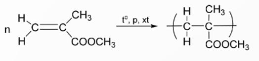 MỞ ĐẦUCác polymer tự nhiên (tinh bột, cellolose, tơ tằm,...) hay polymer tổng hợp (PE, PVC, nylon-6,6,...) được sử dụng rộng rãi trong đời sống sản xuất. Vậy, polymer là gì và chúng có các tính chất cơ bản nào?Giải chi tiết:- Polymer là những hợp chất có phân tử khối rất lớn do nhiều đơn vị nhỏ (gọi là mắt xích) liên kết với nhau.- Tính chất cơ bản: là chất rắn, không nóng chảy hoặc nóng chảy ở một khoảng nhiệt độ khá rộng. Hầu hết polymer không tan trong nước, một số tan được trong dung môi hữu cơ. Nhiều polymer có tính dẻo; một số polymer có tính đàn hồi; một số polymer khác thường dai, bền và dễ kéo sợi. Nhiều polymer không dẫn điện nhưng có một số polymer có tính bán dẫn. Polymer có thể tham gia phản ứng cắt mạch, giữ nguyên mạch và tăng mach. I. KHÁI NIỆM, DANH PHÁPHoạt động nghiên cứu: Trùng hợp ethylene tạo thành polyethylene (PE):nCH2=CH2                               –(CH2-CH2) –nethylene                                     polyethylene(monomer)                                (polymer)Em hãy so sánh về thành phần nguyên tố, phân tử khối của polyethylene so với ethylenen.Giải chi tiết:- Thành phần nguyên tố của polyethylene và ethylenen giống nhau.- Phân tử khối của polyethylene lớn hơn nhiều so với ethylenen. Câu hỏi 1: Hãy xác định các monomer tương ứng dùng để tổng hợp các polymer sau: PE, PS và PVC.Giải chi tiết:Các monomer tương ứng:PE: CH2=CH2.PS: CH2=CH-C6H5.PVC: CH2=CH-Cl. Câu hỏi 2: Viết công thức cấu tạo và gọi tên polymer được tổng hợp từ các monomer sau:a) propylene          b) methyl methacrylate (CH2=C(CH3)-COOCH3).Giải chi tiết:a)                                                             Polypropyleneb)                                                   Poly methyl methacrylate II. TÍNH CHẤT VẬT LÍIII. TÍNH CHẤT HÓA HỌCCâu hỏi 3: Viết phương trình hóa học của các phản ứng sau:a) Thủy phân hoàn toàn poly(methyl methacrylate) trong môi trường base.b) Thủy phân hoàn toàn nylon-6,6 trong môi trường acid.Giải chi tiết:a) b) (-CO-[CH]4-CO-NH-[CH]6-NH-)n + 2nH2O  nHOOC[CH2]4COOH + nH2N[CH2]6NH2. Câu hỏi 4: Hộp xốp đựng thực phẩm chế biến sẵn thường làm bằng polystyrene. Hãy tìm hiểu và cho biết có nên sử dụng các hộp này để đựng thức ăn nóng hoặc cho hộp vào lò vi sóng để hâm nóng thức ăn hay không. Tại sao?Giải chi tiết:Không nên sử dụng các hộp này để đựng thức ăn nóng hoặc cho hộp vào lò vi sóng để hâm nóng thức ăn. Vì hộp xốp được làm từ PS, ở nhiệt độ cao xảy ra phản ứng cắt mạch. PS bị phân hủy tạo thành styrene gây độc cho cơ thể khi hấp thụ cùng thức ăn. IV. PHƯƠNG PHÁP TỔNG HỢP