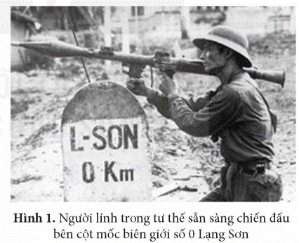 KHỞI ĐỘNGHình bên khắc hoạ hình ảnh một chiến sĩ Quân đội nhân dân Việt Nam trong cuộc chiến đấu bảo vệ Tổ quốc năm 1979 ở biên giới phía Bắc. Hình ảnh gợi cho em suy nghĩ gì? Hãy chia sẻ hiểu biết của em về các cuộc chiến đấu bảo vệ Tổ quốc từ sau tháng 4 – 1975 đến nay, cũng như một số bài học lịch sử của các cuộc kháng chiến bảo vệ Tổ quốc từ năm 1945 đến nay.Giải chi tiết:- Hình ảnh gợi cho em suy nghĩ: hình ảnh người chiến sĩ hiên ngang vác trên vai khẩu súng lớn, hướng về phía quân xâm lược, bên cạnh là cột mốc số 0 như một lời tuyên bố đanh thép sẵn sàng đáp trả bất cứ đội quân xâm lược nào xâm phạm núi sông, bờ cõi của dân tộc Việt Nam.- Những hiểu biết của em về các cuộc chiến đấu bảo vệ Tổ quốc từ sau tháng 4- 1975 đến nay: có 3 cuộc chiến đấu bảo vệ Tổ quốc từ sau tháng 4- 1975 đó là: cuộc đấu tranh bảo vệ Tổ quốc ở vùng biên giới Tây Nam, cuộc chiến đấu bảo vệ Tổ quốc ở vùng biên giới phía Bắc, cuộc đấu tranh bảo vệ chủ quyền quốc gia trên Biển Đông.- Một số bài học lịch sử của các cuộc kháng chiến bảo vệ Tổ quốc từ năm 1945 đến nay: +Không ngừng phát huy tinh thần yêu nước của các tầng lớp nhân dân.+ Củng cố, tăng cường khối đại đoàn kết toàn dân.+ Kết hợp sức mạnh dân tộc và sức mạnh thời đại, kết hợp chặt chẽ hai nhiệm vụ chiến lược: xây dựng và bảo vệ Tổ quốc.+ Phát triển sáng tạo nghệ thuật chiến tranh nhân dân, xây dựng nền quốc phòng toàn dân. 1. BỐI CẢNH LỊCH SỬ CỦA CUỘC ĐẤU TRANH BẢO VỆ TỔ QUỐC TỪ SAU THÁNG 4 - 1975 ĐẾN NAY.Câu hỏi: Trình bày những nét khái quát về bối cảnh lịch sử của cuộc đấu tranh bảo vệ Tổ quốc từ sau tháng 4 – 1975.Giải chi tiết:- Sau thắng lợi của cuộc kháng chiến chống Mỹ, cứu nước và hoàn thành thống nhất đất nước về mặt Nhà nước, Việt Nam chuyển sang giai đoạn độc lập, thống nhất, đi lên chủ nghĩa xã hội. - Hậu quả của chiến tranh trên cả nước còn rất nặng nề; đất nước lại bị Mỹ bao vây, cấm vận; mối quan hệ giữa Việt Nam - Trung Quốc - Cam-pu-chia đã xuất hiện một số vấn đề phức tạp. - Tình hình thế giới có nhiều chuyển biến, xu thế hoà hoãn Đông - Tây xuất hiện từ đầu những năm 70 của thế kỉ XX, nhưng tình trạng bất ổn, xung đột vẫn diễn ra nhiều nơi trên thế giới. 2. CÁC CUỘC ĐẤU TRANH BẢO VỆ TỔ QUỐC TỪ SAU THÁNG 4 – 1975.Câu hỏi: Trình bày khái quát diễn biến chính cuộc đấu tranh bảo vệ Tổ quốc ở vùng biên giới Tây Nam.Giải chi tiết:Hoàn cảnh: - Từ tháng 5 - 1975, quân Pôn Pốt gây ra nhiều vụ hành quân khiêu khích, xâm phạm lãnh thổ của Việt Nam như: đánh chiếm đảo Phú Quốc, đảo Thổ Chu và xâm nhập nhiều vùng biên giới trên đất liền Việt Nam. - Ngày 30 – 4- 1977, quân Pôn Pốt mở cuộc tiến công trên toàn tuyến biên giới tỉnh An Giang. Diễn biến:- Giai đoạn 1 (từ ngày 30 - 4 - 1977 đến ngày 5 - 1 - 1978): + Quân Pôn Đốt tấn công nhiều tuyến biên giới, tàn sát dân thường, ... + Đảng và Nhà nước Việt Nam nỗ lực hoạt động ngoại giao nhằm tìm kiếm giải pháp hoà bình.- Giai đoạn 2 (từ ngày 6 - 1 - 1978 đến ngày 7 - 1 -1979): + Quân Pôn Pốt tiến hành xâm lược trên toàn tuyến biên giới Tây Nam. + Ngày 22 - 12 - 1978, quân Pôn Pốt huy động 19 sư đoàn bộ binh cùng nhiều đơn vị pháo binh, xe tăng tấn công quy mô lớn vào Tây Ninh. + Quân dân Việt Nam mở cuộc tổng phản công, làm tan rã đại bộ phận quân chủ lực đối phương. + Quân tình nguyện Việt Nam cùng quân dân Cam-pu-chia đánh đổ chính quyền Pôn Pốt. + Ngày 7- 1 - 1979, Thủ đô Phôm Pênh (Cam-pu-chia) được hoàn toàn giải phóng. Câu hỏi: Trình bày khái quát diễn biến chính cuộc chiến đấu bảo vệ Tổ quốc ở vùng biên giới phía Bắc.Giải chi tiết:- Từ giữa năm 1975, tình hình quan hệ Việt Nam - Trung Quốc dần trở nên căng thẳng. Trung Quốc đơn phương chấm dứt các viện trợ kinh tế, kĩ thuật và khiêu khích, xâm phạm ở khu vực biên giới phía Bắc của Việt Nam. - Ngày 17 - 2 - 1979, hàng chục vạn quân Trung Quốc tấn công dọc tuyến biên giới phía Bắc dài hơn 1 000 km của Việt Nam, từ Móng Cái (Quảng Ninh) đến Phong Thổ (Lai Châu). - Quân dân Việt Nam đã đứng lên chiến đấu. - Nhiều trận chiến diễn ra quyết liệt ở Lạng Sơn, Cao Bằng,... đã làm thất bại mục tiêu “đánh nhanh, thắng nhanh” của quân đội Trung Quốc. - Trung Quốc phải tuyên bố rút quân từ ngày 5 - 3 - 1979. Tuy nhiên, tình hình trên tuyến biên giới phía Bắc tiếp tục căng thẳng kéo dài cho tới cuối năm 1989, đặc biệt là ở Vị Xuyên (Hà Giang). Câu hỏi: Hãy trình bày khái quát diễn biến chính của cuộc đấu tranh bảo vệ chủ quyền quốc gia trên Biển Đông.Giải chi tiết:- Ngày 12 - 5 - 1977, Chính phủ nước Cộng hoà xã hội chủ nghĩa Việt Nam ra Tuyên bố về lãnh hải, vùng tiếp giáp, vùng đặc quyền kinh tế và thêm lục địa của Việt Nam. - Năm 1994, Việt Nam là quốc gia thứ 63 phê chuẩn Công ước của Liên hợp quốc về Luật Biển (UNCLOS) năm 1982. + Về quản lí hành chính, năm 1982, Chính phủ Việt Nam thành lập huyện đảo Hoàng Sa và huyện đảo Trường Sa. + Năm 2007, Chính phủ quyết định thành lập thị trấn Trường Sa cùng hai xã đảo: Song Tử Tây và Sinh Tồn trực thuộc huyện đảo Trường Sa. + Chính phủ Việt Nam đã triển khai nhiều hoạt động thực thi chủ quyển đối với quần đảo Hoàng Sa và quần đảo Trường Sa, như: tổ chức triển lãm các hiện vật lịch sử, nghiên cứu, ...- Trong giải quyết các tranh chấp chủ quyền biển đảo, Việt Nam luôn kiên quyết và kiên trì đấu tranh bằng các biện pháp phù hợp với nguyên tắc cơ bản của luật pháp quốc tế, ...- Tháng 3 - 1988, quân đội Trung Quốc huy động lực lượng lớn tấn công các đảo Gạc Ma, Cô Lin, Len Đao thuộc quần đảo Trường Sa của Việt Nam. - Chính phủ Việt Nam đã thông báo cho Liên hợp quốc về vấn để này, đồng thời gửi nhiều công hàm phản đối và đề nghị hai bên Việt Nam - Trung Quốc thương lượng để giải quyết vấn đề tranh chấp bằng biện pháp hoà bình. - Năm 2012, Quốc hội thông qua Luật biển Việt Nam => Đây là cơ sở pháp lí để bảo vệ vững chắc chủ quyền biển đảo và phát triển kinh tế biển. - Hiện nay, Việt Nam đang tích cực thúc đẩy việc thực hiện Tuyên bố ứng xử của các bên ở Biển Đông (DOC).  3. Ý NGHĨA LỊCH SỬ CỦA CUỘC ĐẤU TRANH BẢO VỆ TỔ QUỐC TỪ SAU THÁNG 4 - 1975 ĐẾN NAY.Câu hỏi: Nêu ý nghĩa lịch sử của cuộc đấu tranh bảo vệ Tổ quốc từ sau tháng 4 – 1975 đến nayGiải chi tiết:- Bảo vệ vững chắc Tổ quốc xã hội chủ nghĩa, bảo vệ cuộc sống của nhân dân. - Khẳng định ý chí độc lập, tự chủ và tỉnh thần đại đoàn kết dân tộc, đoàn kết quốc tế trong sáng của nhân dân Việt Nam. - Tạo điều kiện thuận lợi cho công cuộc xây dựng đất nước. - Để lại những bài học kinh nghiệm quý giá cho sự nghiệp xây dựng và bảo vệ Tổ quốc trong tương lai. - Góp phần bảo vệ hoà bình, ổn định ở khu vực châu Á và trên thế giới. 4. MỘT SỐ BÀI HỌC LỊCH SỬ CỦA CÁC CUỘC KHÁNG CHIẾN BẢO VỆ TỔ QUỐC TỪ NĂM 1945 ĐẾN NAY.Câu hỏi: Nêu những bài học cơ bản của các cuộc kháng chiến bảo vệ Tổ quốc từ năm 1945 đến nay.Giải chi tiết:- Không ngừng phát huy tinh thần yêu nước của các tầng lớp nhân dân.- Củng cố, tăng cường khối đại đoàn kết toàn dân.- Kết hợp sức mạnh dân tộc và sức mạnh thời đại, kết hợp chặt chẽ hai nhiệm vụ chiến lược: xây dựng và bảo vệ Tổ quốc.- Phát triển sáng tạo nghệ thuật chiến tranh nhân dân, xây dựng nền quốc phòng toàn dân. LUYỆN TẬPCâu 1: Hoàn thành bảng thống kê (theo gợi ý dưới đây vào vở) những nét chính của cuộc đấu tranh bảo vệ Tổ quốc từ sau tháng 4 – 1975 đến nay.Cuộc chiến đấu bảo vệ Tổ quốcDiễn biến chính Ý nghĩaCuộc chiến đấu bảo vệ Tổ quốc ở vùng biên giới Tây Nam ??Cuộc chiến đấu bảo vệ Tổ quốc ở vùng biên giới phía Bắc?Cuộc đấu tranh bảo vệ chủ quyền quốc gia trên Biển Đông ? Giải chi tiết:Cuộc chiến đấu bảo vệ Tổ quốcDiễn biến chính Ý nghĩaCuộc chiến đấu bảo vệ Tổ quốc ở vùng biên giới Tây Nam Hoàn cảnh: - Từ tháng 5 - 1975, quân Pôn Pốt gây ra nhiều vụ hành quân khiêu khích, xâm phạm lãnh thổ của Việt Nam như: đánh chiếm đảo Phú Quốc, đảo Thổ Chu và xâm nhập nhiều vùng biên giới trên đất liền Việt Nam. - Ngày 30 – 4- 1977, quân Pôn Pốt mở cuộc tiến công trên toàn tuyến biên giới tỉnh An Giang. Diễn biến:- Giai đoạn 1 (từ ngày 30 - 4 - 1977 đến ngày 5 - 1 - 1978): + Quân Pôn Đốt tấn công nhiều tuyến biên giới, tàn sát dân thường, ... + Đảng và Nhà nước Việt Nam nỗ lực hoạt động ngoại giao nhằm tìm kiếm giải pháp hoà bình.- Giai đoạn 2 (từ ngày 6 - 1 - 1978 đến ngày 7 - 1 -1979): + Quân Pôn Pốt tiến hành xâm lược trên toàn tuyến biên giới Tây Nam. + Ngày 22 - 12 - 1978, quân Pôn Pốt huy động 19 sư đoàn bộ binh cùng nhiều đơn vị pháo binh, xe tăng tấn công quy mô lớn vào Tây Ninh. + Quân dân Việt Nam mở cuộc tổng phản công, làm tan rã đại bộ phận quân chủ lực đối phương. + Quân tình nguyện Việt Nam cùng quân dân Cam-pu-chia đánh đổ chính quyền Pôn Pốt. + Ngày 7- 1 - 1979, Thủ đô Phôm Pênh (Cam-pu-chia) được hoàn toàn giải phóng.- Bảo vệ vững chắc Tổ quốc xã hội chủ nghĩa, bảo vệ cuộc sống của nhân dân. - Khẳng định ý chí độc lập, tự chủ và tỉnh thần đại đoàn kết dân tộc, đoàn kết quốc tế trong sáng của nhân dân Việt Nam. - Tạo điều kiện thuận lợi cho công cuộc xây dựng đất nước. - Để lại những bài học kinh nghiệm quý giá cho sự nghiệp xây dựng và bảo vệ Tổ quốc trong tương lai. - Góp phần bảo vệ hoà bình, ổn định ở khu vực châu Á và trên thế giới.Cuộc chiến đấu bảo vệ Tổ quốc ở vùng biên giới phía Bắc- Từ giữa năm 1975, tình hình quan hệ Việt Nam - Trung Quốc dần trở nên căng thẳng. Trung Quốc đơn phương chấm dứt các viện trợ kinh tế, kĩ thuật và khiêu khích, xâm phạm ở khu vực biên giới phía Bắc của Việt Nam. - Ngày 17 - 2 - 1979, hàng chục vạn quân Trung Quốc tấn công dọc tuyến biên giới phía Bắc dài hơn 1 000 km của Việt Nam, từ Móng Cái (Quảng Ninh) đến Phong Thổ (Lai Châu). - Quân dân Việt Nam đã đứng lên chiến đấu. - Nhiều trận chiến diễn ra quyết liệt ở Lạng Sơn, Cao Bằng,... đã làm thất bại mục tiêu “đánh nhanh, thắng nhanh” của quân đội Trung Quốc. - Trung Quốc phải tuyên bố rút quân từ ngày 5 - 3 - 1979. Tuy nhiên, tình hình trên tuyến biên giới phía Bắc tiếp tục căng thẳng kéo dài cho tới cuối năm 1989, đặc biệt là ở Vị Xuyên (Hà Giang).Cuộc đấu tranh bảo vệ chủ quyền quốc gia trên Biển Đông - Ngày 12 - 5 - 1977, Chính phủ nước Cộng hoà xã hội chủ nghĩa Việt Nam ra Tuyên bố về lãnh hải, vùng tiếp giáp, vùng đặc quyền kinh tế và thềm lục địa của Việt Nam. - Năm 1994, Việt Nam là quốc gia thứ 63 phê chuẩn Công ước của Liên hợp quốc về Luật Biển (UNCLOS) năm 1982. + Về quản lí hành chính, năm 1982, Chính phủ Việt Nam thành lập huyện đảo Hoàng Sa và huyện đảo Trường Sa. + Năm 2007, Chính phủ quyết định thành lập thị trấn Trường Sa cùng hai xã đảo: Song Tử Tây và Sinh Tồn trực thuộc huyện đảo Trường Sa. + Chính phủ Việt Nam đã triển khai nhiều hoạt động thực thi chủ quyền đối với quần đảo Hoàng Sa và quần đảo Trường Sa, như: tổ chức triển lãm các hiện vật lịch sử, nghiên cứu, ...- Trong giải quyết các tranh chấp chủ quyền biển đảo, Việt Nam luôn kiên quyết và kiên trì đấu tranh bằng các biện pháp phù hợp với nguyên tắc cơ bản của luật pháp quốc tế, ...- Tháng 3 - 1988, quân đội Trung Quốc huy động lực lượng lớn tấn công các đảo Gạc Ma, Cô Lin, Len Đao thuộc quần đảo Trường Sa của Việt Nam. - Chính phủ Việt Nam đã thông báo cho Liên hợp quốc về vấn để này, đồng thời gửi nhiều công hàm phản đối và đề nghị hai bên Việt Nam - Trung Quốc thương lượng để giải quyết vấn đề tranh chấp bằng biện pháp hoà bình. - Năm 2012, Quốc hội thông qua Luật biển Việt Nam => Đây là cơ sở pháp lí để bảo vệ vững chắc chủ quyền biển đảo và phát triển kinh tế biển. - Hiện nay, Việt Nam đang tích cực thúc đẩy việc thực hiện Tuyên bố ứng xử của các bên ở Biển Đông (DOC).   Câu 2: Lập sơ đồ tư duy về những bài học lịch sử của các cuộc kháng chiến bảo vệ Tổ quốc từ năm 1945 đến nay. Theo em, bài học nào là quan trọng nhất? Vì sao?Giải chi tiết:- Bài học về sự đoàn kết dân tộc có thể được coi là bài học quan trọng nhất từ lịch sử kháng chiến của Việt Nam, vì nó không chỉ là yếu tố quyết định trong chiến tranh mà còn là nền tảng cho sự đoàn kết.  VẬN DỤNG