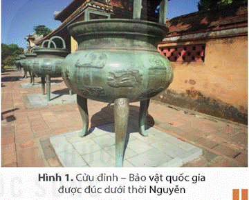 MỞ ĐẦUTrên Cửu đỉnh (Hình 1), nhiều địa danh của đất nước được chạm nổi rõ ràng trong đó có Biển Đông quần đảo Trường Sa và quần đảo Hoàng Sa. Theo em, hiện vật này chứng tỏ điều gì về ý thức chủ quyền biển đảo của cha ông ta? Hãy chia sẻ hiểu biết của em về những chứng cứ khẳng định chủ quyền biển đảo của Việt Nam. Biển đảo có vai trò như thế nào trong việc khẳng định và bảo vệ chủ quyền, các quyền và lợi ích hợp pháp của Việt Nam ở Biển Đông?Giải chi tiết:- Hiện vật này cho thấy cha ông ta ngày trước rất ý thức về chủ quyền quốc gia, trong đó có vấn đề biển đảo- Những chứng cứ khẳng định chủ quyền biển đảo của Việt Nam là:+ Nhà nước phong kiến Việt Nam đã xác lập và triển khai nhiều hoạt động thực thi chủ quyền đối với hai quần đảo như hàng năm cử các đội Hoàng Sa kiêm quản đội Bắc Hải ra hai quần đảo khai thác các tài nguyên sản vật trên biển và thu lượm hàng hóa trên các tàu bị đắm; đo đạc vẽ bản đồ; dựng bia, lập miếu, trồng cây, cứu trợ các tàu thuyền nước ngoài gặp nạn... + Trong thời kỳ Pháp thuộc, với tư cách đại diện cho Việt Nam về đối ngoại, chính quyền thuộc địa Pháp đã có nhiều hoạt động cụ thể củng cố chủ quyền Việt Nam trên quần đảo Hoàng Sa và Trường Sa- Biển đảo có vai trò quan trọng trong việc khẳng định và bảo vệ chủ quyền, các quyền và lợi ích hợp pháp của Việt Nam ở Biển Đông 1. CHỨNG CỨ LỊCH SỬ VÀ CƠ SỞ PHÁP LÍ VỀ CHỦ QUYÈN BIỂN ĐẢO CỦA VIỆT NAMCâu hỏi 1: Khai thác tư liệu 1 và 2 và thông tin trong mục, hãy trình bày những chứng cứ lịch sử trước năm 1884 thể hiện chủ quyền biển đảo của Việt Nam.Giải chi tiết:- Di chỉ khảo cổ học:+ Các di chỉ khảo cổ học thuộc các nền văn hoá biển được phát hiện ở các khu vực ven biển Việt Nam cho thấy người Việt cổ đã cư trú sát biển và có cuộc sống gắn liền với Biển Đông+ Nhiều dấu vết tàu đắm, hiện vật đồ gốm được tìm thấy cho thấy Vương quốc Chăm-pa đã có những mối giao lưu rộng rãi với Ấn Độ và vùng Tây Á,... còn cư dân Óc Eo đã có những mối liên hệ xa bằng dường biển đến tận vùng Địa Trung Hải- Tư liệu của Việt Nam:+ Nhiều công trình sử học và địa lí cổ đã ghi chép tường tận về cương vực, lãnh thổ và hoạt động thực thi, bảo vệ chủ quyền của các triều đại quân chủ Việt Nam ở khu vực Biển Đông, đặc biệt ở quần đảo Hoàng Sa và quần đảo Trường Sa.+ Các bản đồ cổ của Việt Nam thời quân chủ đã về khu vực Biển Đông, quần đảo Hoàng Sa và quần đảo Trường Sa thuộc lãnh thổ Việt Nam- Nhiều văn bản hành chính của Nhà nước quân chủ Việt Nam đã ghi chép các hoạt động xác lập, thực thi và bảo vệ chủ quyền biển đảo của Việt Nam ở khu vực Biển Đông- Tư liệu của người nước ngoài:+ Từ khoảng thế kỉ XVI, người Bồ Đào Nha, Hà Lan, Pháp, Anh,... đã vẽ nhiều bản đồ vùng biển Đông Nam Á, trong đó đều thể hiện khá rõ bờ biển, Biển Đông và hải đảo của Việt Nam đương thời+ Trong các chuyến du hành tới Đông Nam Á và Việt Nam, nhiều nhà hàng hải, giáo sĩ phương Tây cũng ghi chép về hoạt động xác lập, thực thi chủ quyền của Việt Nam tại các đảo, quần đảo trên Biển Đông + Nhiều bản ghi chép cho thấy chúa Nguyễn thường xuyên cử thuyền ra các đảo trên Biển Đông khai thác hải sản quý hiếm, thu nhặt những di vật từ những tàu đắm và thực hiện tuần phòng, kiểm soát vùng biển, đảo Câu hỏi 2: Trình bày các chứng cứ lịch sử từ sau năm 1884 về chủ quyền biển đảo của Việt Nam ở Biển Đông.Giải chi tiết:- Từ sau Hiệp ước Pa-tơ-nốt (1884), chính quyền Pháp đại diện cho Việt Nam trong quan hệ đối ngoại, đã có nhiều hoạt động khẳng định, bảo vệ chủ quyền biển đảo của Việt Nam- Việc chính quyền Pháp ở Đông Dương xây dựng bia chủ quyền, trạm khí tượng, cử quân đội đồn trú tại các đảo và tuần tra vùng biển,... cũng là những chứng cứ quan trọng thể hiện chủ quyền biển đảo của Việt Nam.- Sau Hiệp định Giơ-ne-vơ năm 1954, các chính quyền ở Việt Nam đã ban hành nhiều sắc lệnh, quy định, thể hiện sự quản lí và thực thi chủ quyền biển đảo của Việt Nam ở khu vực Biển Đông, cũng như đưa ra các tuyên bố công khai về chủ quyền biển đảo của Việt Nam tại nhiều diễn đàn quốc tế- Sau khi đất nước thống nhất, Nhà nước Cộng hoà xã hội chủ nghĩa Việt Nam tiếp tục quản lí, bảo vệ và thực hiện chủ quyền đối với các đảo, quần đảo, thềm lục địa thuộc Biển Đông. Việt Nam đã nhiều lần khẳng định chủ quyền của Việt Nam đối với quần đảo Hoàng Sa và quần đảo Trường Sa trong các tuyên bố chính thức của Bộ Ngoại giao, tại các Hội nghị thế giới,... Câu hỏi 2: Trình bày những cơ sở pháp lí về chủ quyền biển đảo của Việt Nam.Giải chi tiết:- Nhiều văn bản luật pháp quốc tế đã cung cấp những chứng cứ pháp lí quan trọng khẳng định chủ quyền biển đảo của Việt Nam ở Biển Đông.- Việt Nam phê chuẩn và trở thành thành viên có trách nhiệm của Công ước Liên hợp quốc về Luật Biển năm 1982 (UNCLOS). Đây là cơ sở pháp lí quốc tế quan trọng khẳng định chủ quyền, các quyền và lợi ích hợp pháp của Việt Nam ở Biển Đông.- Việt Nam đã ban hành nhiều văn bản pháp luật trong nước về biển, khai thác biển như: Luật Biên giới quốc gia, Luật Dầu khí, Luật Cảnh sát biển Việt Nam,...  2. VAI TRÒ CHIẾN LƯỢC CỦA BIỂN ĐẢO VIỆT NAMCâu hỏi: Hãy nêu vai trò của biển đảo Việt Nam trong việc khẳng định và bảo vệ chủ quyền, các quyền và lợi ích hợp pháp của Việt Nam ở Biển Đông.Giải chi tiết:- Là tuyến phòng thủ của đất nước:+ Là một bộ phận lãnh thổ thiêng liêng của Tổ quốc, đóng vai trò trọng yếu trong công cuộc bảo vệ sự toàn vẹn đất nước+ Hệ thống các đảo, cụm đảo trải đều có ý nghĩa lớn trong triển khai phòng thủ, bảo vệ đất liền và kiểm soát vùng biển, vùng trời trên biển của quốc gia cũng như thực hiện các nhiệm vụ quốc tế về cứu hộ, cứu nạn trên biển.- Cung cấp tài nguyên phát triển tiềm lực đất nước:+ Vùng biển và thềm lục địa rộng lớn của Việt Nam chứa đựng nguồn tài nguyên thiên nhiên phong phú và đa dạng+ Các đảo, quần đảo cũng nằm ở vị trí án ngữ nhiều trục giao thông huyết mạch trên biển và có nguồn lợi về tài nguyên phát triển kinh tế biển đầy tiềm năng+ Phát triển toàn diện, bền vững các ngành kinh tế biển là động lực tăng trưởng quan trọng của đất nước, góp phần khẳng định, bảo vệ chủ quyền, các quyền và lợi ích hợp pháp của Việt Nam ở Biển Đông LUYỆN TẬP VÀ VẬN DỤNG