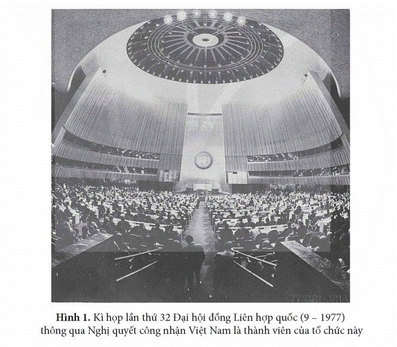 KHỞI ĐỘNG: Ngày 20 - 9 - 1977, Việt Nam trở thành thành viên chính thức của Liên hợp quốc. Sự kiện này là một hoạt động đối ngoại quan trọng, tạo điều kiện thuận lợi cho những hoạt động đối ngoại của Việt Nam trong giai đoạn mới. Hãy chia sẻ hiểu biết của em về một số hoạt động đối ngoại chủ yếu của Việt Nam từ năm 1975 đến nay. Giải chi tiết:Hiểu biết của em về một số hoạt động đối ngoại chủ yếu của Việt Nam từ năm 1975 đến nay: - Trên cơ sở tôn trọng độc lập, chủ quyền, bình đẳng, Việt Nam tích cực thiết lập, mở rộng quan hệ quan hệ và hợp tác với nhiều nước trên thế giới. + Hợp tác toàn điện với các nước xã hội chủ nghĩa.+ Thúc đẩy quan hệ với các nước Đông Nam Á.+ Thiết lập quan hệ với các tổ chức quốc tế và các nước khác.- Trong những năm tiến hành công cuộc Đổi mới, các hoạt động đối ngoại của Việt Nam được triển khai nhằm phục vụ mục tiêu phát triển kinh tế và nâng cao vị thế đất nước trên trường quốc tế: 1. HOẠT ĐỘNG ĐỐI NGOẠI CỦA VIỆT NAM TRONG GIAI ĐOẠN 1975- 1985.Câu hỏi: Hãy nêu những hoạt động đối ngoại chủ yếu của Việt Nam trong giai đoạn 1975 - 1985.Giải chi tiết:- Trên cơ sở tôn trọng độc lập, chủ quyền, bình đẳng, Việt Nam tích cực thiết lập, mở rộng quan hệ quan hệ và hợp tác với nhiều nước trên thế giới. + Hợp tác toàn điện với các nước xã hội chủ nghĩa: Việt Nam phối hợp với các nước xã hội chủ nghĩa trên diễn đàn quốc tế và đẩy mạnh hợp tác toàn diện, nhất là lĩnh vực kinh tế.+ Thúc đẩy quan hệ với các nước Đông Nam Á: Việt Nam phát triển quan hệ hữu nghị, tình đoàn kết chiến đấu và hợp tác với Lào, Cam-pu-chia; sẵn sàng thiết lập quan hệ hợp tác, cùng tồn tại hoà bình và phát triển với các nước khác ở Đông Nam Á.+ Thiết lập quan hệ với các tổ chức quốc tế và các nước khác: Việt Nam tích cực thiết lập quan hệ với nhiều tổ chức quốc tế và nhiều nước trên thế giới và trong khu vực. 2. HOẠT ĐỘNG ĐỐI NGOẠI CỦA VIỆT NAM TRONG THỜI KÌ ĐỔI MỚI (TỪ NĂM 1986 ĐẾN NAY).Câu hỏi: Hãy nêu các hoạt động đối ngoại chủ yếu của Việt Nam từ năm 1986 đến nay.Giải chi tiết:- Trong những năm tiến hành công cuộc Đổi mới, các hoạt động đối ngoại của Việt Nam được triển khai nhằm phục vụ mục tiêu phát triển kinh tế và nâng cao vị thế đất nước trên trường quốc tế:+ Phá thế bao vây cấm vận, đưa đất nước ra khỏi khủng hoảng: hoạt động đối ngoại của Việt Nam được triển khai trên nhiều lĩnh vực, trong đó trọng tâm là giải quyết vấn để Cam-pu-chia.+ Củng cố quan hệ với các đối tác truyền thống, trở rộng quan hệ đối ngoại với các đối tác khác: quan hệ giữa Việt Nam với phần lớn các nước trên thế giới đã từng bước được cải thiện và mở rộng.+ Tích cực, chủ động hội nhập khu vực và thế giới: Việt Nam trở thành thành viên có trách nhiệm của nhiều tổ chức quốc tế (ASEAN, WTO,...),...+ Triển khai các hoạt động đối ngoại nhằm bảo vệ vững chắc chủ quyến lãnh thổ,lãnh hải, biển đảo của Tổ quốc: Việt Nam tham gia đàm phán và kí kết các thoả thuận, các hiệp định về phân định biên giới trên bộ, trên biển.+ Tích cực hợp tác nhằm bảo vệ môi trường, giao lu văn hoá và hỗ trợ nhân đạo: Việt Nam cam kết tham gia giải quyết các vấn để toàn cầu, thúc đẩy gắn kết cộng đồng thông qua giao lưu văn hoá.  LUYỆN TẬPCâu 1: Lập bảng hệ thống vẽ một số hoạt động đối ngoại chủ yếu của Việt Nam từ năm 1975 đến năm 1985.Hoạt động đối ngoại chủ yếuNhững nét chínhVới các nước xã hội chủ nghĩa?Với các nước Đông Nam Á?Với các tổ chức quốc tế và các nước khác?Giải chi tiết:Hoạt động đối ngoại chủ yếuNhững nét chínhVới các nước xã hội chủ nghĩaHợp tác toàn điện với các nước xã hội chủ nghĩa: Việt Nam phối hợp với các nước xã hội chủ nghĩa trên diễn đàn quốc tế và đẩy mạnh hợp tác toàn diện, nhất là lĩnh vực kinh tế.Với các nước Đông Nam ÁThúc đẩy quan hệ với các nước Đông Nam Á: Việt Nam phát triển quan hệ hữu nghị, tình đoàn kết chiến đấu và hợp tác với Lào, Cam-pu-chia; sẵn sàng thiết lập quan hệ hợp tác, cùng tồn tại hoà bình và phát triển với các nước khác ở Đông Nam Á.Với các tổ chức quốc tế và các nước khácViệt Nam tích cực thiết lập quan hệ với nhiều tổ chức quốc tế và nhiều nước trên thế giới và trong khu vực. Câu 2: Tìm những dẫn chứng về hoạt động đối ngoại của Việt Nam trong giai đoạn từ năm 1985 đến nay để làm rõ nhận định: Hoạt động đối ngoại đã và đang góp phần quan trọng nâng cao vị thế, uy tín của đất nước trong khu vực cũng như trên thế giới.Giải chi tiết:Trong giai đoạn từ năm 1985 đến nay, hoạt động đối ngoại của Việt Nam đã đóng góp tích cực vào việc nâng cao vị thế và uy tín quốc gia. Dưới đây là một số dẫn chứng:- Đối thoại và hòa giải quốc tế: Việt Nam tham gia các tổ chức quốc tế như Liên Hợp Quốc và ASEAN, thúc đẩy đối thoại và hòa giải, góp phần vào sự ổn định khu vực.- Ký kết các hiệp định thương mại quốc tế: Việt Nam tham gia nhiều hiệp định thương mại quốc tế, như Hiệp định Đối tác Xuyên Thái Bình Dương (CPTPP), tăng cường kết nối kinh tế và thương mại quốc tế.- Hợp tác phát triển với cộng đồng quốc tế: Việt Nam thường xuyên tham gia các dự án hợp tác phát triển với tổ chức quốc tế và các đối tác quốc tế, thể hiện cam kết đóng góp vào sự phát triển toàn cầu.- Thành viên không thường trực Hội đồng Bảo an Liên Hợp Quốc (UNSC):Việt Nam đã được bầu làm thành viên không thường trực Hội đồng Bảo an Liên Hợp Quốc (UNSC) trong nhiệm kỳ 2020-2021, là bước tiến quan trọng trong việc tham gia giải quyết các vấn đề toàn cầu.- Đối thoại và hợp tác khu vực: Thành công trong việc đàm phán và ký kết Hiệp định Đối tác Kinh tế Toàn diện Xuyên Thái Bình Dương (RCEP), thể hiện tầm quan trọng của Việt Nam trong cộng đồng khu vực.- Phản đối hàng loạt các hành động xâm lược: Việt Nam liên tục phản đối các hành động xâm lược, gìn giữ chủ quyền và đặt mối quan hệ với cộng đồng quốc tế lên hàng đầu. VẬN DỤNG