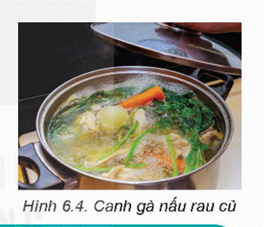 KHỞI ĐỘNG Quan sát Hình 6.1 và cho biết cách chế biến món ăn được thể hiện trong hình. Nhiệt độ có tác dụng gì trong chế biến thực phẩm? Ở gia đình em thường chế biến món ăn theo cách nào?Giải chi tiết:- Món ăn trong hình được chế biến bằng cách xào.- Nhiệt độ đóng vai trò quan trọng trong chế biến thực phẩm vì nó ảnh hưởng đến quá trình nấu chín, tiêu diệt vi khuẩn, làm thay đổi cấu trúc và hương vị của thực phẩm. - Ở gia đình em, cách chế biến món ăn có thể bao gồm nấu, xào, chiên, hấp, nướng hoặc nhiều phương pháp khác tùy thuộc vào loại thực phẩm và món ăn cụ thể. Các phương pháp chế biến này thường được thực hiện với nhiệt độ và thời gian xử lý phù hợp để đảm bảo thực phẩm được nấu chín, ngon và an toàn cho sức khỏe. I. PHƯƠNG PHÁP CHẾ BIẾN THỰC PHẨM BẰNG NƯỚC NÓNGCâu hỏi: 1. Đọc nội dung mục I.1 và quan sát Hình 6.2, trình bày hiểu biết của em về món luộc. Lượng nước trong món luộc nên lưu ý như thế nào?2. Kể tên một vài món luộc mà gia đình em hay dùng và nêu cách làm. Từ đó, hãy rút ra quy trình thực hiện và yêu cầu kĩ thuật của món luộc.Giải chi tiết:1. - Món luộc là một phương pháp chế biến thực phẩm bằng cách đun nó trong nước sôi hoặc hơi nước. Đây là một phương pháp đơn giản và phổ biến, đặc biệt là khi chế biến các loại rau củ, hải sản và thịt.- Khi chế biến món luộc, đảm bảo sử dụng đủ lượng nước để phủ kín thực phẩm. Nước phải đủ để đảm bảo thực phẩm được chín đều và không bị khô. Không nên sử dụng quá nhiều nước vì điều này có thể làm giảm hương vị và chất dinh dưỡng của thực phẩm, cũng như làm mất đi một phần hương vị trong nước luộc.2. - Một số món luộc:+ Rau củ luộc: Rau củ như cà rốt, cải thảo, khoai lang thường được luộc trong nước sôi hoặc hấp cho đến khi mềm.+ Trứng luộc: Trứng được đun trong nước sôi từ khoảng 8 đến 10 phút cho đến khi lòng đỏ được chín vừa đủ.- Quy trình thực hiện và yêu cầu kỹ thuật của món luộc thường bao gồm:+ Chuẩn bị: Làm sạch và chuẩn bị nguyên liệu cần thiết trước khi bắt đầu chế biến. Đảm bảo nước luộc sạch và đảm bảo an toàn vệ sinh thực phẩm.+ Luộc: Đặt nguyên liệu vào nước sôi, giữ nhiệt độ ổn định và thời gian nấu đủ để thực phẩm chín mềm nhưng không bị quá luộc.+ Kiểm tra độ chín: Sử dụng dụng cụ như đũa hoặc dao để kiểm tra độ chín của thực phẩm. Thời gian luộc phụ thuộc vào loại thực phẩm và kích thước của nó.+ Bày trí: Sau khi luộc xong, bày ra đĩa và trang trí nếu cần. Câu hỏi: Đọc nội dung mục I.2 và quan sát Hình 6.4, trình bày hiểu biết của em về món nấu. Kể tên một vài món nấu mà gia đình em hay dùng và nêu cách làm. Từ đó, em hãy rút ra quy trình thực hiện và yêu cầu kĩ thuật của món nấu.Giải chi tiết:Món nấu là một phương pháp chế biến thực phẩm bằng cách sử dụng nhiệt độ cao để chín và tạo ra hương vị đặc trưng. Dưới đây là một số món nấu phổ biến mà gia đình bạn có thể thường xuyên sử dụng và cách làm cơ bản:- Cà ri gà: Gà được ướp gia vị và nấu cùng với cà ri sẽ tạo ra một món ăn thơm ngon và bổ dưỡng. Quy trình chế biến bao gồm chiên vàng gà, sau đó nấu với cà ri, sữa dừa và các loại gia vị khác.- Canh chua cá: Cá được nấu cùng với nước dùng chua cay từ cà chua, me và các loại rau củ khác. Món canh này có hương vị chua ngọt, thơm nồng của các loại gia vị. + Quy trình thực hiện và yêu cầu kỹ thuật của món nấu thường bao gồm:- Chuẩn bị nguyên liệu: Làm sạch và chuẩn bị nguyên liệu cần thiết trước khi bắt đầu chế biến. Đảm bảo các thành phần được cắt đều và chuẩn bị sẵn để tiết kiệm thời gian.- Nấu: Sử dụng nhiệt độ cao để nấu thực phẩm cho đến khi chín và hương vị ngấm đều. Đảm bảo kiểm soát nhiệt độ và thời gian nấu để tránh thực phẩm bị cháy hoặc quá mềm.- Bày trí: Sau khi nấu xong, bày ra đĩa và trang trí nếu cần. Lưu ý bảo quản thực phẩm trong điều kiện vệ sinh để tránh vi khuẩn và ô nhiễm. Câu hỏi: So sánh phương pháp chế biến thực phẩm trong nước giữa món luộc và món nấu.Giải chi tiết:Cả hai phương pháp chế biến thực phẩm trong nước, bao gồm món luộc và món nấu, đều sử dụng nhiệt độ cao để chín thực phẩm và tạo ra hương vị đặc trưng. Tuy nhiên, có sự khác biệt về cách thức thực hiện và mục đích sử dụng giữa hai phương pháp này: - Món luộc:+ Thực hiện: Món luộc thường đơn giản hơn và yêu cầu ít bước chế biến hơn. Thực phẩm được ngâm trong nước sôi hoặc nước lọc, sau đó được nấu cho đến khi chín.+ Mục đích: Món luộc thường được sử dụng để giữ nguyên hương vị tự nhiên của thực phẩm và tăng cường giá trị dinh dưỡng.- Món nấu:+ Thực hiện: Món nấu thường phức tạp hơn và đòi hỏi nhiều bước chế biến hơn, bao gồm việc thêm gia vị và nước dùng để tạo ra hương vị đặc trưng. Thực phẩm được nấu trong nước hoặc nước dùng đến khi chín và hấp thụ hương vị từ nước dùng và gia vị.+ Mục đích: Món nấu thường được sử dụng để tạo ra các món ăn có hương vị phong phú, đa dạng và thường phục vụ như một món ăn chính trong bữa cơm gia đình hoặc bữa tiệc. Câu hỏi: 1. Đọc nội dung mục I.3 và quan sát Hình 6.6, nêu hiểu biết về phương pháp kho làm chín thực phẩm.2. Qua quá trình quan sát việc chế biến thực phẩm của gia đình, em hãy trình bày cách làm một món kho. Từ đó, hãy rút ra quy trình thực hiện và yêu cầu kĩ thuật của món kho.Giải chi tiết:1. Kho là một phương pháp nấu ăn dựa trên việc nấu thực phẩm trong một lượng nước nhỏ, thường được đun sôi rồi giảm lửa để thực phẩm chín dần trong hơi nước và hấp thụ hương vị từ các gia vị.2. Cách làm thịt kho tàu:Nguyên liệu: - Thịt heo (lợn): khoảng 500g đến 1kg, thái thành từng miếng vừa ăn.- Sốt nước mắm: 2-3 thìa canh.- Đường: 1-2 thìa cà phê.- Hành tím: 1 củ nhỏ, băm nhuyễn.- Hành lá: một ít, cắt nhỏ.- Tỏi: 3-4 tép, băm nhuyễn.- Dầu ăn: 1 thìa canh.- Muối, tiêu: vừa đủ. Cách làm:- Chuẩn bị thịt: Trước tiên, thịt được rửa sạch và để ráo nước. Sau đó, thái thành từng miếng vừa ăn.- Xào hành tỏi: Đun nóng dầu ăn trong chảo, sau đó cho hành tỏi băm vào phi thơm.- Nấu thịt: Khi hành tỏi đã thơm, cho thịt vào chảo xào cùng với hành tỏi đã phi. Tiếp tục xào thịt cho đến khi thịt chuyển sang màu vàng đều.- Thêm gia vị: Khi thịt đã chín mềm, cho sốt nước mắm vào chảo, kế đến là đường, hành tím và hành lá cắt nhỏ. Khoảng 1-2 thìa cà phê đường hoặc theo khẩu vị gia đình.- Nấu thêm: Đảo thịt với gia vị trong khoảng 5-10 phút cho gia vị thấm đều vào thịt và thịt chín mềm.- Nêm gia vị: Thêm muối, tiêu và nêm vị theo khẩu vị gia đình.- Dọn ra đĩa: Khi thịt đã chín và gia vị thấm đều, dọn ra đĩa và trang trí thêm hành lá lên trên. Quy trình thực hiện món kho:1. Chuẩn bị nguyên liệu: Lựa chọn nguyên liệu chính như thịt, cá, tôm, hoặc rau cải tuỳ theo món kho bạn muốn chế biến. Chuẩn bị các gia vị cần thiết như nước mắm, đường, tiêu, hành, tỏi, gia vị khác tuỳ chọn.2. Chế biến nguyên liệu: Rửa sạch và chuẩn bị nguyên liệu cần chế biến. Thịt cắt thành miếng vừa ăn, cá và tôm tẩy vỏ, rau cải rửa sạch và cắt nhỏ phù hợp.3. Phi hành tỏi: Đun nóng dầu ăn trong chảo, sau đó cho hành tỏi băm vào phi thơm để tạo hương vị cơ bản cho món ăn.4. Chế biến nguyên liệu chính: Đưa nguyên liệu chính vào chảo xào cùng với hành tỏi đã phi. Xào cho đến khi nguyên liệu chín và thấm gia vị.5. Thêm gia vị: Sau khi nguyên liệu chín, thêm nước mắm, đường và các gia vị khác vào chảo. Khuấy đều và nêm gia vị theo khẩu vị cá nhân.6. Nấu kho: Đun sôi chảo với lửa nhỏ cho đến khi nước sôi chuyển sang nước đặc. Đóng nắp lại và để nấu lửa nhỏ cho đến khi thực phẩm thấm gia vị và nước sệt lại.7. Kiểm tra và chỉnh sửa gia vị: Kiểm tra thử gia vị và điều chỉnh nếu cần thiết bằng cách thêm muối, đường, tiêu hoặc các gia vị khác.8. Dọn ra đĩa và trang trí: Sau khi thực phẩm đã chín và gia vị thấm đều, dọn ra đĩa và trang trí thêm hành lá hoặc ớt băm lên trên để tăng thêm hương vị và màu sắc. Yêu cầu kỹ thuật:1. Kiểm soát lửa: Đảm bảo điều chỉnh lửa sao cho phù hợp, không nên đun quá lửa lớn để tránh thực phẩm bị cháy hoặc nước sôi quá nhanh.2. Thời gian nấu: Đối với món kho, thời gian nấu cần đủ để thực phẩm chín mềm và thấm gia vị. Thường cần nấu lửa nhỏ trong khoảng 30 phút đến 1 tiếng.3. Chọn nguyên liệu tươi ngon: Đảm bảo sử dụng nguyên liệu tươi ngon để món ăn có hương vị tốt nhất.4. Chú ý đến lượng gia vị: Nên điều chỉnh lượng gia vị sao cho phù hợp với khẩu vị gia đình và không quá mặn, quá ngọt hoặc quá cay.5. Đóng nắp khi nấu: Khi nấu món kho, nên đóng nắp lại chảo để giữ ẩm và giúp thực phẩm chín đều. Câu hỏi: So sánh phương pháp chế biến thực phẩm trong nước giữa món nấu và món kho.Giải chi tiết:Phương pháp chế biến thực phẩm trong nước giữa món nấu và món kho có một số điểm khác biệt như sau:1. Mục đích chế biến: - Món nấu: Mục đích chính của món nấu là làm thực phẩm chín mềm, ngấm gia vị và tạo ra nước dùng phong phú. - Món kho: Mục đích chính của món kho là chế biến thực phẩm trong nước mà không cần thêm nước dùng, giữ cho nguyên liệu chín mềm trong chính nước của chúng.2. Thời gian nấu: - Món nấu: Thường yêu cầu thời gian nấu lâu hơn để thực phẩm chín mềm và ngấm đều gia vị. - Món kho: Thời gian nấu thường ngắn hơn vì mục đích chính là làm thực phẩm chín trong chính nước của chúng, không cần thêm nước dùng.3. Lượng nước sử dụng: - Món nấu: Thường cần thêm nước để tạo ra nước dùng cho món ăn. - Món kho: Không cần thêm nước do thực phẩm được chế biến trong chính nước tự nhiên của chúng.4. Gia vị: - Món nấu: Thường cần sử dụng nhiều gia vị và nước dùng để tạo ra hương vị phong phú. - Món kho: Sử dụng ít gia vị hơn vì nguyên liệu chủ yếu được chế biến trong nước tự nhiên của chúng.5. Công thức: - Món nấu: Thường sử dụng nhiều công thức và bước chế biến phức tạp. - Món kho: Có thể sử dụng công thức đơn giản hơn với ít bước chế biến hơn. II. PHƯƠNG PHÁP CHẾ BIẾN THỰC PHẨM BẰNG HƠI NƯỚC NÓNG (HẤP)Câu hỏi: Gia đình em thường làm món ăn gì bằng phương pháp hấp (đồ)? Hãy mô tả cách đồ xôi ở gia đình em. Từ đó, kết hợp với nội dung mục II, hãy rút ra quy trình thực hiện và yêu cầu kĩ thuật của món hấp (đồ).Giải chi tiết:Mô tả về cách làm đồ xôi ở gia đình em:1. Nguyên liệu: - Gạo nếp: Loại gạo này thường được sử dụng để làm xôi vì có hạt nhỏ, dai và ngậy. - Nước: Để ngâm gạo và hấp.2. Quy trình thực hiện: - Bước 1: Chuẩn bị gạo nếp + Gạo nếp được rửa sạch và ngâm trong nước khoảng 4-6 tiếng hoặc qua đêm. - Bước 2: Hấp xôi + Sau khi ngâm gạo, đưa gạo nếp vào nồi hấp, thêm một lượng nước vừa đủ để không gạo không bị khô khi hấp. + Đặt nồi lên bếp, hấp gạo nếp trong khoảng 20-30 phút cho đến khi gạo chín mềm và nhân nước hấp cạn.3. Yêu cầu kĩ thuật: - Lựa chọn gạo nếp chất lượng: Chọn loại gạo nếp ngon, hạt nhỏ, không có hạt hỏng. - Sử dụng nước đúng lượng: Sử dụng lượng nước vừa đủ để gạo nếp không bị khô khi hấp và không quá ngấm nước, làm mất đi đặc tính ngậy của xôi. - Kiểm soát thời gian hấp: Hấp gạo nếp trong thời gian không quá dài để tránh làm mất đi đặc tính ngậy và dẻo của xôi. Từ quy trình và yêu cầu kĩ thuật trên, có thể thấy món xôi được làm bằng phương pháp hấp đòi hỏi sự kiên nhẫn và tỉ mỉ trong quá trình chuẩn bị và thực hiện, để đảm bảo xôi được chín đều và có hương vị ngon. III. PHƯƠNG PHÁP CHẾ BIẾN THỰC PHẨM BẰNG KHÔNG KHÍ NÓNG (NƯỚNG)Câu hỏi: Đọc nội dung mục III và quan sát Hình 6, trình bày hiểu biết của em về món nướng. Kể tên một vài món nướng mà em đã được ăn và cho biết nhận xét về trạng thái, hương vị, màu sắc. Từ đó, hãy rút ra quy trình thực hiện và yêu cầu kĩ thuật của món nướng.Giải chi tiết:Món nướng là phương pháp chế biến thực phẩm bằng cách sử dụng nhiệt độ cao từ nguồn lửa hoặc nhiệt độ từ lò nướng để làm chín thực phẩm. Dưới đây là hiểu biết của em về món nướng cùng với một số món nướng mà em đã từng ăn:1. Hiểu biết về món nướng: - Món nướng thường mang lại hương vị đặc trưng, giữ nguyên được hương thơm và độ ngọt tự nhiên của nguyên liệu. - Phương pháp này giúp thực phẩm chín đều từ trong ra ngoài, tạo ra lớp vỏ giòn bên ngoài mà giữ ẩm và độ ngọt bên trong thực phẩm. - Các loại thực phẩm có thể được nướng gồm thịt, cá, gia cầm, rau củ, và các loại bánh.2. Một số món nướng em đã ăn: - Thịt nướng: Thịt bò nướng, thịt gà nướng, thịt heo nướng. - Cá nướng: Cá hồi nướng mỡ hành, cá basa nướng muối ớt. - Rau củ nướng: Bắp cải nướng, khoai lang nướng. - Bánh nướng: Bánh mì nướng tỏi, bánh patê. 3. Nhận xét về món nướng đã ăn: - Trạng thái: Thịt mềm và ngọt, có màu vàng đẹp mắt, vỏ giòn. - Hương vị: Thơm phức, đậm đà, thấm vào từng sợi thịt. - Màu sắc: Màu vàng óng ả, hấp dẫn. 4. Quy trình thực hiện và yêu cầu kĩ thuật: - Chuẩn bị nguyên liệu: Chọn nguyên liệu tươi ngon, thái miếng vừa phải để đảm bảo chín đều. - Nướng: Đặt thực phẩm lên vỉ nướng, điều chỉnh nhiệt độ lò nướng phù hợp, thời gian nướng đủ để thực phẩm chín mà không khô hoặc cháy. - Xử lý lửa: Kiểm soát lửa và thời gian nướng để tránh thực phẩm bị cháy hoặc chín không đều. - Phục vụ: Thực phẩm nướng nên được phục vụ ngay khi còn nóng để giữ được độ giòn và ngon nhất. Từ những nhận xét và quy trình thực hiện trên, có thể thấy món nướng đòi hỏi sự tỉ mỉ và kiên nhẫn trong quá trình chuẩn bị và nấu nướng, để đảm bảo thực phẩm đạt được trạng thái, hương vị, và màu sắc tốt nhất. IV. PHƯƠNG PHÁP CHẾ BIẾN THỰC PHẨM BẰNG DẦU, MỠ NÓNGCâu hỏi: 1. Đọc nội dung mục IV.1 và quan sát Hình 6.12, trình bày hiểu biết của em về món rán (chiên).2. Gia đình em thường chế biến những thực phẩm rán nào? Hãy mô tả cách rán đậu ở gia đình. Từ đó, rút ra quy trình thực hiện và yêu cầu kĩ thuật của món rán.Giải chi tiết:1. - Món rán là phương pháp chế biến thực phẩm bằng cách ngâm thực phẩm vào dầu nóng để thực phẩm được chín vàng, giòn ở bên ngoài và mềm ẩm ở bên trong.- Quá trình rán tạo ra một lớp vỏ giòn bên ngoài giữ cho thực phẩm giữ được độ ẩm và hương vị bên trong.- Dầu nóng nhanh chóng truyền nhiệt cho thực phẩm, giúp thực phẩm chín đều và nhanh chóng.2. - Gia đình em thường chế biến những thực phẩm rán:+ Cánh gà chiên giòn.+ Cá viên chiên.+ Cơm chiên.+ Bánh rán.+ Đậu phụ chiên. - Cách rán đậu phụ ở gia đình thường được thực hiện như sau:+ Chuẩn bị nguyên liệu:* Chuẩn bị đậu phụ đã được cắt thành từng miếng vừa ăn.* Pha hỗn hợp bột rán: Trong một tô, trộn bột mì hoặc bột chiên giòn với nước, muối và các gia vị theo khẩu vị gia đình.+ Rán đậu phụ:* Đun dầu lên chảo cho đến khi dầu nóng.* Khi dầu đã nóng, thả từng miếng đậu phụ đã chuẩn bị vào hỗn hợp bột rồi thả vào chảo dầu nóng.* Chiên đậu phụ cho đến khi chúng vàng đều, vỏ giòn.* Khi đậu phụ đã vàng và giòn, vớt ra khỏi chảo để ráo dầu và để lên giấy thấm dầu.+ Thưởng thức: Sau khi ráo dầu, đậu phụ rán nên ăn nóng ngay, có thể kèm theo sốt tương hoặc sốt cà chua tùy khẩu vị gia đình. - Quy trình thực hiện và yêu cầu kĩ thuật của món rán:+ Chuẩn bị nguyên liệu: Lựa chọn nguyên liệu tươi ngon và sạch sẽ, ngâm vào nước để loại bỏ các tạp chất.+ Rán: Sử dụng lửa vừa hoặc lửa lớn để đảm bảo thực phẩm chín đều và vỏ giòn. Đảo thường xuyên để thực phẩm không bị cháy hoặc đen.+ Thưởng thức: Thực phẩm rán nên được ăn nóng ngay sau khi rán để giữ độ giòn và ngon nhất.Qua quy trình thực hiện và yêu cầu kĩ thuật, có thể thấy rằng món rán đòi hỏi sự quan sát và kiểm soát nhiệt độ và thời gian rán để đảm bảo thực phẩm được chín đều và vỏ giòn, mềm ẩm bên trong. Câu hỏi: 1. Đọc nội dung mục IV.2 và quan sát Hình 6.14, cho biết chế biến thực phẩm bằng phương pháp rang là gì.2. Em hãy trình bày cách rang thịt ở gia đình. Từ đó, rút ra quy trình thực hiện và yêu cầu kĩ thuật của món rang.Giải chi tiết:1. Rang là phương pháp làm chín thực phẩm bằng cách đảo đều chúng trong chảo với một lượng rất ít, thậm chí không có dầu mỡ với lửa nhỏ, một số thực phẩm được rang với muối, trong một khoảng thời gian nhất định. 2. Rang thịtBắc chảo lên bếp, cho 1 ít dầu vào và rang thịt cho đến khi thịt vàng thì thì cho đầu hành và hành tím băm vào rang chung. Sau 3 phút cho vào 2 muỗng canh nước mắm, 1 muỗng cà phê đường, 1/2 muỗng canh bột ngọt, 2 muỗng canh hạt nêm, 1 muỗng canh hạt tiêu trộn đều lên.Sau 5 phút, cho hành lá và ớt cắt lát vào chảo, tăng lửa vừa và đảo đều. Rang thịt cho đến khi thịt vàng đều, nước thịt sánh lại thì nêm nếm gia vị cho vừa ăn. Bạn tắt bếp và cho thịt ra dĩa cùng với 1 ít tiêu xay và hành lá cắt khúc lên bên trên. Quy trình thực hiện:- Làm sạch nguyên liệu động vật hoặc thực vật (không phối hợp).- Cho vào chảo một lượng rất ít chất béo, đảo đều liên tục cho thực phẩm chín vàng.- Trình bày đẹp theo đặc trưng của món. Yêu cầu kĩ thuật.- Món rang phải khô, săn chắc.- Mùi thơm.- Màu sắc hấp dẫn. Câu hỏi: Phương pháp rang và rán thực phẩm khác nhau như thế nào?Giải chi tiết:Phương pháp rang và rán thực phẩm có một số điểm khác nhau:1. Phương pháp Rang: - Rang thường áp dụng cho các loại thực phẩm có kích thước nhỏ như hạt, hạt điều, hành tỏi, hoặc gia vị. - Thực hiện bằng cách sử dụng một chảo hoặc nồi có đáy dày để đảm bảo phân phối nhiệt đều. 2. Phương pháp Rán: - Rán thực phẩm thường áp dụng cho các món ăn lớn hơn như thịt, cá, tôm, khoai tây. - Thực hiện bằng cách đặt thực phẩm vào dầu nóng trong chảo hoặc nồi lớn và nấu cho đến khi chúng có màu vàng đẹp. - Rán thường đòi hỏi nhiều dầu hơn so với phương pháp rang để đảm bảo toàn bộ thực phẩm được ngâm trong dầu. - Kỹ thuật rán thực phẩm thường đòi hỏi kiểm soát nhiệt độ chặt chẽ hơn để đảm bảo thức ăn chín đều và không bị cháy. Câu hỏi: 1. Đọc nội dung mục IV.3 và quan sát Hình 6.16, nêu hiểu biết của em về phương pháp xào.2. Trình bày cách làm một món xào. Từ đó, rút ra quy trình thực hiện và yêu cầu kĩ thuật của món xào.Giải chi tiết:Xào là phương pháp làm chín thực phẩm với lượng chất béo vừa phải, có sự kết hợp giữa thực phẩm thực vật và động vật hoặc riêng từng loại, đun lửa to trong thời gian ngắn. * Quy trình thực hiện:- Làm sạch nguyên liệu động vật, cắt thái phù hợp, tẩm ướp gia vị; nhặt rửa sạch nguyên liệu thực vật, cắt thái phù hợp.- Cho nguyên liệu động vật vào chảo với một lượng ít chất béo, xào chín đều, múc ra bát. Xào nguyên liệu thực vật chín tới, sau đó cho nguyên liệu động vật đã xào chín vào trộn đều, sử dụng lửa to, xào nhanh, có thể cho thêm ít nước để tăng độ chín, nêm vừa ăn.- Trình bày đẹp, sáng tạo. * Yêu cầu kĩ thuật- Thực phẩm động vật chín mềm, không dai.- Thực phẩm thực vật chín tới, không cứng hay mềm nhũn.- Còn lại ít nước, hơi sệt vị vừa ăn.- Giữ được màu tươi của thực vật. LUYỆN TẬP1. Tại sao phải làm chín thực phẩm? Thế nào là nấu, luộc, kho, rán, rang, xào?2. Chọn câu trả lời đúng cho các câu hỏi sau:- Món nào sử dụng phương pháp làm chín thực phẩm trong nước?A. Kho. B. Nướng. G. Hấp. D. Rang.- Món nào sử dụng phương pháp làm chín thực phẩm bằng hơi nước?A. Nấu. B. Hấp. C. Luộc. D. Kho.- Phương pháp nào làm chín thực phẩm trong chất béo?A. Nướng. B. Rang. C. Hấp. D. Luộc.- Phương pháp nào cần dùng nhiều chất béo?A. Xào. B. Nướng. G. Rang. D. Rán.Giải chi tiết:1. Làm chín thực phẩm là quá trình quan trọng để đảm bảo an toàn thực phẩm và tạo ra hương vị ngon. - Rán (chiên) là làm chín thực phẩm trong một lượng chất béo khá nhiều, đun với lửa, trong khoảng thời gian đủ làm chín thực phẩm.- Rang là phương pháp làm chín thực phẩm với một lượng rất ít chất béo, đảo đều trong chảo, lửa vừa đủ để thực phẩm chín từ ngoài vào trong.- Xào là phương pháp làm chín thực phẩm với lượng chất béo vừa phải, có sự kết hợp giữa thực phẩm thực vật và động vật hoặc riêng từng loại, đun lửa to trong thời gian ngắn.- Luộc là phương pháp làm chín bằng cách bỏ thực phẩm ở thể trạng khối lượng nguyên cả con vào nước ( nước sôi hay nước lã ) rồi đun trong thời gian tương đối ngắn với độ nhiệt trung bình của lửa để làm thực phẩm chính tới hay chín mềm. - Nấu là phối hợp nhiều nguyên liệu động vật và thực vật, có cho thêm gia vị trong môi trường nước.- Kho là làm chín mềm thực phẩm trong lượng nước vừa phải với vị mặn đậm đà. 2. - Món nào sử dụng phương pháp làm chín thực phẩm trong nước? - A. Kho.- Món nào sử dụng phương pháp làm chín thực phẩm bằng hơi nước? - B. Hấp.- Phương pháp nào làm chín thực phẩm trong chất béo? - B. Rang.- Phương pháp nào cần dùng nhiều chất béo? - D. Rán. VẬN DỤNGTìm hiểu một số món ăn dùng phương pháp chế biến thực phẩm có sử dụng nhiệt trong gia đình em và ở địa phương, ghi lại quy trình thực hiện các món đó.Giải chi tiết:1. Cá kho tộ: - Quy trình thực hiện: - Bước 1: Rửa sạch cá và cắt thành từng miếng nhỏ. - Bước 2: Sơ chế gia vị bằng hành, tỏi, ớt, đường, nước mắm, dầu mè. - Bước 3: Đun nóng dầu, phi thơm hành tỏi, cho cá vào xào chín. - Bước 4: Thêm gia vị và nước dừa, đun sôi nhỏ lửa cho cá mềm và thấm gia vị. 2. Canh chua cá: - Quy trình thực hiện: - Bước 1: Rửa sạch cá và cắt thành từng miếng vừa ăn. - Bước 2: Nấu nước dùng từ nước, cà chua, cần tây, mướp đắng. - Bước 3: Khi nước dùng sôi, cho cá vào nấu chín, sau đó thêm quả me và giấm, gia vị theo khẩu vị. 3. Bò kho: - Quy trình thực hiện: - Bước 1: Thịt bò được cắt thành từng miếng vừa ăn, sau đó ngâm trong nước muối. - Bước 2: Phi thơm hành tỏi, thêm thịt bò vào xào chín. - Bước 3: Cho nước dừa và nước cốt dừa vào, nấu sôi rồi nhỏ lửa cho thịt mềm và gia vị thấm. 4. Bún riêu: - Quy trình thực hiện: - Bước 1: Chuẩn bị nước dùng từ xương heo, cà chua, hành tây, ớt, bún và chả cá. - Bước 2: Nấu nước dùng, thêm cà chua và hành tây, sau đó cho chả cá vào. - Bước 3: Nêm gia vị, cho ớt vào tạo hương vị đặc trưng, cuối cùng thêm bún và rau sống vào tô. 5. Xôi: - Quy trình thực hiện: - Bước 1: Chuẩn bị gạo nếp, sau đó ngâm trong nước từ 1 đến 2 tiếng. - Bước 2: Đun nước cho sôi, sau đó cho gạo vào hấp chín. - Bước 3: Khi gạo chín, thêm vào các loại nguyên liệu như đậu xanh, đậu đỏ, mè, dừa, gấc tùy khẩu vị. KẾT NỐI NĂNG LỰC