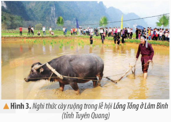 KHỞI ĐỘNGCâu hỏi: Hình dưới đây giúp em biết điều gì về văn hóa của dân tộc mông ở Mai Châu, tỉnh Hòa Bình? Hãy nêu hiểu biết của em về một số nét văn hóa ở vùng Trung du và miền núi Bắc Bộ. Giải chi tiết:- Bức hình thể hiện một lối sống văn hóa cùng nhau tụ tập giao lưu, nhảy múa vào những dịp lễ hội lớn.Một nét văn hóa có từ lâu đời và vẫn còn lưu giữ đến thế hệ ngày nay- Lễ hội Gầu Tào là lễ hội lớn nhất và có quy mô cộng đồng duy nhất, gắn với đời sống tâm linh, tinh thần của cộng đồng người Mông. Lễ hội tổ chức vào tháng Giêng hàng năm, nhưng việc chuẩn bị được tiến hành từ cuối tháng Chạp, với hai nghi lễ là chặt tre và dựng nêu. Người Mông thường tổ chức lễ hội Gầu Tào để tạ ơn thần linh vì đã ban cho họ con cái, sức khỏe, mùa màng bội thu,…- Hiểu biết của em về một số nét văn hoá ở vùng Trung du và miền núi Bắc Bộ:+ Vùng Trung du và miền núi Bắc Bộ nổi tiếng với lễ hội Gầu tào, lễ hội Lồng tồng,.... các lễ hội được tổ chức nhằm cầu cho mọi người có một năm khỏe mạnh, nhiều may mắn, mùa màng bội thu,...+ Chợ phiên của ở vùng Trung du và miền núi Bắc Bộ thường họp vào những ngày nhất định; hàng hóa tại đây phần lớn là những sản phẩm của người dân địa phương.+ Người dân vùng Trung du và miền núi Bắc Bộ có nhiều điệu múa, hát đặc sắc, như: hát then, múa xòe,…KHÁM PHÁ1. LỄ HỘICâu hỏi: Đọc thông tin và quan sát các hình 2, 3, em hãy:- Kể tên một số lễ hội tiêu biểu ở vùng Trung du và miền núi Bắc Bộ.- Mô tả một lễ hội mà em ấn tượng nhất.Giải chi tiết:Một số lễ hội tiêu biểu như: Gầu Tào, Lồng Tồng,Đền Hùng…Lễ hội em ấn tượng nhất là lễ hội Gầu Tào của người dân tộc Mông, được tổ chức vào đầu năm, tại nơi bằng phẳng, rộng rãi. Sau phần nghi lễ là nhưn gx hoạt động vui chơi như: múa khèn, đấu gậy…2. NÉT MÚA DÂN GIANCâu hỏi: Đọc thông tin và quan sát các hình 4, 5 em hãy: - Giới thiệu nét cơ bản về hát Then, múa Xòe Thái của các dân tộc ở vùng Trung du và miền Núi Bắc Bộ.- Cho biết các loại hình nghệ thuật đó phản ánh điều gì? Giải chi tiết:- Nét cơ bản về hát Then: là một loại hình âm nhạc dân gian của dân tộc Tày, Nùng.. được tổ chức vào dịp lễ quan trọng. Với mong muốn được gặp nhiều điều may mắn và cuộc sống tốt lành. Múa xòe: là truyền thống múa của người Thái, được biểu diễn vào các dịp lễ tết. - Các loại hình nghệ thuật đều phản ánh nét đẹp lâu đời của mỗi vùng, mỗi dân tộc khác nhau. 3. CHỢ PHIÊN VÙNG CAOCâu hỏi: Đọc thông tin và quan sát các hình 6,7, em hãy mô tả cánh chợ phiên ở vùng Trung du và miền núi Bắc Bộ Giải chi tiết:- Cánh chợ phiên ở vùng Trung du và miền núi Bắc Bộ thường được họp vào những ngày nhất định. Hàng hóa phần lớn là của người dân địa phương đem ra chợ bán.LUYỆN TẬPCâu hỏi: Vẽ sơ đồ tư duy thể hiện một số nét văn hóa nổi bật ở vùng Trung du và miền núi Bắc Bộ theo (gợi ý dưới đây).Giải chi tiết:VẬN DỤNG