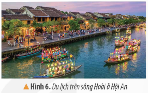 KHỞI ĐỘNGCâu hỏi: Quan sát hình dưới đây và mô tả một số nét về Phố cổ Hội An.Giải chi tiết:Phố cổ Hội An là một đô thị nằm ở hạ lưu sông Thu Bồn, thuộc thành phố Hội An, tỉnh Quảng Nam. Phần lớn những ngôi nhà ở đây là những kiến trúc truyền thống có niên đại từ thế kỷ 17 đến thế kỷ 19, phần bố dọc theo những trục phố nhỏ hẹp. Nằm xen kẽ giữa các ngôi nhà phố, những công trình kiến trúc tôn giáo, tín ngưỡng minh chứng cho quá trình hình thành, phát triển và cả suy tàn của đô thị. Hội An cũng là vùng đất ghi nhiều dấu ấn của sự pha trộn, giao thoa văn hóa. Các hội quán, đền miếu mang dấu tích của người Hoa nằm bên những ngôi nhà phố truyền thống của người Việt và những ngôi nhà mang phong cách kiến trúc Pháp. Bên cạnh những giá trị văn hóa qua các công trình kiến trúc, Hội An còn lưu giữ một nền văn hóa phi vật thể đa dạng và phong phú. Cuộc sống thường nhật của cư dân phố cổ với những phong tục tập quán, sinh hoạt tín ngưỡng, nghệ thuật dân gian, lễ hội văn hóa vẫn đang được bảo tồn và phát triển. Hội An được xem như một bảo tàng sống về kiến trúc và lối sống đô thị.KHÁM PHÁ1. PHỐ CỔ HỘI ANCâu 1: Quan sát lược đồ hình 2, hãy xác định vị trí địa lí của Phố cổ Hội An.Giải chi tiết:Phố cổ Hội An nằm ở thành phố Hội An tỉnh Quảng Nam.Câu 2: Đọc thông tin và quan sát các hình 3, 4 em hãy kể tên và mô tả một số công trình kiến trúc tiêu biểu ở Hội An.Giải chi tiết:Một số công trình kiến trúc tiêu biểu như:Nhà cổ được xây dựng từ thế kỉ XVII- XVIII, phổ biến là ngôi nhà một tầng hoặc hai tầng, có chiều ngang hẹp và chiều sâu tương đối lớn.Hội quán người Hoa là nơi sinh hoạt cộng đồng và cũng là nơi thờ các vị thần của người Hoa.Chùa Cầu tương truyền do nhớ thương nhân dân Nhật Bản ở Hội An xây dựng vào khoảng cuối thế kỉ XVI. Chùa được làm bằng gỗ, hình vòng cung, mái lợp ngói âm dương.2. BẢO TỒN VÀ PHÁT HUY GIÁ TRỊ PHỐ CỔ HỘI ANĐọc thông tin, quan sát các hình 6, 7 em hãy:   Câu 1: Cho biết vì sao Hội An là điểm đến cua nhiều du khách trong nước và quốc tế?Giải chi tiết:Hội An thu hút nhiều khách do có nhiều sản phẩm du lịch độc đáo như  Đêm phố cổ