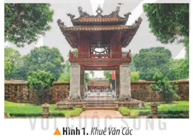 KHỞI ĐỘNGCâu hỏi: Năm 1999, Khuê Văn Các trong khu di tích Văn Miếu- Quốc Tử Giám được chọn là biểu tượng của Thủ đô Hà Nội. Chia sẻ hiểu biết của em về công trình kiến trúc nàyGiải chi tiết:Khuê Văn Các được xây dựng năm 1805, là một trong 5 cổng chia khu vực nội tự của Văn Miếu - Quốc Tử Giám thành 5 lớp không gian khác nhau. Cổng Khuê Văn Các thuộc lớp không gian thứ hai - khu Thành Đạt, nằm giữa cổng Đại Trung và Đại Thành.KHÁM PHÁ1. TÌM HIỂU VỀ VĂN MIẾU- QUỐC TỬ GIÁMCâu 1: Xác định vị trí của một số công trình kiến trúc tiêu biểu trong khu di tích Văn Miếu- Quốc Tử Giám trên sơ đồ hình 2.Giải chi tiết:Vị trí của một số công trình kiến trúc tiêu biểu: - Cổng văn miếu đượcnxây dựng phía ngoài cùng tiếp đến là Khuê Văn Các tiếp theo là các Bia tiến sĩ vào trong là khu Đại Thành và cuố cùng là Khu Thái Học nằm sâu bên trong thành - Quốc Tử Giám nằm sau Văn Miếu, là khu Thái Học gồm nhà Hậu Đường. Đây là nơi học tập của các hoàng tử, con gia đình quý tộc, quan lại và những người giỏi trong nước. Câu 2: Đọc thông tin và quan sát các hình từ 3 đến 5, em hãy:- Mô tả kiến trúc, chức năng của một trong những công trình : Văn Miếu, Quốc Tử Giám, Bia Tiến sĩ.- Nêu ý nghĩa của việc ghi danh những người đỗ Tiến sĩ ở Văn Miếu- Quốc Tử Giám.Giải chi tiết:- Bia tiến sĩ: Nơi đây ghi danh 1.307 vị Tiến sĩ của 82 khoa thi từ triều Lê (từ khoa thi 1442 đến thời Nguyễn). Bia Tiến Sĩ được chạm khắc tinh xảo bằng loại đá xanh trên lưng rùa tượng trưng cho sự biết ơn, tôn trọng tới các bậc kì tài của đất nước. Khu thứ tư trong nội tự Văn Miếu Quốc Tử Giám là là sân Đại bái. Trước đây nơi này thờ bài vị của 72 học trò xuất sắc của Khổng tử và thầy giáo nổi tiếng Chu Văn An. - Ý nghĩa của việc ghi danh những người đỗ Tiến sĩ: nhằm khuyến khích tinh thần hiếu học trong nhân dân.2. GIỮ GÌN VÀ PHÁT HUY GIÁ TRỊ CỦA VĂN MIẾU- QUỐC TỬ GIÁMCâu 1: Đọc thông tin và quan sát hình 6,7 em hãy kể tên một số hoạt động được tổ chức ở Văn Miếu- Quốc Tử Giám nhằm tôn vinh truyền thống hiếu học của dân tộc. Giải chi tiết:Một số hoạt động được tổ chức ở Văn Miếu - Quốc Tử Giám:+ Học sinh tham gia cuộc thi trạng nguyện+ Học sinh tham quan, học tập tại Văn Miếu,..Câu 2: Theo em, cần làm gì để giữ gìn và phát huy giá trị di tích Văn Miếu - Quốc Tử Giám?Giải chi tiết:Để giữ gìn và phát huy giá trị văn hóa truyền thống, cần chú trọng bảo tồn, tu bổ, tuyên truyền, quảng bá về khu di tích Văn Miếu- Quốc Tử giám.LUYỆN TẬPCâu 1: Lập và hoàn thiện bảng (theo gợi ý dưới đây) về các công trình tiêu biểu của di tích Văn Miếu - Quốc Tử Giám.Giải chi tiết:Tên công trìnhChức năngVăn MiếuNơi thờ Khổng Tử và các học trò của ôngQuốc Tử GiámNơi thờ Khổng Tử và các học trò của ôngNhà bia Tiến sĩGhi danh nhân tàiCâu 2: Đề xuất một số việc nên làm và không nên làm để góp phần gìn giữ và phát huy giá trị của Văn Miếu- Quốc Tử Giám.Giải chi tiết:Một số việc nên làm và không nên làm để góp phần gìn giữ và phát huy giá trị của Văn Miếu - Quốc Tử Giám.Nên làm: Tu dưỡng, sửa chữa bảo tồn khu di tích, tuyên truyền, quảng bá khu di tíchKhông nên làm: Vứt rác bừa bãi, phá hoải di sản,…VẬN DỤNG