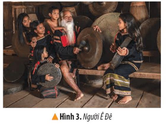 KHỞI ĐỘNGCâu hỏi: Dựa vào các hình 1, 2 em hãy cho biết một số hoạt động kinh tế chủ yếu ở vùng Tây Nguyên.Giải chi tiết: - Hoạt động chủ yếu ở vùng là trồng cây công nghiệp và vận hành nhà máy thủy điện.- Là vùng chuyên canh cây công nghiệp lớn.- Cây công nghiệp lâu năm phát triển khá nhanh với cây cà phê, cao su, chè, điều.→ Phát triển theo hướng sản xuất hàng hóa phục vụ xuất khẩu và cung cấp nguyên liệu cho công nghiệp chế biến.KHÁM PHÁ1. DÂN CƯCâu 1: Đọc thông tin và quan sát hình 3, em hãy kể tên một số dân tộc ở vùng Tây Nguyên.Giải chi tiết:Một số dân tộc : Ê đê, Ba Na, Mạ,..Câu 2: Đọc bảng thông tin, em hãy so sánh mật độ dân số của vùng Tây Nguyên với các vùng khác.Giải chi tiết:Vùng Tây Nguyên có mật độ dân số thấp nhất so với vùng khác. Người dân thường sống tập trung thành các buôn làng cùng nhau.2. MỘT SỐ HOẠT ĐỘNG KINH TẾ CHỦ YẾUa) Trồng cây công nghiệpCâu hỏi: Đọc thông tin và quan sát các hình 4, 5, em hãy:- Kể tên các loại cây công nghiệp được trồng nhiều ở vùng Tây Nguyên.- Xác định trên lược đồ những nơi trồng nhiều các loại cây đó.Giải chi tiết:- Các loại cây công nghiệp ở Tây Nguyên như: Cao su, cà phê, hồ tiêu, chè,..- Đắk Lắk trồng cao su, chè, hồ tiêu; Kon Tum trồng cà phê, cao su,..b) Chăn nuôi gia súcCâu hỏi: Đọc thông tin và quan sát hình 5, em hãy:- Xác định trên lược đồ những nơi nuôi nhiều trâu, bò và lợn ở vùng Tây Nguyên.- Giải thích vì sao trâu, bò được nuôi nhiều ở vùng Tây Nguyên.Giải chi tiết:- Trâu, bò được nuôi nhiều ở tỉnh Gia Lai và tỉnh Đắk Lắk. Lợn được nuôi nhiều ở Đắk Lắk.- Trâu, bồ được nuôi nhiều do có đồng cỏ tự nhiên và khí hậu thuận lợi.c) Phát triển thủy điệnCâu hỏi: Đọc thông tin và quan sát hình 5, em hãy:- Kể tên và chỉ trên lược đồ một số nhà máy thủy điện ở vùng Tây Nguyên.- Giải thích vì sao vùng Tây Nguyên có nhiều nhà máy thủy điện.Giải chi tiết:- Một số nhà máy thủy điện như: Sê San, Đồng Nai,..- Sông ngòi ở vùng chảy qua nhiều bậc địa hình có độ dốc lớn nên có khả năng phát triển thủy điện.LUYỆN TẬPCâu 1: Dựa vào bảng mật độ dân số các vùng ở nước ta năm 2020, hãy sắp xếp mật độ dân số các vùng theo thứ tự từ cao xuống thấp. Giải chi tiết:Sắp xếp mật độ dân số các vùng theo thứ tự từ cao xuống thấp: Đồng bằng Bắc Bộ => Nam Bộ => Duyên hải miền Trung => Trung du và miền núi Bắc Bộ => Tây Nguyên.Câu 2: Chọn ý ở cột A sao cho phù hợp với ý ở cột B và ghi kết quả vào vở.Giải chi tiết:1 - c2 - a3 - bVẬN DỤNG