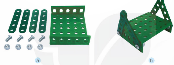 1. TÌM HIỂU SẢN PHẨM MẪUKhám phá: Em hãy quan sát mô hình bập bênh trong Hình 1, nêu các bộ phận chính và số lượng các chi tiết của mô hình bập bênh.Yêu cầu sản phẩm: đủ các bộ phận, mối ghép đúng vị trí và chắc chắn, thanh đòn và ghế ngồi quay được quanh trục.Giải chi tiết:- Các bộ phận chính là: chân đế, trục quay, thanh đòn và ghế ngồi.- Số lượng các chi tiết là:Chân đế: 13 chi tiết.Trục quay: 1 chi tiếtThanh đòn và ghế ngồi: 12 chi tiết.  2. CHI TIẾT VÀ DỤNG CỤKhám phá: Em hãy lựa chọn các dụng cụ và chi tiết phù hợp với số lượng cần thiết trong bộ lắp ghép mô hình kĩ thuật để lắp mô hình bập bênh trên.Giải chi tiết:Bộ phận chínhSố lượngTấm nhỏ1Thanh thẳng 5 lỗ4Thanh chữ U ngắn2Thanh thẳng 11 lỗ2Vòng hãm4Trục quay1Vít ngắn8Đai ốc8 3. THỰC HÀNHThực hành: Em hãy lắp ghép mô hình bập bênh theo các bước dưới đây.Bước 1: Lắp chân đếDùng bốn thanh bằng 5 lỗ, tấm nhỏ, bốn bộ vít ngắn và đai ốc để lắp chân để như Hình 2.Em hãy lắp ghép mô hình bập bênh theo các bước dưới đâyBước 2: Lắp thanh đòn và ghế ngồiDùng hai thanh chữ U ngắn và hai thanh bằng 11 lỗ, bốn bộ ốc vít và đai ốc để lắp thanh đòn và ghế ngòi như Hình 3.Em hãy lắp ghép mô hình bập bênh theo các bước dưới đâyBước 3: Hoàn thiện mô hìnhDùng một trục thẳng ngắn 1, bốn vòng hãm để lắp ghép các bộ phận thành mô hình bập bênh như Hình 4.Kiểm tra và điều chỉnh lại sản phẩm (nếu cần).Lưu ý: Sử dụng dụng cụ lắp ghép đúng cách và an toàn.Giải chi tiết:Học sinh tự thực hành. 4. GIỚI THIỆU SẢN PHẨM