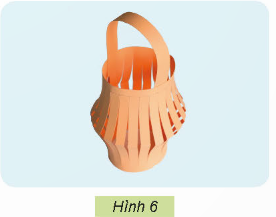 1. TÌM HIỂU SẢN PHẨM MẪUKhám phá: Em hãy quan sát mẫu đèn lồng trong Hình 1 và cho biết các bộ phận chính của chiếc đèn lồng.Yêu cầu sản phẩm: Lồng đèn tròn đều, cân đối, quai xách ở vị trí phù hợp, màu sắc hài hòa, trang trí đẹp, đèn chắc chắn.Giải chi tiết:Các bộ phận chính của chiếc đèn lồng là:Quai xách.Lồng đèn 2. VẬT LIỆU VÀ DỤNG CỤKhám phá: Em hãy lựa chọn các vật liệu với số lượng phù hợp và dụng cụ cần thiết có trong Hình 2 để làm đèn lồng.Giải chi tiết:Các vật liệu phù hợp để làm đèn lồng là:1 tờ giấy bìa màu.Nhiều giấy màu thủ công.Dụng cụ cần thiết để làm đèn lồng là:1 bút chì.1 thước kẻ.1 kéo.1 cuộn băng dính hai mặt.1 bút màu. 3. THỰC HÀNHThực hành: Em hãy làm sản phẩm theo các bước dưới đây.Bước 1. Làm lồng đèn- Chuẩn bị một tờ giấy bìa màu hình chữ nhật có chiều dài 22cm, chiều rộng 15cm. Gấp đôi tờ giấy bìa màu theo chiều dọc và kẻ các đường song song cách nhau 1cm như Hình 3.- Cắt tờ giấy bìa màu theo các đường kẻ song song (Hình 4a) và mở ra, sẽ được sản phẩm như Hình 4b.Lưu ý: Sử dụng kéo an toàn.- Dùng băng dính hai mặt để dán hai mép tờ giấy bìa màu tạo thành lồng đèn như Hình 5.Bước 2. Làm quai xách- Cắt một miếng giấy bìa màu hình chữ nhật có chiều dài 16cm, chiều rộng 2cm làm quai xách của đèn.- Gắn quai xách vào phần trên của lồng đèn cho cân đối (Hình 6).Bước 3. Hoàn thiện sản phẩm- Dùng bút chì màu, giấy màu trang trí đèn lồng theo ý thích (Hình 7).- Kiểm tra độ chắc chắn của đèn lồng và điều chỉnh (nếu cần).Lưu ý:- Thu dọn và vệ sinh chỗ học tập sau khi làm xong sản phẩm.- Sử dụng tiết kiệm vật liêu.Đáp án:Học sinh thực hành làm đèn lồng theo các bước. 4. GIỚI THIỆU SẢN PHẨM