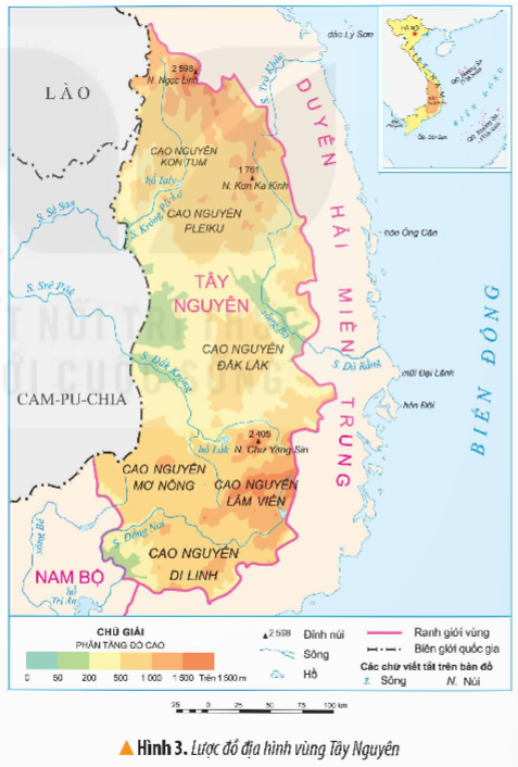 KHỞI ĐỘNGCâu hỏi: Các hình 1, 2 gợi ý cho em biết những điều gì về thiên nhiên vùng Tây Nguyên?Giải chi tiết:Vùng Tây Nguyên đa dạng về tài nguyên rừng với những cao nguyên rộng lớn, nổi tiếng với nuôi voi.KHÁM PHÁ1. VỊ TRÍ ĐỊA LÍCâu hỏi: Đọc thông tin và quan sát hình 3 em hãy:- Xác định vị trí của vùng Tây Nguyên trên lược đồ - Kể tên các vùng và quốc gia tiếp giáp với vùng Tây NguyênGiải chi tiết:- Vùng Tây Nguyên bao gồm năm tình: Kon Tum, Gia Lai, Đăk Lăk, Đăk Nông, Lâm Đồng. Đây là vùng duy nhất nước ta không giáp biển. - Vùng tiếp giáp Tây Nguyên: Nam Bộ, Duyên hải miền Trung.2. ĐẶC ĐIỂM THIÊN NHIÊNa) Địa hìnhCâu hỏi: Đọc thông tin bảng 1 và quan sát hình 3, em hãy kể tên và chi trên lược đồ vị tí các cao nguyên ở vùng Tây Nguyên. Cho biết độ cao trung bình của các cao nguyên đó. Giải chi tiết:Cao nguyên Mơ Nông (500m), cao nguyên Lâm Viên (1500m), cao nguyên Di Linh (1000m)b) Khí hậuCâu 1: Dựa vào bảng 2, em hãy cho biết thời gian mùa mưa và thời gian mùa khô ở Buôn Ma Thuật.Giải chi tiết:Thời gian mùa mưa từ tháng 5- tháng 11. Mùa khô từ tháng 12- tháng 4 năm sau.Câu 2: Đọc thông tin, em hãy nêu đặc điểm chính cua khí hậu ở vùng Tây Nguyên. Giải chi tiết:Vùng Tây Nguyên có nhiệt độ cao quanh năm, trung bình trên 20 độ C, khí hậu có hai mùa rõ rệt là mùa mưa và mùa khô. Mưa tập trung vào vùa mưa, mùa khô xảy ra tình trạng thiếu nước rõ rệt.c) ĐấtCâu hỏi: Đọc thông tin, em hãy cho biết tên và đặc điểm của loại đất chính ở vùng Tây Nguyên.Giải chi tiết:Vùng Tây Nguyên chủ yếu là đất badan, giàu dinh dưỡng thích hợp trồng cây công nghiệp như cà phê, hồ tiêu, cao su,..d) RừngCâu hỏi: Đọc thông tin và quan sát các hình 4, 5, em hãy cho biết:- Tên một số kiểu rừng ở vùng Tây Nguyên.- Vai trò của rừng và một số biện pháp bảo vệ rừng.Giải chi tiết:- Tây Nguyên có 2 kiểu rừng chính: rừng rộng nhiệt đới và rừng khộp- Vai trò của rừng: giúp giảm lũ lụt, cung cấp nhiều sản vật gỗ giá trị phát triển du lịchBiện pháp bảo vệ rừng như:+ Trồng rừng và bảo vệ rừng+ Thành lập các khu bảo tồn thiên nhiên+ Tuyên truyền vận động dân tham gia bảo vệ rừng.LUYỆN TẬPCâu hỏi: Trình bày một số đặc điểm địa hình, khí hậu ở vùng Tây Nguyên.Giải chi tiết:- Tây Nguyên có địa hình cao, rộng lớn bao gồm các cao nguyên xếp tầng cao, thấp khác nhau.- Khí hậu Tây Nguyên có hai mùa rõ rệt: mùa mưa và mùa khô: + Mùa mưa thường có những ngày mưa kéo dài liên miên.+ Mùa khô, trời nắng gay gắt, đất khô vụn bở.VẬN DỤNG