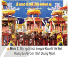 KHỞI ĐỘNGCâu hỏi: Hình dưới đây là một di sản văn hoá tiêu biêu ở vùng Duyên hải miền Trung hãy kể tên một số di sản văn hoá ở vùng này mà em biếtGiải chi tiết:Di sản tiêu biểu: Thừa Thiên Huế có 5/8 di sản (Quần thể di tích cố đô Huế - Di sản vật thể, Nhã nhạc cung đình Huế - Di sản phi vật thể, Mộc bản và Châu bản Triều Nguyễn, thơ văn trên kiến trúc Cung đình Huế - Di sản tư liệu).Quảng Nam có Phố cổ Hội An và Khu di tích Mỹ Sơn.KHÁM PHÁ1.  VÙNG ĐẤT HỘI TỤ NHIỀU DI SẢN THẾ GIỚICâu hỏi: Đọc thông tin và quan sát các hình từ 2 đến 4, em hãy:- Kể tên và xác định vị trí các di sản thế giới ở vùng Duyên hải miền Trung.- Nêu những nét nổi bật của di sản văn hoá thế giới ở vùng Duyên hải miền Trung: số lượng, địa bàn, phân bố, loại hình di sản,…Giải chi tiết:- Vùng Duyên hải miền Trung có nhiều di sản thế giới được UNESCO ghi danh như: Phố cổ Hội An, Nhã nhạc công đình Huế, vườn quốc gia Phong Nha - Kẻ Bàng,...- Di sản văn hóa thế giới gồm nhiều loại hình như: di sản thiên nhiên, di sản văn hóa vật thể,di sản văn hóa phi vật thể, di sản tư liệu.2. VÙNG ĐẤT CỦA LỄ HỘICâu hỏi: Đọc thông tin và quan sát các hình từ 5 đến 7, em hãy:-Kể tên một số lễ hội tiêu biểu ở vùng Duyên hải miền Trung và nêu những nét nổi bật về lễ hội của vùng đất này.-Nêu cảm nghĩ của em về Lễ Khao lề thế linh Hoàng Sa.Giải chi tiết:- Một số lễ hội tiêu biểu ở vùng Duyên hải miền Trung như:+ Lễ rước cá Ông: được bắt nguồn từ tục thờ cá voi, loài ca hiền lành, cứu giúp người dân khi họ gặp nạn trên biển. Lễ hội nhằm thể hiện lòng biết ơn với cá Ông.+ Lễ hội Ka- tê:Là lễ hội của đồng bào Chăm được tổ chức vào khoảng t9- 10 hằng năm tưởng nhớ các vị thần cầu cho cuộc sống hạnh phúc, ấm no.- Lễ Khao lề thế linh Hoàng Sa là một tập tục cổ truyền có từ thời Hải đội Hoàng Sa nhằm tri ân những người đi làm nhiệm vụ và cầu cho họ được bình an trở về. Lễ hội nhằm tri ân Hải đội Hoàng Sa thể hiện lòng biết, ơn và kính trọng với những anh hùng có công giữ gìn biển đảo quê hương.LUYỆN TẬPCâu hỏi: Vẽ sơ đồ tư duy về một số nét nổi bật của văn hoá vùng Duyên hải miền Trung.Giải chi tiết:VẬN DỤNG