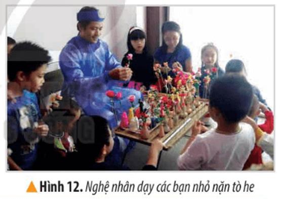 KHỞI ĐỘNGCâu hỏi: Hình dưới đây gợi cho em liên tưởng đến sự tích nào gắn với Hà Nội? Hãy chia sẻ những hiểu biết của em về Hà NộiGiải chi tiết:Qua bức hình giúp em liên tưởng đến hoạt động múa rối. Hà Nội là thủ đô của nước Việt Nam là trung tâm kinh tế, tài chính lớn của Việt Nam với lịch sử hàng ngàn năm văn hiến. Hà Nội nằm về phía tây bắc của trung tâm vùng đồng bằng châu thổ sông Hồng, với địa hình bao gồm vùng đồng bằng trung tâm và vùng đồi núi ở phía bắc và phía tây thành phố.KHÁM PHÁ1. VỊ TRÍ VÀ TÊN GỌI THĂNG LONG - HÀ NỘICâu 1: Đọc thông tin và quan sát hình 2, em hãy xác định vị trí địa lý của Thăng Long- Hà Nội trên lược đồGiải chi tiết:Vị trí của Thăng Long - Hà Nội: Nằm ở vùng Đồng bằng Bắc Bộ, tiếp giáp vi nhiều tỉnh thành.Câu 2: Dựa vào hình 3, hãy kể các tên gọi khác nhau của Thăng Long- Hà Nội.Giải chi tiết:Các tên gọi khác nhau của Thăng Long- Hà Nội: Đông Đô(1397), Đông Quan(1408), Đông Kinh( 1430).2. LỊCH SỬ THĂNG LONG - HÀ NỘICâu 1: Khai thác tư liệu, em hãy phân tích một số đặc điểm tự nhiên nổi bật của khu vực thành Đại La- Thăng LongGiải chi tiết:Một số đặc điểm tự nhiên của Thăng Long qua Chiếu dời đô là:+ Ở giữa khu vực trời đất; chính giữa nam bắc đông tây.+ Thế rồng cuộn, hổ ngồi; tiện nghi núi sông sau trước.+ Mặt đất rộng, bằng phẳng; thế đất cao;+ Muôn vật tốt tươi, phồn thịnh.Câu 2: Đọc thông tin và quan sát các hình từ 4 đến 8 em hãy :- Nêu một số sự kiện tiêu biểu gắn với lịch sử Thăng Long- Hà Nội. - Kể một câu chuyện liên quan đến Thăng Long- Hà Nội mà em ấn tượng nhấtGiải chi tiết:- Một số sự kiện tiêu biểu gắn với lịch sử Thăng Long- Hà Nội: sự kiện Thăng Long tứ trấn, Truyền thuyết Lê Lợi trả gươm báu cho rùa vàng. - Câu chuyện mà em cảm thấy ấn tượng nhất là câu chuyện: sự tích Hồ GươmTrong tay Lê Lợi có gươm thần làm cho quân Minh tan tác, bạt vía. Một năm sau khi đuổi giặc Minh, vua Lê Lợi cưỡi thuyền quanh hồ Tả Vọng, Long Quân sai Rùa Vàng lên đòi gươm thần. Vua nâng gươm trao trả gươm, Rùa Vàng ngậm gươm rồi lặn xuống đáy hồ, từ đó hồ Tả Vọng mang tên là hồ Hoàn Kiếm.3. THỦ ĐÔ HÀ NỘI NGÀY NAYCâu 1: Đọc thông tin và quan sát các hình từ 9 đến 11, em hãy cho biết Hà Nội là trung tâm quan trọng của cả nước ở các lĩnh vực nào?Giải chi tiết:- Hà Nội là trung tâm quan trọng trong lĩnh vực nào: thương mại, hệ thống ngân hàng, khu công nghệ cao,..Câu 2: Quan sát hình 12, cho biết các bạn nhỏ đang làm gì? việc làm đó có ý nghĩa như thế nào?Giải chi tiết:Các bạn nhỏ đang học nặn tò he. Điều đó thể hiện thế hệ trẻ này nay luôn nuôi dưỡng, lưu giữ nhiều giá trị văn hóa truyền thống lâu đời của dân tộc.LUYỆN TẬPCâu 1: Kể lại một câu chuyện về lịch sử Thăng Long- Hà NộiGiải chi tiết:Mặc dù người ta nói Thăng Long nghìn năm, nhưng đô thành này có cội nguồn lịch sử xa xưa hơn thế.Khi người Việt - Mường từ vùng trung du của các vua Hùng xuôi xuống đồng bằng, An Dương Vương đã định đô ở Cổ Loa. Hai Bà Trưng khởi nghĩa, định đô ở Mê Linh. Bắc thuộc nghìn năm, trị sở xứ này đầu tiên đặt tại Luy Lâu, gắn liền với tên của thái thú Sĩ Nhiếp. Sau đó dời về Mê Linh, rồi sang Long Uyên - Long Biên. Những đô thành này nằm ở phía Đông sông Hồng, từng bị giặc Chà Và từ biển đánh vào, giặc Nam Chiếu từ tận Vân Nam đánh xuống.Đến năm 824, người Tàu cai trị đã đắp thành ở bờ Tây sông Hồng địa phận huyện Tống Bình, và đến năm 866 thì Tiết độ sứ Cao Biền đắp lại thành Đại La với quy mô lớn. Đây là cơ sở để năm 1010 Lý Thái Tổ dời đô từ Hoa Lư về và đặt cái tên oai hùng: THĂNG LONG.Câu 2: Vì sao nói Hà Nội là trung tâm chính trị, kinh tế, văn hóa, giáo dục của đất nước?Giải chi tiết:+ Hà Nội là thủ đô của nước ta. Đây là nơi làm việc của các cơ quan lãnh đạo cao nhất của đất nước.+ Quốc Tử Giám ờ Hà Nội là trường đại học đầu tiên của nước ta. Ngày nay, Hà Nội là nơi tập trung nhiều viện nghiên cứu, trường đại học, bảo tàng, thư viện hàng đầu của cả nước.+ Hà Nội còn có các nhà máy, khu công nghệ cao, làng nghề,.. làm ra nhiều sản phấm phục vụ cho nhu cầu trong nước và xuất khẩu. Nhiều trung tâm thương mại. giao dịch trong và ngoài nước đặt tại Hà Nội, như các chợ lớn, siêu thị, hệ thống ngân hàng, bưu điện,…VẬN DỤNG
