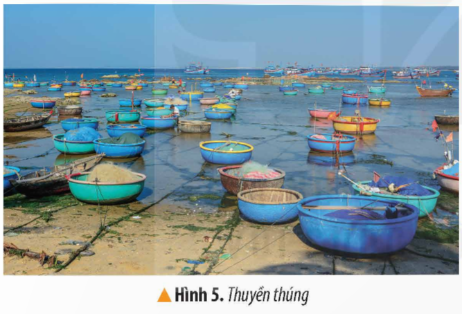 KHỞI ĐỘNGCâu hỏi: Khi đang học xa nhà, nhà thơ Tế Hanh đã thể hiện nỗi nhớ quên hương Quảng Ngãi - một tỉnh thuộc vùng Duyên hải miền Trung như sau:Làng tôi ở vốn làm nghề chài lưới,Nước bao vây cách nửa ngày sông.(Tế Hanh, Quê hương, in trong Hoa Niên NXB Hội nhà văn,1992)Em hãy cho biết hoạt động kinh tế biển nào được tác giả nhắc đến trong đoạn thơ trên.Giải chi tiết:Tác giả nhắc đến hoạt động kinh tế biển: Đánh bắt hải sản.KHÁM PHÁ1. DÂN CƯCâu hỏi: Đọc thông tin và quan sát các hình từ 3 đến 5, em hãy kể tên một số vận dụng chủ yếu có liên quan đến đời sống của người dân ở vùng Duyên hải miền Trung.Giải chi tiết:Vật dụng có liên quan đến đời sống của người dân là: Thuyền thúng, thuyền, cào muối,…2. Một số hoạt động kinh tế biểnCâu 1: Đọc bảng thông tin và quan sát hình 6,7, em hãy:- Kể tên một số hoạt động kinh tế biển ở vùng Duyên hải miền Trung.- Kể tên một số bãi biển và cảng biển ở vùngGiải chi tiết:Một số hoạt động kinh tế biển: Làm muối, đánh bắt và nuôi trồng hải sản, du lịch, giao thông đường biển,..Một số bãi biển, cảng biển: Sầm Sơn( Thanh Hóa), Lý Sơn( Quảng Ngãi). Cảng Cửa Lò, Chân Mây,..Câu 2: Giải thích vì sao vùng Duyên hải miền Trung lại thuận lợi phát triển kinh tế biển.Giải chi tiết:Vùng Duyên hải miền Trung thuận lợi phát triển phát triển kinh tế biển do: Có đường bờ biển kéo dài, vùng biển rộng.LUYỆN TẬPCâu hỏi: Vẽ sơ đồ tư duy thể hiện một số hoạt động kinh tế biển ở vùng Duyên hải miền Trung.Giải chi tiết:VẬN DỤNG