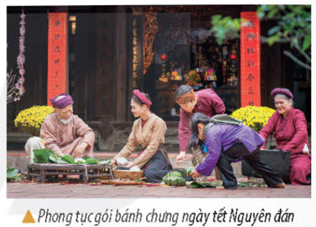 KHỞI ĐỘNGCâu hỏi: Quan sát những hình bên và chia sẻ những thông tin mà em biết liên quan đến hình ảnh đó.Hãy giới thiệu những phong tục tương tự ở địa phương em.Giải chi tiết:- Qua hình ảnh trên là cảnh tượng mọi người xúm lại bên nhau cùng gói bánh chưng ngày tết. Tượng trưng cho Đất, chiếc bánh chưng có hình dáng vuông vức, đẹp mắt, nhân bên trong là thịt mỡ với đậu xanh, bên ngoài là những hạt nếp chắc mẩy được gói cẩn thận bằng lá dong và luộc chín.- Những phong tục, điển hình ở địa phương em là:+ Tổ chức lễ hội đầu năm mới+ Làm bánh chưng, bánh tét vào ngày tết.+ Thờ cúng ông bà tổ tiên+ Tục ăn trầu của người lớn tuổiKHÁM PHÁ1. VĂN HOÁ TRUYỀN THỐNGCâu hỏi: Đọc thông tin và dựa vào Tài liệu giáo dục địa phương, hãy thực hiện nhiệm vụ:- Kể tên một số phong tục, tập quán, nhà ở, lễ hội và món ăn ở địa phương em. - Giới thiệu với bạn về một loại trang phục hoặc một món ăn/ một lễ hội tiêu biểu ở địa phương em. Giải chi tiết:- Ở địa phương em có một số phong tục, tập quán, nhà ở lễ hội và món ăn như: nhiều phong tục, tập quán thường xuyên được diễn ra như: thôi nôi, cưới, ma chay, xuống đồng, tết Nguyên đán, Nguyên tiêu, Trung thu...và các lễ hội như: hội rước Thành hoàng làng, hội Lim, hội Chùa Thầy....- Trang phục áo dài: Điểm nổi bật của Áo dài có hai tà: Tà trước và tà sau; bắt buộc dài qua gối.Cổ áo cổ điển cao khoảng 4 đến 5 cm, khoét hình chữ V trước cổ.Thân áo dài được may vừa vặn, ôm sát thân của người mặc, ở phần eo được chiết lại làm nổi bật chiếc eo thon của người phụ nữ.Từ eo, thân áo dài được xẻ làm hai tà, vị trí xẻ tà ở hai bên hông.Tay áo được tính từ vai, may ôm sát cánh tay, dài đến qua khỏi cổ tay. Quần áo dài được may chấm gót chân, ống quần rộng, thường được may với vải mềm, rũ với hai màu sắc thông dụng là đen hoặc trắng.Có thể nói, áo dài không chỉ là một bộ trang phục đại diện cho cả một nền văn hóa, mà còn là cảm hứng sáng tác không dứt của nghệ thuật Việt Nam.2. TÌM HIỂU VÀ KỂ CHUYỆN VỀ DANH NHÂNCâu hỏi:- Kể lại câu chuyện về một danh nhân ở địa phương( theo gợi ý dưới đây):- Tên danh nhân- Danh nhân đó gắn với câu chuyện nào?. Kể vắn tắt nội dung câu chuyện- Em học được điều gì từ danh nhân đó.Giải chi tiết:- Danh nhân Hai Bà Trưng. Được gắn liền với việc Hai Bà Đứng lên kháng chiến chống giặc ngoại xâm. Thuở xưa, nước ta bị quân Hán đô hộ. Chúng rất tàn ác, bóc lột nhân dân ta và ra sức vơ vét của cải. Bấy giờ ở huyện Mê Linh có hai người con gái: chị là Trưng Trắc và em là Trưng Nhị. Cả hai bà đều giỏi võ nghệ và nuôi chí giành lại non sông. Trưng Trắc có chồng là Thi Sách. Thi Sách là Lạc tướng cũng cùng chí hướng với vợ. Tướng giặc là Tô Định làm thứ sử Giao Châu thời ấy biết được bèn lập mưu giết chết Thi Sách. Hai Bà Trưng phất cờ khởi nghĩa quyết tâm bắt quân giặc phải đền nợ nước, trả thù nhà. Quân của hai bà đi đến đâu, giặc tan đến đó. Với đoàn quân khởi nghĩa hừng hực khí thế chiến đấu và chiến thắng, Hai Bà tiến về giải phóng thành Luy Lâu. Tướng giặc Tô Định tháo chạy về nước. Hai Bà lên ngôi vua, xưng là Trưng Nữ Vương. Năm 43, quân giặc cử Mã Viện, đại tướng lão luyện đốc quân đàn áp cuộc khởi nghĩa. Hai Bà lãnh đạo quân ta chiến đấu anh dũng nhưng vì thế giặc quá mạnh, yếu thế, Hai Bà nhảy xuống sông Hát Giang tuẫn tiết. Dân ta lại chìm trong vòng áp bức của giặc phương Bắc. Dù vậy, tấm gương oanh liệt của Hai Bà Trưng vẫn ngời sáng nghìn thu. Tuy rằng cuộc kháng chiến thất bại nhưng cuộc kháng chiến đã bùng lên tinh thần dân tộc cao cả, giúp thế hệ ngày nay thêm yêu tổ quốc và gìn giữ độc lập và tự do.LUYỆN TẬPCâu 1: Lập và hoàn thiện bảng (theo gợi ý dưới đây) về một số nét văn hóa truyền thống tiêu biểu của địa phương em.Giải chi tiết:STTLĩnh vựcTên gọiMô tả1Lễ hộiLễ hội cồng chiêngCác nghệ nhân mặc trang phục truyền thống cầm 1 chiếc cồng, chiêng đánh theo nhịp điệu.2Món ănThịt trâu gác bếpMón thịt trâu được chế biến sạch sẽ, tẩm ướp gia vị và treo lên gác bếp đến khi khô lại.3Phong tục tập quánPhong tục ăn trầu của người lớn tuổiDùng miếng vôi quét lên lá cau và nhai đến khi nào ra màu đỏ4Trang phụcVáy MườngChiếc khăn trắng thắt trên đầu, (áo ngắn) có độ dài vừa chấm eo lưng; Áo chùng, tương tự như áo ngắn nhưng được kéo dài xuống ngang đầu gối, phía dưới hơi xoè rộng, hai vạt áo buông tự do, tạo cảm giác mềm mại (ngày nay thường chỉ thấy trong các lễ hội); Yếm; Váy, gồm hai phần chính là cạp váy và chân váy, cạp váy có màu sắc rực rỡ, được dệt rất công phu và là bộ phận nổi bật trên trang phục; Bộ tênh (khăn thắt ở eo) và đồ trang sức.Câu 2: Giới thiệu về một lễ hội hoặc một danh nhân tiêu biểu ở địa phương emGiải chi tiết:Mỗi vùng đất đều có một phong tục tập quán riêng. Và các lễ hội cũng vậy, không vùng nào giống vùng nào. Như thế mới tạo nên nét đặc trưng riêng của vùng đó. Tháng Giêng năm ngoái em có dịp được đi Hải Phòng và xem lễ hội Chọi trâu. Đây là lần đầu tiên em được chứng kiến cảnh chọi trâu đầy ấn tượng như thế này.Lễ hội Chọi trâu không phải vùng nào cũng có, ở quê em không có lễ hội này. Ở Hải Phòng, lễ hội Chọi trâu được diễn ra vào mùa xuân. Vì đây là thời điểm mọi người có thời gian vui chơi, nghỉ ngơi tham gia các lễ hội dành cho mùa xuân.Ở đây người dân chuẩn bị một cái sân thật to và thật rộng, hai làng sẽ chuẩn bị hai con trâu khỏe nhất mang ra chọi nhau. Khi con trâu nào ngã quỵ trước là thua cuộc và ngược lại. Hai con trâu chọi có màu đen thẫm, làn da bóng nhẫy nhìn rất khỏe khoắn và đầy sức mạnh. Hai đôi mắt long lanh của hai chú trâu cứ nhìn chằm chằm vào nhau.Hai con trâu bắt đầu tiến gần lại với nhau, chân đạp đạp xuống đất và mũi không ngừng thở. Sừng trâu cong vút lên, khỏe mạnh và hình như chúng đang chuẩn bị tâm thế để bước vào cuộc chiến gay go, ác liệt nhất. Hai chú trâu cứ thế lao vào nhau, sừng cọ nhau, húc nhau và xô đẩy nhau không phân thắng bại.Xung quanh tiếng hò h ét của những người dân khiến cho không khí của lễ hội chọi trâu trở nên náo nhiệt và vui vẻ hơn bao giờ hết. Hai chú trâu đang hì hục chiến đấu ở trên sân nền cỏ, chân của chúng làm cho những đám bỏ bị bật gốc trơ trọi ở trên mặt đất. Thi thoảng chú trâu kia húc mạnh chú trâu này khiến cho chân của trâu bị lún xuống một hố nông nhưng cũng đủ khiến cho người xem cảm thấy trận chiến đang diễn ra ác liệt. Chú trâu làng bên vì có sức khỏe dai và mạnh hơn nên đã húc chú trâu làng bạn một cái. Nhưng may sao chú trâu kia có sức kháng cự nên bật lại. Cả hai chú vẫn đang khiến người xem thót tim không biết bao nhiêu lần. Nhưng cuối cùng chú trâu to con hơn của làng bên đã làm ngã khuỵu chú trâu còn lại và kết quả lễ hội chọi trâu đã được công bố. Em rất ấn tượng với lễ hội này ở Hải Phòng.VẬN DỤNG