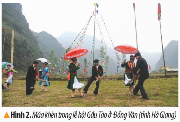 KHỞI ĐỘNGCâu hỏi: Hình dưới đây giúp em biết điều gì về văn hóa của dân tộc mông ở Mai Châu, tỉnh Hòa Bình? Hãy nêu hiểu biết của em về một số nét văn hóa ở vùng Trung du và miền núi Bắc Bộ. Giải chi tiết:- Bức hình thể hiện một lối sống văn hóa cùng nhau tụ tập giao lưu, nhảy múa vào những dịp lễ hội lớn.Một nét văn hóa có từ lâu đời và vẫn còn lưu giữ đến thế hệ ngày nay- Lễ hội Gầu Tào là lễ hội lớn nhất và có quy mô cộng đồng duy nhất, gắn với đời sống tâm linh, tinh thần của cộng đồng người Mông. Lễ hội tổ chức vào tháng Giêng hàng năm, nhưng việc chuẩn bị được tiến hành từ cuối tháng Chạp, với hai nghi lễ là chặt tre và dựng nêu. Người Mông thường tổ chức lễ hội Gầu Tào để tạ ơn thần linh vì đã ban cho họ con cái, sức khỏe, mùa màng bội thu,…- Hiểu biết của em về một số nét văn hoá ở vùng Trung du và miền núi Bắc Bộ:+ Vùng Trung du và miền núi Bắc Bộ nổi tiếng với lễ hội Gầu tào, lễ hội Lồng tồng,.... các lễ hội được tổ chức nhằm cầu cho mọi người có một năm khỏe mạnh, nhiều may mắn, mùa màng bội thu,...+ Chợ phiên của ở vùng Trung du và miền núi Bắc Bộ thường họp vào những ngày nhất định; hàng hóa tại đây phần lớn là những sản phẩm của người dân địa phương.+ Người dân vùng Trung du và miền núi Bắc Bộ có nhiều điệu múa, hát đặc sắc, như: hát then, múa xòe,…KHÁM PHÁ1. LỄ HỘICâu hỏi: Đọc thông tin và quan sát các hình 2, 3, em hãy:- Kể tên một số lễ hội tiêu biểu ở vùng Trung du và miền núi Bắc Bộ.- Mô tả một lễ hội mà em ấn tượng nhất.Giải chi tiết:Một số lễ hội tiêu biểu như: Gầu Tào, Lồng Tồng,Đền Hùng…Lễ hội em ấn tượng nhất là lễ hội Gầu Tào của người dân tộc Mông, được tổ chức vào đầu năm, tại nơi bằng phẳng, rộng rãi. Sau phần nghi lễ là nhưn gx hoạt động vui chơi như: múa khèn, đấu gậy…2. NÉT MÚA DÂN GIANCâu hỏi: Đọc thông tin và quan sát các hình 4, 5 em hãy: - Giới thiệu nét cơ bản về hát Then, múa Xòe Thái của các dân tộc ở vùng Trung du và miền Núi Bắc Bộ.- Cho biết các loại hình nghệ thuật đó phản ánh điều gì? Giải chi tiết:- Nét cơ bản về hát Then: là một loại hình âm nhạc dân gian của dân tộc Tày, Nùng.. được tổ chức vào dịp lễ quan trọng. Với mong muốn được gặp nhiều điều may mắn và cuộc sống tốt lành. Múa xòe: là truyền thống múa của người Thái, được biểu diễn vào các dịp lễ tết. - Các loại hình nghệ thuật đều phản ánh nét đẹp lâu đời của mỗi vùng, mỗi dân tộc khác nhau. 3. CHỢ PHIÊN VÙNG CAOCâu hỏi: Đọc thông tin và quan sát các hình 6,7, em hãy mô tả cánh chợ phiên ở vùng Trung du và miền núi Bắc Bộ Giải chi tiết:- Cánh chợ phiên ở vùng Trung du và miền núi Bắc Bộ thường được họp vào những ngày nhất định. Hàng hóa phần lớn là của người dân địa phương đem ra chợ bán.LUYỆN TẬPCâu hỏi: Vẽ sơ đồ tư duy thể hiện một số nét văn hóa nổi bật ở vùng Trung du và miền núi Bắc Bộ theo (gợi ý dưới đây).Giải chi tiết:VẬN DỤNG