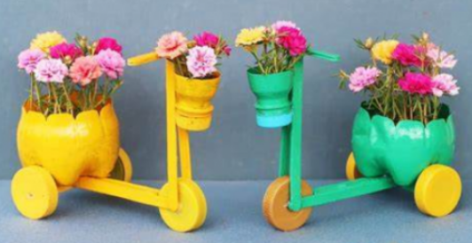 1. CHẬU TRỒNG HOA, CÂY CẢNHKhám phá: Em hãy quan sát Hình 1 và nêu đặc điểm của các loại chậu trồng cây trong hình theo các gợi ý sau: chất liệu, độ nặng nhẹ. Em hãy quan sát Hình 1 và nêu đặc điểm của các loại chậu trồng cây trong hình theo các gợi ý sau: chất liệu, độ nặng nhẹGiải chi tiết: Chậu bằng nhựaChậu bằng gốm, sứChậu bằng xi măngChất liệuNhựaGốm, sứXi măngĐộ nặng nhẹNhẹNặngNặng Vận dụng: Theo em, trong các loại chậu ở Hình 2, loại chậu nào phù hợp trồng cây để ở bàn, loại chậu nào phù hợp trồng cây để kẹp ở lan can, loại chậu nào phù hợp trồng cây để treo? Vì sao?....Giải chi tiết:Chậu phù hợp trồng cây để ở bàn là chậu a vì chậu nhỏ, dễ dàng để trên mặt bàn, không chiếm nhiều diện tích.Chậu phù hợp trồng cây để kẹp ở lan can là chậu c vì chậu có lỗ khoét ở giữa, phù hợp để gắn vào thành lan can.Chậu phù hợp trồng cây để treo là chậu b vì chậu có móc treo. Thực hành: Làm hoặc trang trí một chậu trồng hoa, cây cảnh phù hợp với sở thích của em (có thể dùng vật liệu tái chế đề bào vệ môi trường).Giải chi tiết:Gợi ý cách làm:Làm hoặc trang trí một chậu trồng hoa, cây cảnh phù hợp với sở thích của em (có thể dùng vật liệu tái chế đề bào vệ môi trường) 2. GIÁ THỂ TRỒNG HOA, CÂY CẢNH TRONG Khám phá: Em hãy sử dụng các thẻ dưới đây để gọi tên các loại giá thể trồng hoa, cây cảnh trong Hình 4 cho phù hợp.Giải chi tiết:a. Giá thể hỗn hợp.b. Giá thể mùn cưa.c. Giá thể xơ dừa.d. Giá thể trấu hun. 3. MỘT SỐ DỤNG CỤ TRỒNG HOAM CÂY CẢNH TRONG CHẬU